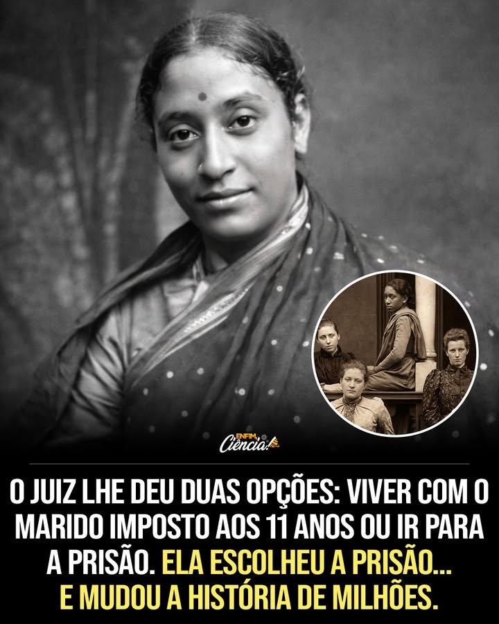 Ela ouviu a sentença e respondeu com uma frase que parecia impossível: **preferia a prisão**. Mas por que alguém escolheria uma cela em vez da própria casa? Porque, para ela, aquilo que chamavam de casa significava outra coisa: **submissão**, silêncio e a obrigação de aceitar um destino imposto quando ainda nem entendia o que era escolher. E é justamente aí que começa a pergunta mais incômoda: o que leva uma mulher a desafiar um tribunal inteiro sem hesitar? A resposta não está apenas naquele momento diante do juiz. Está em algo que vinha sendo construído havia anos. Ela não era alguém que simplesmente decidiu resistir de um dia para o outro. Havia crescido cercada por uma ideia rara para seu tempo: a de que sua **mente tinha valor**. E quando uma pessoa aprende isso cedo, aceitar ser tratada como propriedade se torna ainda mais insuportável. Mas como essa convicção nasceu em um ambiente dominado por tradições tão rígidas? Tudo começou muito antes da sentença. Ainda menina, ela viu de perto o peso que recaía sobre as mulheres. A própria mãe conhecia a dureza do **casamento infantil** e da viuvez precoce. Depois, ao se casar novamente, escolheu um homem diferente: um médico e reformista que incentivava a educação feminina. Livros entraram na casa. O estudo ganhou espaço. E uma menina passou a crescer acreditando que podia pensar por si. Mas há um detalhe que quase ninguém percebe: mesmo em lares mais progressistas, a tradição ainda falava mais alto. Foi assim que, aos **11 anos**, ela foi obrigada a se casar. Sem escolha. Sem voz. Sem consentimento. A cerimônia aconteceu, mas ela não foi viver com o homem escolhido para ela. Permaneceu com a mãe e o padrasto, estudando. À primeira vista, isso poderia parecer apenas um adiamento. Só que o tempo mudou tudo. Enquanto ela lia, aprendia e ampliava o próprio horizonte, o homem com quem havia sido casada seguia outro caminho. E então surge a pergunta que muda o rumo da história: o que acontece quando uma menina educada se torna uma mulher capaz de dizer **não**? O conflito explodiu quando ele decidiu exigir na Justiça seus chamados **direitos conjugais**. Em termos práticos, queria obrigá-la a viver com ele como esposa. O que ela fez em seguida foi algo quase sem precedentes: argumentou que um casamento imposto a uma criança não podia ser tratado como válido. Disse, em essência, que **mulheres não eram propriedade**. E é aqui que a maioria se surpreende: não era apenas uma disputa pessoal. Era um ataque direto a uma estrutura inteira. A primeira decisão judicial lhe foi favorável. Um juiz entendeu que o consentimento importava e que ela era menor quando foi casada. Parecia uma vitória. Mas o que acontece depois muda tudo. A reação foi feroz. Setores conservadores trataram o caso como ameaça às tradições. A decisão foi revertida. E então veio a ordem brutal: ou ela iria viver com o homem a quem fora ligada na infância, ou passaria **seis meses na prisão**. Foi nesse ponto, em **Bombaim, em março de 1887**, que o nome de **Rukhmabai** entrou para a história. Diante do juiz Farran, aos **23 anos**, ela escolheu a prisão em vez da submissão a **Dadaji Bhikaji**, o homem com quem havia sido forçada a se casar aos 11. A frase ecoou muito além do tribunal porque não rejeitava apenas um marido. Rejeitava um sistema inteiro. Mas a história não parou na coragem da recusa. O que ela fez depois ampliou ainda mais o impacto. Em vez de esperar que outros falassem por ela, Rukhmabai escreveu. Publicou textos denunciando a crueldade do casamento infantil, descrevendo infâncias interrompidas e vidas moldadas pela força. Sua voz atravessou fronteiras, chegou à imprensa britânica e alimentou um debate que já não podia mais ser ignorado. E quando uma experiência individual se transforma em discussão pública, a pergunta deixa de ser “o que acontecerá com ela?” e passa a ser “quantas outras vivem o mesmo?” A pressão cresceu. O governo britânico, diante da repercussão e relutante em prendê-la por se recusar a um casamento forçado, negociou uma saída. Em **1888**, o casamento foi dissolvido mediante acordo, e ela finalmente ficou livre. Livre para fazer o quê? Aqui está outra virada decisiva: estudar **medicina**. Com apoio da médica britânica Edith Pechey, foi para a Inglaterra, formou-se em 1894 e se tornou uma das primeiras mulheres indianas a exercer a profissão. Seria esse o verdadeiro final? Ainda não. Porque o mais importante talvez não seja apenas o fato de ela ter escapado. É o que fez com essa liberdade. Rukhmabai voltou para a Índia, trabalhou por décadas como médica, atendeu mulheres de diferentes origens, treinou profissionais e continuou defendendo os direitos femininos. Sua batalha judicial também ajudou a transformar o **casamento infantil** em debate nacional. Historiadores discutem até hoje o peso exato de seu caso na aprovação da **Age of Consent Act** de 1891. Mas uma coisa não está em disputa: sua recusa pública obrigou uma sociedade inteira a olhar para uma prática que por muito tempo havia sido aceita em silêncio. E talvez seja por isso que sua escolha ainda impressiona tanto. Não porque ela tenha dito apenas “não” a um homem. Mas porque mostrou que, às vezes, uma única recusa pode abalar séculos de obediência — e deixar uma pergunta que continua viva muito depois do veredito.