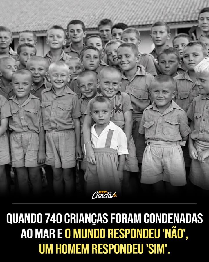 Eles estavam vivos, mas por muito pouco — e o mais assustador é que o mundo já parecia ter decidido que isso não importava. Quem eram eles? Crianças. Quantas? **740**. E por que estavam à deriva, como se ninguém as quisesse ver? Porque já tinham sobrevivido ao que quase ninguém suportaria: campos de trabalho soviéticos, fome, doença, exaustão, perda. Tinham escapado com vida, passado pelo **Irã**, e mesmo assim ainda faltava o mais básico: um lugar para existir. Mas se haviam escapado, por que o pesadelo não tinha acabado? Porque fugir não significa ser aceito. No **Mar da Arábia**, um navio seguia como um **caixão flutuante**, carregando crianças polonesas órfãs que já tinham perdido os pais e agora corriam o risco de perder também a última chance de recomeçar. A comida diminuía. Os remédios já não existiam. E cada novo porto trazia a mesma resposta. Que resposta era essa? Um “não” frio, burocrático, quase mecânico. Ao longo da costa da Índia, sob domínio do **Império Britânico**, os portos se fechavam. Não era nossa responsabilidade. Sigam viagem. E é aqui que muita gente se surpreende: não estamos falando de falta de informação, mas de recusa. As crianças estavam ali. O sofrimento era visível. Ainda assim, ninguém queria recebê-las. Como uma criança entende isso? Talvez não entenda. Talvez apenas sinta. **Maria**, com apenas **12 anos**, segurava a mão do irmão de **6**. Antes de morrer, a mãe deles lhe fez um pedido: proteja seu irmão. Mas como uma menina protege alguém quando nem os adultos mais poderosos do mundo parecem dispostos a fazer o mínimo? Essa pergunta pairava sobre o convés, entre o calor, o medo e o silêncio. Então surgiu uma notícia. Pequena no começo, quase improvável. Mas há um detalhe que quase ninguém percebe: às vezes, a decisão que muda centenas de vidas não vem de quem tem mais poder, e sim de quem se recusa a terceirizar a própria consciência. A informação chegou a um palácio em **Navanagar**, no atual **Gujarat**. Havia **740 crianças** presas no mar. Os britânicos não permitiam a entrada. Quem ouviu isso? Um governante local chamado **Jam Sahib Digvijay Singhji**. E o que ele poderia fazer, de fato? Não era o chefe do império. Não controlava tudo. Não tinha obrigação formal de agir. Justamente por isso o que acontece depois muda tudo. Ao ser informado da situação, ele não perguntou sobre conveniência política, custo diplomático ou risco de imagem. Perguntou apenas: quantas crianças? A resposta veio direta: **setecentas e quarenta**. Houve silêncio. E depois, uma frase que atravessou o mar antes mesmo do navio alcançar a costa: os britânicos podem controlar meus portos, mas não controlam a minha consciência. Essas crianças vão atracar em **Navanagar**. Avisaram que isso poderia trazer problemas. Ele respondeu de forma ainda mais simples: então eu enfrentarei. Mas ele realmente cumpriu? Em **agosto de 1942**, o navio finalmente chegou. Sob o sol forte do verão indiano, aquelas crianças desceram fracas, quase sem reação. Cansadas demais para esperar bondade, acostumadas demais à perda para acreditar em acolhimento. E então veio a cena que transformou tudo sem precisar de grandiosidade: o maharajá estava no cais, vestido de branco, esperando por elas. O que ele disse? Algo que muitas não ouviam desde a morte dos pais: **“Vocês não são mais órfãos. Agora são meus filhos. Eu serei o seu Bapu — o seu pai.”** E é aqui que a história deixa de ser apenas resgate e passa a ser algo mais raro. Ele não criou um campo improvisado. Não ofereceu apenas abrigo temporário. Ele construiu um **lar**. Onde? Em **Balachadi**. E por que isso importa tanto? Porque ali não se tentou apagar quem aquelas crianças eram. Pelo contrário. Foi criada uma pequena **Polônia** em solo indiano: professores poloneses, comida típica, escola, canções da infância, jardins e até **Natal polonês** sob o céu tropical da Índia. O sofrimento já tinha tentado arrancar tudo delas. Ele decidiu preservar justamente o que restava de mais profundo: **língua**, **cultura**, **memória**. Durante **quatro anos**, enquanto o mundo seguia em guerra, aquelas crianças viveram não como um problema a ser administrado, mas como família. O maharajá visitava o lugar, sabia nomes, acompanhava aniversários, consolava o luto que ainda não tinha fim. Pagou **médicos**, **professores**, **roupas** e **comida** com a própria fortuna. E talvez o mais impressionante seja isso: ele não salvou apenas corpos. Salvou identidades. O que aconteceu depois? A guerra terminou, e chegou a hora da partida. Muitas crianças choraram, porque **Balachadi** tinha se tornado o único lar verdadeiro que conheciam. Elas cresceram. Tornaram-se **médicos**, **professores**, pais, avós. Na **Polônia**, o nome de **Jam Sahib Digvijay Singhji** passou a viver em praças e escolas, e ele recebeu uma das maiores honrarias do país. Mas o ponto principal não está nas homenagens. Está no gesto que começou com uma pergunta simples e terminou salvando **740 vidas**. Quando o mundo disse “não”, um homem decidiu dizer **“sim”**. E talvez seja por isso que essa história ainda permaneça aberta: porque ela não fala só sobre o que aconteceu em 1942, mas sobre o que cada época escolhe fazer quando crianças continuam esperando que alguém, enfim, abra a porta.