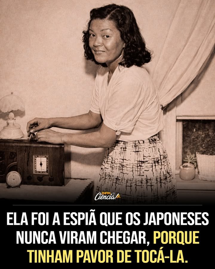 Ela carregava no próprio corpo aquilo que fazia soldados armados recuarem — e foi exatamente por isso que conseguiu passar por onde quase ninguém passava. Como alguém cercada por medo, rejeição e vigilância conseguiu se mover livremente em um dos períodos mais brutais da **Segunda Guerra Mundial**? A resposta começa com uma contradição difícil de esquecer: o que parecia ser sua sentença virou sua proteção. Em ruas tomadas por patrulhas, postos de controle e violência, havia uma figura envolta em tecidos, com o rosto coberto e as mãos enfaixadas. Ninguém queria se aproximar. Ninguém queria tocar. E, quando todos evitam olhar, o que deixa de ser visto? Deixa de ser visto justamente o que mais importa. Mas por que os soldados simplesmente a deixavam passar? Porque havia algo nela que despertava um medo maior do que a suspeita. Naquele tempo, a **lepra**, hoje conhecida como **doença de Hansen**, não era vista apenas como enfermidade. Era estigma, isolamento, exclusão. Quem a carregava podia perder a convivência, a dignidade e até o lugar no mundo. E é aqui que muita gente se surpreende: aquilo que a afastou de todos também abriu um caminho que ninguém mais podia usar. Mas quem era essa mulher que transformou abandono em estratégia? Antes de virar sombra entre barreiras e pontes vigiadas, ela era jovem, esposa, mãe. Tinha apenas **25 anos** quando a doença a tornou “intocável”. O marido a abandonou, a filha foi tirada dela, e a sociedade fechou as portas. O que sobra quando tudo é arrancado? Em muitos casos, sobra silêncio. No dela, sobrou decisão. E que decisão foi essa? Em vez de desaparecer, ela percebeu algo que quase ninguém teria coragem de admitir: se todos tinham medo de chegar perto, então ela podia ir a lugares onde outros seriam parados. Essa percepção mudou tudo. Quando a **resistência filipina** precisava de mensageiros para levar informações entre rebeldes e forças aliadas, ela se ofereceu. Parece improvável? Justamente por isso funcionava. Mas como alguém tão vulnerável podia cumprir missões tão perigosas? Com inteligência, memória e sangue-frio. Ela atravessava a **Manila ocupada** escondendo **mapas**, **mensagens** e **códigos** sob as próprias bandagens. Decorava rotas, observava posições inimigas, registrava horários de comboios. O detalhe mais impressionante é que sua invisibilidade não vinha da ausência, mas da repulsa que causava. Os soldados viam as faixas. Viam a doença. E escolhiam não ver mais nada. Só que havia um preço, e ele era alto. Cada travessia exigia um corpo já enfraquecido pela doença. Cada passo podia terminar em prisão ou morte. Então por que continuar? Porque havia algo maior do que o sofrimento pessoal. E esse é o ponto que muda a leitura de toda a história: sua coragem não era explosiva, não vinha de armas, nem de discursos. Era uma coragem **silenciosa**, repetida, quase invisível — exatamente como ela precisava ser. Mas há um detalhe que quase ninguém percebe: o papel dela não foi apenas simbólico. Em **1945**, quando os **Aliados** se preparavam para libertar Manila, as informações que ela transportava se tornaram decisivas. Seus mapas indicavam **posições japonesas**, **pontes minadas** e **rotas seguras**. O que acontece depois muda tudo, porque essas informações ajudaram no avanço das forças americanas e na libertação da cidade. A mulher que muitos evitavam tocar havia ajudado a alterar o rumo de uma guerra local com as próprias mãos enfaixadas. E finalmente, quem era ela? **Josefina Guerrero**. Uma jovem filipina com **lepra** que transformou a doença mais temida de seu tempo em sua arma mais poderosa. Depois da guerra, seu trabalho foi reconhecido pelo exército dos Estados Unidos, e ela recebeu a **Medalha da Liberdade com Palma de Prata**, uma das maiores honrarias civis do país. Parece o fim perfeito? Não foi. Porque, quando a guerra acabou, o preconceito não acabou com ela. A paz não apagou o medo que as pessoas sentiam da doença. Mais tarde, Josefina foi enviada para o leprosário de **Carville**, nos Estados Unidos, onde viveu isolada até que novos tratamentos controlassem a infecção. Ela ajudou a libertar uma cidade, mas ainda precisou lutar para recuperar a própria vida. No fim, o mais impressionante não é apenas o que Josefina fez, mas o que sua história revela: às vezes, o mundo tenta apagar alguém justamente no momento em que essa pessoa está prestes a se tornar indispensável. E talvez seja por isso que o nome dela ainda provoque uma pergunta difícil de esquecer: quantos heróis passaram diante de todos, sem serem tocados — e sem serem realmente vistos?