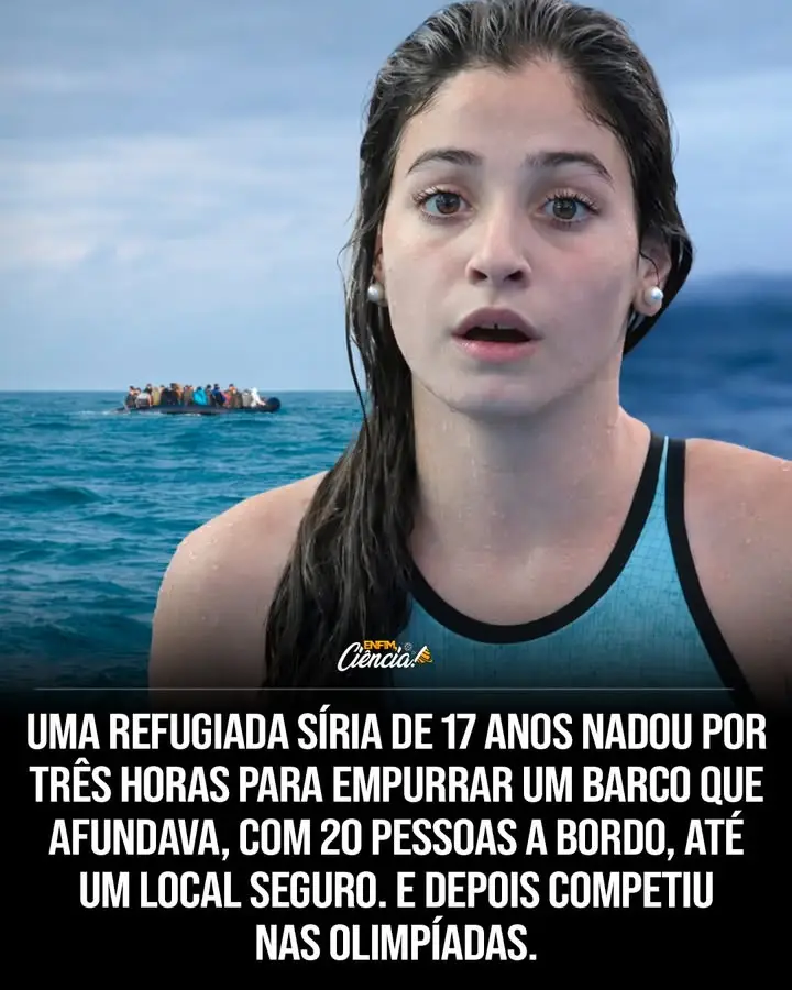 Por **três horas**, a diferença entre a vida e a morte dependeu da decisão de uma adolescente de **17 anos**. Como alguém tão jovem foi parar no centro de uma luta desesperada em **mar aberto**? A resposta começa longe da água, em uma realidade que já não permitia continuar. Em **agosto de 2015**, duas irmãs deixaram a **Síria** tentando escapar da guerra. O plano parecia simples apenas no papel: sair da **Turquia** em direção à **Grécia**, atravessando o mar em um pequeno bote inflável. Mas o que parecia uma travessia difícil logo se transformaria em algo muito maior. O que havia de tão perigoso naquela viagem? O detalhe mais importante é que o bote estava **superlotado**. E, quando uma embarcação assim entra no mar, qualquer falha deixa de ser um problema técnico e vira uma ameaça imediata. Foi exatamente isso que aconteceu no meio da travessia pelo **mar Egeu**: o **motor falhou**. Sem propulsão, com água entrando e pessoas em pânico, o barco começou a se tornar uma armadilha. Mas por que esse momento foi tão decisivo? Porque, quando o motor para em mar aberto e a água começa a subir, o tempo muda de ritmo. Cada minuto pesa mais. Cada hesitação custa caro. E é nesse ponto que quase todo mundo imagina o pior. Só que houve uma escolha que ninguém esperava. Em vez de esperar o bote afundar, **Yusra Mardini**, sua irmã **Sara** e mais duas pessoas pularam no mar. Pular na água não tornava tudo ainda mais arriscado? Sim, e é justamente aí que a maioria se surpreende. Elas não saltaram para fugir do barco. Saltaram para **salvá-lo**. Nadando ao lado da embarcação, começaram a **empurrar** e a ajudar a conduzir o bote. Não por alguns minutos, não em um impulso breve, mas por **mais de três horas**. Enquanto vinte pessoas tentavam sobreviver, quatro corpos passaram a funcionar como a força que o motor já não podia oferecer. Mas como isso foi possível por tanto tempo? Há um detalhe que quase ninguém percebe: Yusra não era apenas uma passageira em desespero. Ela tinha uma relação profunda com a água. Antes mesmo de aquela travessia acontecer, a **natação** já fazia parte da sua vida. E o que vem depois muda completamente o peso dessa cena, porque aquele esforço no mar não foi um ato isolado de coragem. Foi também a expressão de uma habilidade construída muito antes, em outro contexto, em outra rotina, em uma vida que a guerra interrompeu. E o barco conseguiu mesmo chegar? Conseguiu. Depois de horas empurrando e guiando a embarcação, elas alcançaram a ilha grega de **Lesbos**. As **vinte pessoas** a bordo chegaram **vivas**. Esse é o ponto central da história, mas não o fim dela. Porque sobreviver à travessia era apenas a primeira parte. O que aconteceria com uma jovem que saiu da guerra, enfrentou o mar e ainda carregava consigo o talento de nadar? A resposta leva a um novo começo. Depois de se estabelecer na **Alemanha**, Yusra voltou a treinar. E aqui surge outra virada difícil de imaginar: em menos de um ano, ela foi escolhida para integrar a primeira **Equipe Olímpica de Refugiados** do **Comitê Olímpico Internacional**. A adolescente que ajudou a manter um bote à tona no mar Egeu se tornou atleta nos **Jogos Olímpicos do Rio 2016**. Isso já não seria extraordinário o bastante? Seria, mas a história avançou mais. Yusra também participou de **Tóquio 2020** e teve a honra de carregar a **bandeira** da equipe de refugiados na cerimônia de abertura. Como se isso ainda não bastasse, em **2017**, aos **19 anos**, tornou-se a embaixadora da boa vontade mais jovem da história do **ACNUR**. E por que essa trajetória continua chamando tanta atenção? Porque ela reúne, em uma única linha de vida, elementos que raramente aparecem juntos com tanta força: **fuga**, **sobrevivência**, **talento**, **disciplina** e **representação**. Não é apenas a história de alguém que escapou. É a de alguém que, depois de salvar vidas no mar, passou a simbolizar milhões de outras vidas marcadas pelo deslocamento. Talvez por isso a trajetória das irmãs tenha inspirado o filme **The Swimmers**, lançado pela **Netflix** em **2022**. Mas mesmo essa adaptação não esgota o que essa história provoca. Porque, no fundo, a pergunta que permanece não é só como um bote foi salvo em mar aberto. A pergunta que continua ecoando é outra: quantas vidas podem mudar quando uma única pessoa decide, no pior momento possível, que ainda não é hora de afundar?
