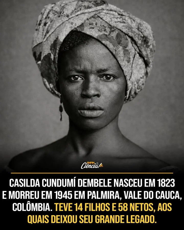 Ela quase foi esquartejada em praça pública, mas o que aconteceu depois transformou seu nome em símbolo de liberdade. Quem era essa mulher capaz de desafiar um sistema inteiro quando quase ninguém conseguia sequer sobreviver a ele? A resposta não aparece de uma vez, porque sua história começa muito antes de seu nome ecoar como força e resistência. Começa do outro lado do oceano, em uma terra africana de onde foi arrancada à força, ainda jovem, para ser jogada no horror de um navio negreiro. Mas como alguém submetida a esse destino conseguiu se tornar uma liderança temida e respeitada? Ao chegar à América, ela foi vendida em Cartagena a um espanhol chamado Pedro Gonzalez. Isso já seria suficiente para apagar qualquer futuro, mas não foi o que aconteceu. Depois, ela foi revendida e levada para trabalhar nas plantações de cana-de-açúcar do engenho Manuelita, em Palmira, no atual Valle del Cauca, na Colômbia. E é justamente aqui que muita gente se surpreende: mesmo vivendo sob escravidão, ela não aceitou a condição de submissão como destino final. Mas de onde vinha essa força? Ela era descrita como uma mulher alta, bonita, orgulhosa de sua origem africana e incapaz de aceitar humilhação ou maus-tratos. Isso ajuda a entender sua postura, mas não explica tudo. O que realmente muda o rumo da história é uma decisão tomada muito cedo. Com apenas 17 anos, ela escolheu fugir para lutar pela liberdade de seu povo. E se fugir já era arriscado, o que dizer de liderar outros na mesma direção? Em 1840, ela escapou com outros 45 escravizados para as montanhas entre Cerrito e Palmira, numa região hoje conhecida como Los Ceibos. Ali, organizaram uma comunidade de resistência semelhante aos quilombos brasileiros, chamada na Colômbia de comunidade cimarrona. E não era apenas um esconderijo. A partir daquele refúgio, passaram a ajudar outros escravizados a fugir e conquistar a liberdade. Mas há um detalhe que quase ninguém percebe: liderar uma fuga é uma coisa, sustentar uma rede de resistência por anos é outra completamente diferente. Como ela conseguiu isso? Parte da resposta está em sua capacidade de unir coragem, estratégia e influência espiritual. Há relatos de que, em certo momento, ela foi capturada e seria esquartejada para servir de exemplo e intimidar outros fugitivos. Só que, segundo esses relatos, ela conseguiu escapar usando conhecimentos de magia e práticas espirituais. Isso parece inacreditável? Talvez. Mas o fato é que, depois disso, ela continuou lutando. E quando alguém sobrevive a uma sentença dessas, a pergunta inevitável é: o que mais essa mulher ainda seria capaz de fazer? Ela também aprendeu a ler e escrever após se envolver com um espanhol crioulo, pai de seus cinco primeiros filhos. Esse homem ajudava outros escravizados a fugir, atuando como intermediário. O que acontece depois muda tudo: ele foi fuzilado em 7 de abril de 1857, na praça Bolívar, em Palmira. A perda não encerrou sua luta. Pelo contrário, aprofundou ainda mais seu caminho. Mais tarde, ela se casou com Juan Gregorio Caicedo Caicedo, também conhecido como Anatolio Chalá Lucumí, filho de africanos escravizados, curandeiro, praticante de rituais espirituais e também rebelde. Os dois se conheceram no engenho Manuelita, se apaixonaram e tiveram nove filhos. Mas por que essa união foi tão importante? Porque ela não caminhava sozinha, e sua história se fortalece justamente quando vida familiar, espiritualidade e resistência se cruzam. Em um momento marcante, ela reencontrou o próprio pai, um hougan, espécie de sacerdote de religiões de matriz africana. Ele a ajudou com seus conhecimentos espirituais a continuar a luta pela libertação dos negros. E aqui surge outra camada que reativa toda a curiosidade: além de fugir e liderar, há relatos de que ela chegou a se infiltrar novamente nas plantações como se ainda fosse escravizada. Nessa ocasião, teria entregue um pó tóxico aos trabalhadores, orientando que o usassem contra os senhores de escravos para facilitar fugas e fortalecer a resistência. Até onde ia sua coragem? A resposta aparece em um dos episódios mais marcantes de sua trajetória. Em 21 de maio de 1851, a escravidão foi oficialmente abolida na Colômbia. Mas a liberdade, na prática, não chegou para todos. Em regiões como o Valle del Cauca, muitos negros continuaram sendo perseguidos e explorados. Então a luta não terminou com a lei. E foi nesse cenário que, em 14 de fevereiro de 1862, ela, junto com cerca de 200 negros fugitivos, conseguiu derrotar forças locais em Palmira. Não era apenas uma vitória militar ou simbólica. Era a prova de que a resistência construída por anos tinha se tornado impossível de ignorar. Só agora o nome ganha todo o peso que merece: Casilda Cundumi Dembele, conhecida como Negra Casilda. Nascida em 1823, originária da região do Mali, ela morreu em 1945, em Palmira, aos 123 anos. Teve 14 filhos e 58 netos, deixando um legado profundo de luta e resistência para sua família e para a memória negra do Valle del Cauca. Mas talvez o mais impressionante não seja apenas o que ela viveu. Seja o fato de que sua história ainda parece maior do que tudo o que já foi contado sobre ela.