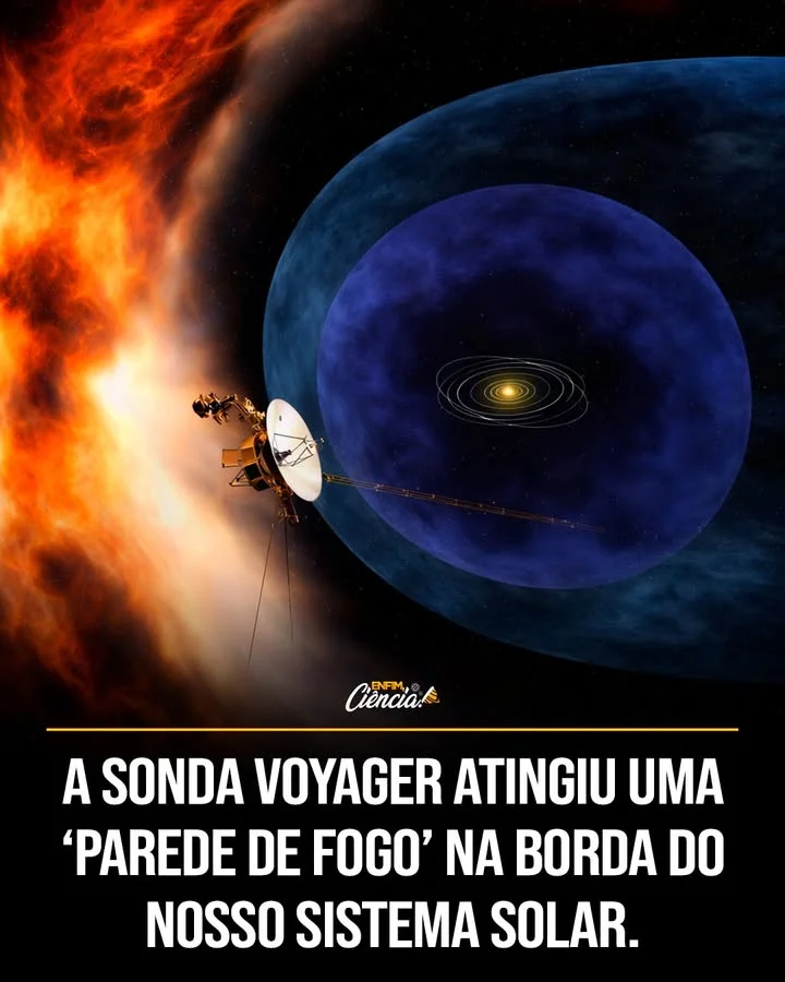 Não era uma parede. E, ainda assim, parecia uma barreira capaz de parar tudo. Como algo pode atingir até 50.000°C no limite do sistema solar e não se comportar como fogo, muralha ou explosão? A resposta começa com uma descoberta que confundiu até quem esperava encontrar o desconhecido. Em vez de um vazio calmo, surgiu uma faixa turbulenta, quente e invisível. Mas se não é uma parede física, então o que exatamente existe ali? Existe uma região de transição. Um limite em que a influência do Sol enfraquece e o espaço interestelar começa a dominar. Nessa faixa, partículas vindas do vento solar desaceleram, se acumulam e são comprimidas pela pressão do meio interestelar. E quando essa compressão acontece, a energia sobe. A temperatura do plasma sobe junto. Mas há um detalhe que quase ninguém percebe: temperatura extrema, nesse caso, não significa calor do jeito que imaginamos. Como isso é possível? É possível porque ali quase não há matéria. O plasma nessa região é extremamente rarefeito, muito mais do que qualquer vácuo produzido na Terra. Isso muda tudo. Mesmo com números impressionantes, como 17.000°C ou até 50.000°C, a transferência de calor é praticamente inexistente. Em outras palavras, é quente em termos físicos, mas não queimaria um ser humano. E é aqui que muita gente se surpreende: como algo tão quente pode ser, ao mesmo tempo, incapaz de aquecer de verdade? Porque calor percebido depende de contato, densidade e troca de energia entre partículas. E quando quase não existem partículas, quase não existe troca. O número assusta, mas o efeito não seria o de encostar em uma chama. Só que isso abre outra pergunta: se essa barreira não pode ser vista e nem sentida como uma parede, como os cientistas souberam que ela estava ali? Eles souberam pelos sinais. Primeiro, houve uma queda repentina na quantidade de partículas solares. Ao mesmo tempo, aumentaram os raios cósmicos. Essa combinação indicava uma mudança profunda no ambiente ao redor da sonda. O que acontece depois muda a interpretação de tudo: além dessas alterações, foram detectadas pequenas vibrações no plasma, como ondas atravessando um oceano invisível. Mas por que essas oscilações foram tão importantes? Porque foi graças a elas que os cientistas conseguiram medir, pela primeira vez, a densidade e a temperatura daquela região. Não era apenas uma suspeita. Havia dados mostrando que a fronteira final da influência solar era dinâmica, turbulenta e muito mais complexa do que se imaginava. Só então o cenário começou a ficar claro. A sonda que registrou isso foi a Voyager 1, da NASA. E o lugar era a heliopausa, o limite onde o vento solar deixa de dominar e começa o espaço interestelar. Mas por que essa fronteira importa tanto para nós? Porque ela funciona como um escudo natural. A heliosfera bloqueia boa parte da radiação cósmica perigosa. Isso significa que esse limite distante, invisível e caótico ajuda diretamente a tornar a vida na Terra possível. Depois dele, o ambiente da galáxia é muito mais hostil e exposto. E talvez esse seja o ponto mais inquietante: o sistema solar não termina com silêncio, mas com uma zona violenta que nos protege sem que a gente perceba. Só que ainda existe outra questão difícil de ignorar. Se essa região é tão importante, por que sabemos tão pouco sobre ela? Porque quase nada construído pelo ser humano chegou até lá. A Voyager 1 chegou. Hoje, ela está a mais de 24 bilhões de quilômetros da Terra e continua enviando informações de um território nunca antes alcançado. É o objeto humano mais distante já lançado ao espaço. E cada dado que retorna reforça a mesma ideia: no limite do sistema solar, o espaço está longe de ser vazio. No fim, a chamada “barreira” encontrada pela Voyager não é uma parede, mas uma fronteira invisível de plasma superaquecido, rarefeito e turbulento, formada onde o vento solar perde força diante do meio interestelar. Esse foi o sinal de que a sonda realmente cruzou a última borda da influência do Sol. E talvez a parte mais intrigante seja justamente esta: nós finalmente tocamos esse limite, mas ainda estamos só começando a entender o que ele realmente esconde.