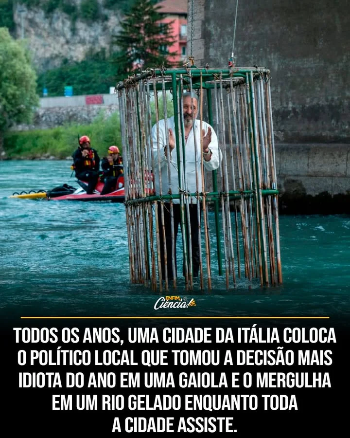 Você já pensou em ver alguém poderoso pagar por um erro diante de todo mundo, de um jeito tão humilhante quanto impossível de esquecer? Parece exagero, quase uma fantasia coletiva de justiça, não parece? Mas a verdade é que existe um lugar onde essa ideia ganha forma diante de uma multidão, com direito a julgamento público, expectativa crescente e um desfecho que mistura riso, tensão e água gelada. Mas como algo assim pode acontecer sem virar escândalo? A resposta está no fato de que, hoje, tudo acontece como parte de uma tradição simbólica, encenada, cercada por um clima de festa. Ainda assim, o impacto continua forte, porque a cena mexe com algo muito humano: a vontade de ver erros públicos sendo expostos também em público. E por que isso chama tanta atenção? Porque não se trata apenas de uma brincadeira qualquer. Existe um ritual. Antes do momento mais esperado, acontece uma espécie de tribunal montado diante das pessoas. Há juiz, promotor e advogado de defesa. Tudo é encenado, sim, mas a lógica é séria o bastante para prender a atenção de quem assiste. Quem vai parar no centro dessa encenação? É aí que a curiosidade cresce. Os nomes apresentados costumam ser de políticos e figuras públicas que protagonizaram os erros mais constrangedores do ano. E isso pode envolver desde atrasos em obras importantes até falhas administrativas ou reclamações consideradas absurdas demais para passar despercebidas. Mas quem decide o “culpado”? Esse é um dos pontos mais curiosos. A multidão não fica só olhando. A reação do público pesa no clima do julgamento, e o juiz leva isso em conta antes de anunciar o nome escolhido. É justamente aqui que muita gente se surpreende, porque o evento transforma indignação popular em espetáculo coletivo. Só que há um detalhe que quase ninguém percebe de início: essa tradição não nasceu como humor. Muito antes de virar atração, ela teve um sentido real e duro. E isso muda completamente a forma como se olha para a cena. De onde veio essa ideia? Sua origem remonta ao século XIV, quando a prática era usada como punição para casos de blasfêmia. Naquele tempo, não havia ironia nem encenação. A pessoa era colocada dentro de uma gaiola de metal e mergulhada nas águas geladas de um rio. O que hoje provoca risos já foi, de fato, castigo. E o que aconteceu depois muda tudo, porque essa antiga punição não desapareceu por completo. Em vez disso, foi resgatada de forma simbólica e incorporada a uma celebração popular. O passado severo foi transformado em ritual público, mas sem perder o elemento central que faz todos esperarem pelo mesmo instante. Onde isso acontece? Na cidade de Trento, na Itália, durante um grande festival de verão realizado todos os anos no mês de junho. A festa dura uma semana inteira, com várias atrações, mas existe uma que sempre rouba a cena. O nome dela é La Tonca. E por que La Tonca se destaca tanto entre tantas atividades? Porque ela entrega exatamente o que o público espera de um grande clímax: suspense, participação popular, exposição pública e uma imagem final impossível de ignorar. Tudo vai sendo construído até o domingo de encerramento, quando chega o momento principal. O que acontece nesse instante final? O escolhido é colocado dentro de uma jaula com estilo medieval. Depois, essa jaula é erguida por um grande guindaste sobre uma ponte. A multidão acompanha cada segundo. E então vem a cena que resume toda a tradição: a pessoa é mergulhada diretamente nas águas do rio Ádige, sob os olhares e a comemoração de quem assiste. Parece só uma performance curiosa? Talvez. Mas também funciona como uma forma teatral de transformar erro público em memória pública. E esse é o ponto mais forte de La Tonca: ela não apenas diverte, ela encena uma ideia antiga de julgamento popular de um jeito que continua provocando a mesma pergunta até hoje. Quando alguém falha diante de todos, basta rir disso ou existe um prazer coletivo em ver a queda acontecer diante da multidão? Em Trento, essa resposta desce lentamente até a água gelada. E talvez seja por isso que ninguém consegue desviar o olhar até o último segundo.