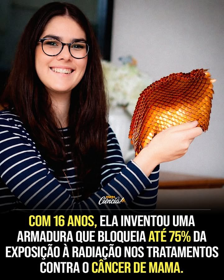 Como uma jovem de 16 anos revolucionou a radioterapia? Ela se inspirou em armaduras antigas para criar um escudo flexível que protege a pele saudável durante o tratamento de câncer de mama. Por que a contaminação por elétrons é um problema na radioterapia? Ela pode queimar a pele saudável, causando desconforto e complicações adicionais para os pacientes. Como surgiu a ideia de um escudo de radiação flexível? Ao assistir a um documentário sobre armaduras, ela percebeu que um design flexível poderia oferecer melhor proteção e mobilidade. Qual material foi escolhido para o escudo e por quê? O cobre de alta densidade, pois bloqueia melhor a radiação superficial sem interferir na dose profunda necessária. O que é a SMART Armor e como ela funciona? É um escudo em forma de malha que protege a mama não tratada, reduzindo a exposição à radiação em até 80%. Quais foram os resultados dos testes clínicos da SMART Armor? Os testes mostraram uma redução significativa na exposição indesejada à radiação, levando os níveis para uma faixa segura. Como a perda de um amigo influenciou sua missão? A morte de um amigo por câncer reforçou sua determinação em usar a ciência para aliviar o sofrimento humano. Qual foi o reconhecimento internacional que ela recebeu por seu trabalho? Ela venceu o primeiro lugar na Feira Internacional de Ciência e Engenharia da Intel em 2017. Qual a importância de vencer a Feira Internacional de Ciência e Engenharia da Intel? Foi a primeira australiana em décadas a conquistar esse prêmio, destacando sua inovação e impacto. Além da SMART Armor, que outra invenção ela criou? Ela desenvolveu o rótulo SODIS, um dispositivo que mede a radiação UV para indicar quando a água é segura para beber. Como o rótulo SODIS contribui para a saúde pública? Ele oferece uma solução de baixo custo para garantir que a água purificada pelo sol seja segura para consumo. Qual reconhecimento ela recebeu pelo rótulo SODIS? Ela foi reconhecida no Prêmio Jovem da Água em Estocolmo por sua contribuição à saúde pública. O que a história de Macinley Butson nos ensina sobre inovação? Mostra que a curiosidade e a determinação podem levar a soluções que salvam vidas, independentemente da idade. Por que é importante não esperar por um diploma para começar a inovar? Porque a paixão e a criatividade podem gerar impacto significativo, mesmo antes da formação acadêmica formal. Como a ciência pode ser usada para aliviar o sofrimento humano? Através de inovações que melhoram tratamentos médicos e soluções práticas para problemas do dia a dia. Qual é o legado de Macinley Butson para jovens cientistas? Ela inspira jovens a perseguirem suas ideias e a acreditarem que podem fazer a diferença no mundo.