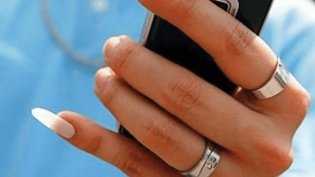 O mistério da unha longa do dedo mindinho: por que algumas pessoas mantêm esse hábito?