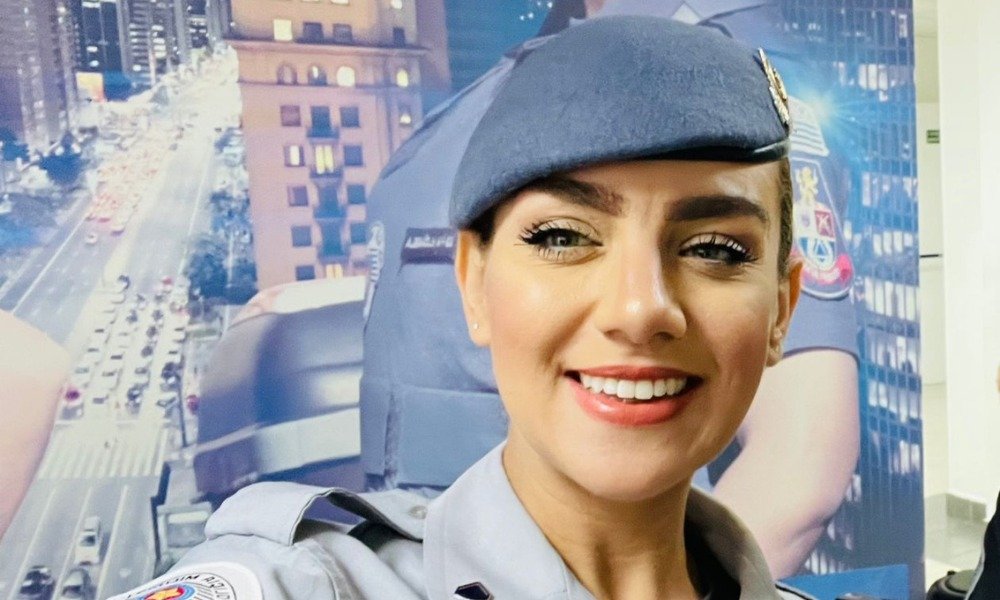 Por que a filha da policial Gisele Alves Santana ainda não recebeu a pensão? A filha de Gisele enfrenta entraves burocráticos para acessar a pensão por morte, apesar de ter direito por lei. O pedido foi feito em 6 de março, mas a análise inicial previa 120 dias para conclusão. Qual é a situação financeira da filha de Gisele? A pensão estimada para a filha de Gisele é entre R$ 2.000 e R$ 2.500, cerca de um salário mínimo e meio, valor que ainda não foi recebido devido a atrasos burocráticos. Quem é o principal suspeito do assassinato de Gisele? O principal suspeito é o tenente-coronel Geraldo Leite Rosa Neto, que era marido de Gisele. Ele está sob investigação por feminicídio, mas já teve sua aposentadoria concedida. Qual é o valor da aposentadoria do suspeito? O tenente-coronel aposentado recebe entre R$ 21 mil e R$ 30 mil mensais, um valor significativamente superior ao que a filha de Gisele deve receber como pensão. Por que a aposentadoria do suspeito foi concedida rapidamente? A aposentadoria do suspeito foi finalizada em poucos dias, garantindo-lhe proventos integrais, apesar de estar sob investigação, o que gerou críticas sobre a disparidade no tratamento dos processos. Como a defesa da família de Gisele vê essa situação? A defesa da família aponta uma "discrepância enorme" no tratamento dos processos, destacando a rapidez na concessão da aposentadoria do suspeito em contraste com a demora na pensão da filha. Qual foi a reação pública diante dessa situação? A repercussão negativa e a pressão popular levaram a SP Previdência a anunciar que o primeiro pagamento da pensão deve ocorrer em 8 de abril, acelerando o processo. O que a SP Previdência fez após a pressão pública? Após a pressão, a SP Previdência anunciou que o pagamento da pensão da filha de Gisele deve ocorrer em 8 de abril, antecipando a análise inicial de 120 dias. Qual é a diferença entre os valores da aposentadoria e da pensão? A aposentadoria do suspeito é cerca de dez vezes maior que a pensão estimada para a filha de Gisele, evidenciando uma disparidade significativa nos valores. Como essa situação afeta a filha de Gisele? A demora na concessão da pensão impacta diretamente a vida da filha de Gisele, que depende desse benefício para seu sustento e bem-estar. Quais são as implicações legais dessa situação? A situação levanta questões sobre a equidade e eficiência dos processos burocráticos, especialmente em casos envolvendo suspeitas de crimes graves como feminicídio. O que pode ser feito para evitar situações semelhantes no futuro? Revisar e agilizar processos burocráticos, especialmente em casos de pensão por morte, pode ajudar a evitar disparidades e garantir justiça para as famílias afetadas.