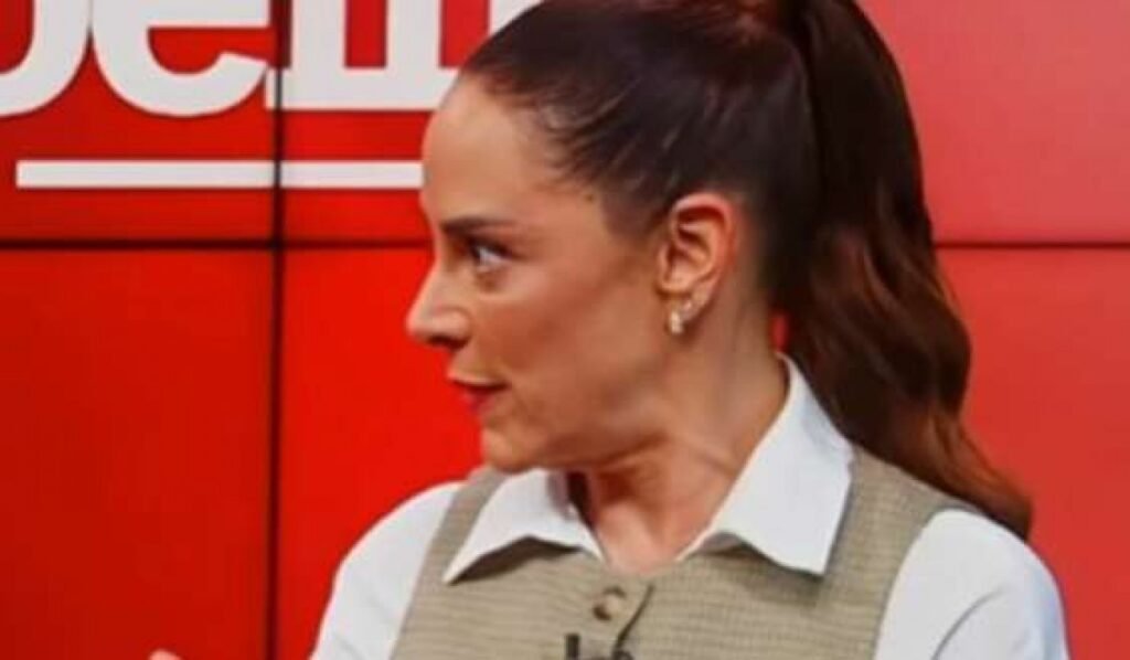 **Silvia Abravanel Elogia Alexandre de Moraes: Uma Análise Detalhada** Quem é **Silvia Abravanel** e qual é sua relação com a política? Silvia Abravanel é conhecida como a filha do famoso apresentador **Silvio Santos** e tem se destacado no cenário político como pré-candidata a deputada federal pelo PSD. Sua entrada na política tem gerado interesse, especialmente devido à sua conexão com uma das figuras mais icônicas da televisão brasileira. O que Silvia Abravanel disse sobre **Alexandre de Moraes**? Em uma recente declaração, Silvia Abravanel elogiou o ministro Alexandre de Moraes, integrante do Supremo Tribunal Federal (**STF**). Segundo a publicação do Jornal da Cidade Online, Silvia afirmou que o magistrado vem desempenhando suas funções de maneira exemplar. Ela classificou o trabalho de Moraes como “perfeito” e destacou que ele age com imparcialidade em suas decisões. Por que os elogios de Silvia Abravanel a Alexandre de Moraes são relevantes? Os elogios de Silvia são significativos por várias razões. Primeiro, eles vêm de uma figura pública que está se lançando na política, o que pode influenciar a percepção pública sobre o ministro. Além disso, Alexandre de Moraes é uma figura central no STF, e suas decisões frequentemente impactam questões nacionais importantes. O apoio de uma pré-candidata a deputada federal pode ser visto como um endosso à sua atuação no tribunal. Como Alexandre de Moraes é visto no cenário político brasileiro? Alexandre de Moraes é uma figura controversa no cenário político brasileiro. Como ministro do STF, ele tem estado no centro de várias decisões judiciais de grande impacto. Sua atuação é frequentemente debatida, com opiniões divididas sobre sua imparcialidade e eficácia. No entanto, segundo Silvia Abravanel, sua atuação é digna de elogios, o que adiciona uma nova perspectiva ao debate público. Qual é a importância do STF no Brasil? O Supremo Tribunal Federal é a mais alta instância do poder judiciário no Brasil. Ele tem a responsabilidade de interpretar a Constituição e garantir que as leis sejam aplicadas de maneira justa e equitativa. As decisões do STF podem ter implicações de longo alcance para a política e a sociedade brasileira, tornando a atuação de seus ministros, como Alexandre de Moraes, um ponto focal de interesse público. Como a opinião de figuras públicas pode influenciar a percepção pública sobre o STF? Quando figuras públicas, como Silvia Abravanel, expressam suas opiniões sobre membros do STF, isso pode moldar a percepção pública sobre a corte e seus ministros. Elogios ou críticas de indivíduos conhecidos podem influenciar a opinião pública, especialmente em um cenário político polarizado. A declaração de Silvia, portanto, pode ter um impacto significativo na forma como o público vê Alexandre de Moraes e suas decisões. O que esperar do futuro político de Silvia Abravanel? Como pré-candidata a deputada federal, Silvia Abravanel está se posicionando como uma figura de destaque no cenário político. Seus elogios a Alexandre de Moraes podem ser parte de uma estratégia para se alinhar com figuras influentes e demonstrar seu compromisso com a justiça e a imparcialidade. À medida que sua campanha avança, será interessante observar como suas declarações e ações influenciam sua trajetória política. Em resumo, os elogios de Silvia Abravanel a Alexandre de Moraes destacam a complexidade e a importância das relações entre figuras públicas e instituições judiciais no Brasil. À medida que o cenário político evolui, essas interações continuarão a desempenhar um papel crucial na formação da opinião pública e na direção do país.