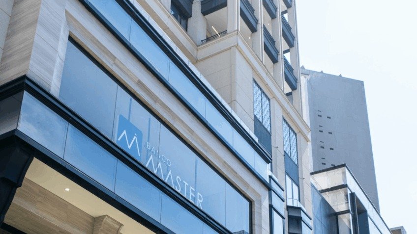 Uma lista de pagamentos, cifras altas e nomes conhecidos: é assim que uma apuração fiscal começa a mexer com Brasília antes mesmo de explicar tudo. Mas o que exatamente apareceu? Segundo registros da **Receita Federal** enviados à **CPI do Crime Organizado**, houve transferências do **Banco Master** para escritórios de advocacia e empresas de consultoria ligadas a figuras políticas e ex-ministros. As operações ocorreram entre **2022 e 2025** e somam **dezenas de milhões de reais**. Isso, por si só, prova irregularidade? Não. E é justamente esse ponto que mantém o caso em aberto. Se não há conclusão de ilegalidade, por que o assunto ganhou tanta força? Porque os destinatários dos valores não são nomes periféricos. Os registros citam estruturas ligadas a **Michel Temer**, **Ricardo Lewandowski**, **Henrique Meirelles**, **Guido Mantega**, **ACM Neto**, **Marconi Perillo**, **Antônio Rueda**, **Fabio Wajngarten**, empresas do **Grupo Massa** e a **BN Financeira**, de **Bonnie Bonilha**, nora do senador **Jaques Wagner**. E quando uma relação tão ampla aparece em documentos fiscais, a pergunta muda de tamanho. Então quais foram os valores? **Henrique Meirelles** recebeu **R$ 18,5 milhões** entre 2024 e 2025. Segundo ele, houve contrato de consultoria sobre **macroeconomia** e **mercado financeiro**, em caráter opinativo, entre março de 2024 e julho de 2025. A **Pollaris Consultoria**, de **Guido Mantega**, recebeu **R$ 14 milhões** entre 2024 e 2025. O escritório de **Michel Temer** recebeu **R$ 10 milhões** em 2025, incluindo dois pagamentos de **R$ 5 milhões** e **R$ 2,5 milhões** ao ex-presidente. Mas há um detalhe que quase ninguém percebe: os números não chamam atenção apenas pelo tamanho, e sim pela concentração em nomes com peso institucional. E os demais repasses? Dois escritórios ligados a **Antônio Rueda** receberam **R$ 6,4 milhões** desde 2023. A **MV Projetos e Consultoria**, de **Marconi Perillo**, recebeu **R$ 14,5 milhões** entre 2022 e 2025. A **A&M Consultoria Ltda**, de **ACM Neto**, recebeu **R$ 5,45 milhões** de 2023 a 2025. A **WF Comunicação**, de **Fabio Wajngarten**, recebeu ao menos **R$ 3,8 milhões** em 2025. E é aqui que muita gente se surpreende: os registros também alcançam empresas fora do núcleo político mais óbvio. Quais empresas são essas? A **Massa Intermediação**, do apresentador **Ratinho**, pai do governador do Paraná, recebeu **R$ 21 milhões** entre 2022 e 2025. A **Gralha Azul Empreendimentos e Participações**, do **Grupo Massa**, recebeu **R$ 3 milhões** em 2022. Já a **BN Financeira**, de **Bonnie Bonilha**, recebeu **R$ 12 milhões** entre 2022 e 2025. **Jaques Wagner** aparece com **R$ 268.674,30** como pessoa física. O que acontece depois muda o foco da história, porque os registros não param nesses nomes. Quem mais aparece? A **Lewandowski Advocacia** recebeu ao menos **R$ 6,1 milhões** em pagamentos iniciados em novembro de 2023. A assessoria de **Ricardo Lewandowski** afirmou que ele voltou à advocacia após deixar o **STF**, em abril de 2023, e que saiu do escritório ao assumir o Ministério da Justiça no ano seguinte, quando o controle passou à família. E há ainda um ponto que reaquece toda a discussão: os registros mostram cerca de **R$ 80 milhões** em 2024 e 2025 para o escritório **Barci de Moraes Sociedade de Advogados**, da advogada **Viviane Barci de Moraes**, mulher do ministro do STF **Alexandre de Moraes**. Mas como os citados respondem a isso? Em linhas gerais, a reação segue a mesma direção: os valores corresponderiam a **serviços efetivamente prestados**. **Meirelles** detalhou a consultoria. A assessoria de **Antônio Rueda** disse não confirmar as informações, afirmou que os dados teriam sido vazados de forma ilícita e sustentou que os serviços foram legais, técnicos e com conformidade tributária. O **Grupo Massa** declarou que sua atuação não se confunde com a conduta de terceiros e ressaltou que **Ratinho Junior** não integra o quadro societário das empresas citadas. A **BN Financeira** afirmou ter prestado serviços com emissão de nota fiscal. **Wajngarten** disse que passou a integrar a equipe de defesa ligada a **Daniel Vorcaro** e que o contrato tem cláusula de confidencialidade. Então qual é o ponto central? Os documentos da **Receita** mostram uma rede de pagamentos do **Banco Master**, fundado por **Daniel Vorcaro**, a escritórios e consultorias ligados a personagens de grande influência política e institucional. Os envolvidos dizem que houve **contratos regulares** e **serviços prestados**. A CPI recebeu os registros. E o que isso significa, no fim? Significa que o caso ainda não termina na cifra, nem no nome, nem na justificativa apresentada — porque a parte mais sensível talvez esteja justamente na conexão entre todos esses pagamentos, e essa é a pergunta que ainda continua aberta.