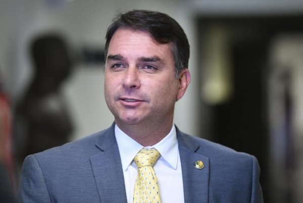 Chamar um presidente de “mercadoria vencida” não é só um ataque político, é um recado calculado para provocar uma pergunta imediata: por que alguém apostaria tão cedo que a reeleição está fora de alcance? A resposta começa no tom, mas não termina nele. Quando uma declaração desse tipo aparece, ela não mira apenas o adversário. Ela tenta moldar a percepção do eleitor antes mesmo de a disputa ganhar sua forma definitiva. Mas o que exatamente está sendo dito por trás da frase? O argumento apresentado é direto: a esquerda, segundo essa leitura, teria hoje apenas um nome para a corrida presidencial, e esse nome seria Lula. Se a aposta está concentrada em um único candidato, o raciocínio é simples: qualquer desgaste nesse nome afeta todo o campo político. Só que isso abre outra dúvida inevitável. Quem está fazendo essa crítica e com qual objetivo? Foi o senador Flávio Bolsonaro quem fez a declaração, ao afirmar que Lula não conseguirá se reeleger. E é aqui que muita gente para apenas na superfície, porque a frase mais forte chama atenção, mas o conteúdo ao redor dela ajuda a entender melhor o movimento. Ao dizer que a esquerda tem “só um candidato, e horroroso”, Flávio não apenas ataca o presidente. Ele tenta reforçar a ideia de fragilidade do adversário por falta de alternativas. Mas há um ponto que quase passa despercebido: se de um lado ele fala em limitação, do outro ele sugere variedade. E por que isso importa? Porque, ao comentar o cenário da direita e da centro-direita, Flávio citou nomes como Ronaldo Caiado, Romeu Zema e Aldo Rebelo. A mensagem implícita é clara: enquanto a esquerda estaria presa a uma única opção, o outro campo político teria mais peças em jogo. Só que isso resolve a questão? Não exatamente. Se há vários nomes, isso significa união ou disputa interna? Segundo o senador, existe uma tendência de convergência entre grupos políticos com o objetivo de derrotar o PT nas eleições. Essa palavra, convergência, talvez seja uma das mais importantes de toda a fala. Porque ela sugere aproximação, diálogo e construção de frente comum. Mas também levanta uma pergunta que muda o peso de tudo: essa convergência já existe de fato ou ainda é uma aposta? O que aparece até aqui é mais sinalização do que definição. Flávio afirmou respeitar a pré-candidatura de Ronaldo Caiado e disse que gostaria de vê-lo mais próximo do seu campo político. Isso mostra que, mesmo com possíveis afinidades, nem todos estão no mesmo lugar. E é justamente aí que a maioria se surpreende: o discurso de unidade vem acompanhado do reconhecimento de que cada liderança ainda faz seus próprios movimentos. No caso de Caiado, Flávio destacou que o governador de Goiás decidiu seguir como pré-candidato pelo PSD. Isso significa rompimento? Pelo que foi dito, não. O senador afirmou que o diálogo entre as lideranças segue aberto. E essa informação muda o ritmo da leitura política, porque indica que, apesar das diferenças de posicionamento e estratégia, as conversas continuam. Mas se o diálogo está aberto, o que isso revela sobre o momento atual? Revela que o cenário ainda está em formação. E quando um cenário ainda está sendo montado, frases duras ganham função dupla: atacam um adversário e, ao mesmo tempo, tentam organizar aliados em torno de uma narrativa comum. Nesse caso, a narrativa é a de que Lula estaria politicamente desgastado e que a oposição teria condições de se reagrupar para enfrentá-lo. Só que há um detalhe que quase ninguém percebe: ao insistir tanto na fraqueza do outro lado, também se admite, indiretamente, que a disputa central continua girando em torno do mesmo nome. É por isso que a declaração chama tanta atenção. Não apenas pela expressão usada, mas pelo que ela tenta antecipar. Flávio Bolsonaro diz que Lula não conseguirá se reeleger, critica a dependência da esquerda em torno do presidente e aponta possíveis nomes em outros campos políticos, enquanto mantém aberta a porta para diálogo entre lideranças. O ponto principal, no fim, não está só no ataque. Está na tentativa de desenhar desde já uma eleição em que Lula apareça como um nome desgastado e a oposição como um bloco em possível aproximação. Mas o que acontece depois pode mudar tudo, porque entre a fala forte e a convergência real ainda existe um espaço que a política raramente deixa vazio por muito tempo.