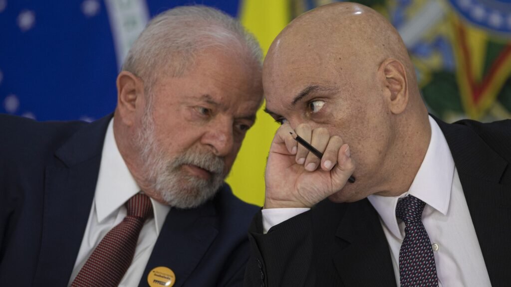 Por que o Brasil voltou ao radar de Washington? O Brasil está no foco dos EUA devido à percepção de corrupção institucionalizada e deterioração das liberdades civis, especialmente a liberdade de expressão e o devido processo legal. Quais são as preocupações dos EUA com o Brasil? Relatórios americanos destacam a deterioração dos direitos humanos no Brasil, com decisões judiciais que restringem o debate público e o acesso à informação. Como o Judiciário brasileiro está sendo visto? O Judiciário brasileiro é percebido como uma ameaça à democracia, limitando mecanismos democráticos sob o pretexto de defesa da democracia. Quem são os principais alvos das críticas americanas? As críticas se concentram no STF e no TSE, especialmente após as eleições de 2022, com destaque para Alexandre de Moraes. Qual foi o impacto das eleições de 2022 no Brasil? As eleições de 2022 foram marcadas por intervenções judiciais que desequilibraram o ambiente eleitoral, favorecendo narrativas pró-lulopetismo. Como o governo de Joe Biden está envolvido? Há receios de que o modelo repressivo de 2022, apoiado pelo governo Biden, se repita em futuras eleições no Brasil. Qual é a reação dos EUA às ações do Judiciário brasileiro? Os EUA demonstram preocupação com as ações do Judiciário brasileiro, levando a sanções e convocações diplomáticas. O que está em jogo para o Brasil? A imagem internacional do Brasil e a natureza de seu regime político estão em risco, com o país sendo visto como um laboratório de experimentos institucionais arriscados. Como Flávio Bolsonaro está envolvido? Flávio Bolsonaro participou do CPAC, denunciando censura e perseguição política no Brasil, buscando apoio internacional. Qual é a mensagem de Flávio Bolsonaro no CPAC? Ele alertou sobre a erosão das liberdades fundamentais no Brasil, destacando o caso de seu pai como exemplo de perseguição política. Como a denúncia de Flávio Bolsonaro afeta o cenário político? A denúncia pode inflamar a oposição de figuras como Alexandre de Moraes e reforçar a narrativa de soberania da campanha luloalexandrina. Por que a denúncia é irritante para os governantes brasileiros? Ela dificulta a sustentação da ficção de normalidade institucional no plano internacional, expondo abusos de poder. O que os relatórios americanos indicam sobre o futuro do Brasil? Eles alertam para a normalização e expansão de intervenções judiciais, com riscos de multiplicação de alvos políticos. Qual é o papel dos relatórios americanos na percepção internacional do Brasil? Eles funcionam como um espelho incômodo, revelando a erosão das liberdades e a concentração de poder no Judiciário brasileiro. Como a situação atual do Brasil afeta a cooperação com os EUA? A erosão das liberdades e o poder espúrio do Judiciário impedem uma cooperação bilateral efetiva entre Brasil e EUA. Qual é a conclusão sobre a situação política no Brasil? A situação política no Brasil é preocupante, com riscos de repetição de modelos repressivos e desafios à democracia e às liberdades fundamentais.