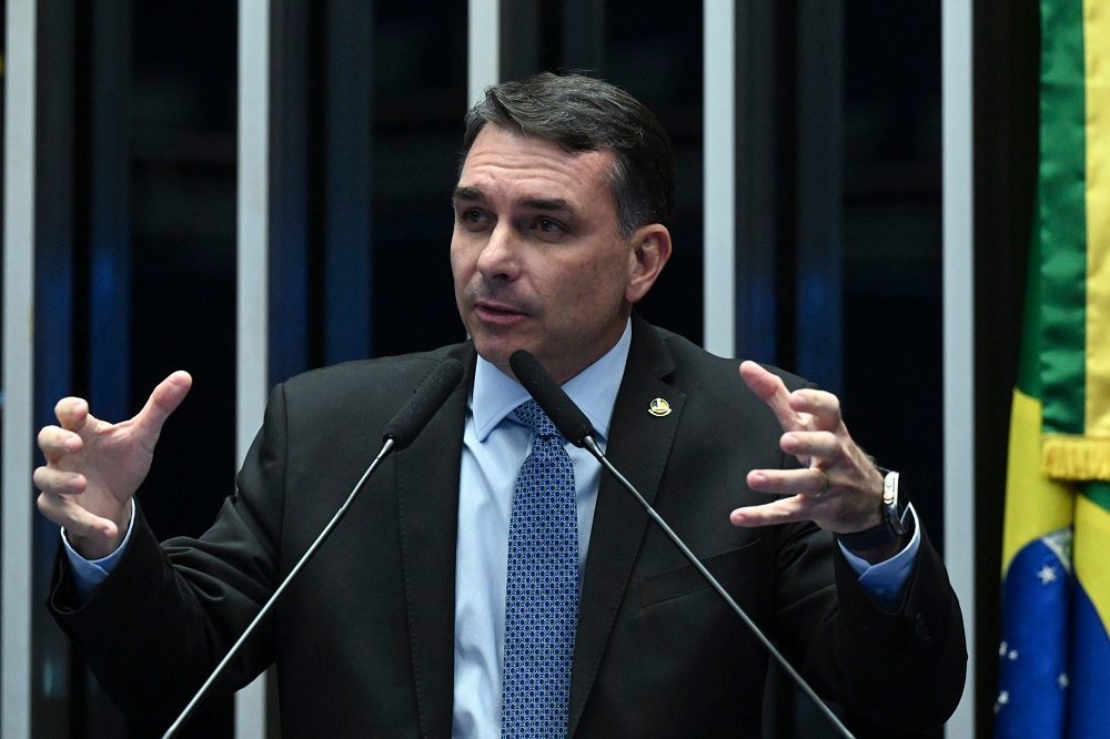 Por que Flávio Bolsonaro pediu união na direita? Flávio Bolsonaro pediu união para apaziguar tensões entre Eduardo Bolsonaro e Nikolas Ferreira, destacando que o inimigo está do outro lado e que a divisão enfraquece a direita. Qual foi o motivo do atrito entre Eduardo e Nikolas? O atrito surgiu após Eduardo afirmar que a fama afetou negativamente Nikolas, acusando-o de dar visibilidade a quem deseja a morte de Jair Bolsonaro. Como Flávio Bolsonaro pretende resolver o conflito? Flávio se comprometeu a procurar cada envolvido para resolver desavenças, buscando pacificação e união na direita. Qual a importância da união para Flávio Bolsonaro? Flávio acredita que a união é crucial para resgatar o país e devolver fé, esperança e alegria à nação, considerando as desavenças como secundárias. O que Eduardo Bolsonaro disse sobre Nikolas? Eduardo acusou Nikolas de desrespeito e de não ser mais o jovem que ele conheceu e apoiou, pedindo que desavenças sejam deixadas de lado pelo bem do Brasil. Como Nikolas Ferreira reagiu às críticas? A reação específica de Nikolas não foi detalhada, mas o contexto sugere que ele está no centro de uma disputa de visibilidade e apoio dentro do grupo. Qual é o papel de Flávio Bolsonaro na situação? Flávio assumiu o papel de mediador, ou "capitão", para tentar apaziguar a situação e promover a união entre as lideranças da direita. Por que a pacificação é urgente para Flávio? Flávio vê a pacificação como urgente para focar no futuro do Brasil, evitando que conflitos internos prejudiquem a agenda política da direita. Quais são as consequências da divisão na direita? A divisão pode enfraquecer a direita, dificultando a implementação de suas agendas e a conquista de apoio popular para futuras eleições. Como a Bíblia foi usada por Flávio em seu apelo? Flávio citou a Bíblia, pedindo que as pessoas perdoem umas às outras, assim como foram perdoadas, reforçando a necessidade de união e reconciliação. O que Eduardo espera de Nikolas? Eduardo espera que Nikolas deixe desavenças de lado, não por ele ou sua família, mas pelo bem do Brasil, alertando sobre o risco de isolamento. Qual é a visão de Flávio sobre o futuro do Brasil? Flávio enfatiza que o foco deve ser no futuro do Brasil, sugerindo que a união é essencial para enfrentar desafios nacionais e promover progresso. Como a fama impactou Nikolas, segundo Eduardo? Eduardo acredita que a fama prejudicou Nikolas, levando-o a se afastar dos valores e do comportamento que antes o caracterizavam. Qual é a mensagem final de Flávio Bolsonaro? A mensagem final de Flávio é de esperança e união, destacando que o mais importante é olhar para frente e trabalhar juntos pelo futuro do Brasil.
