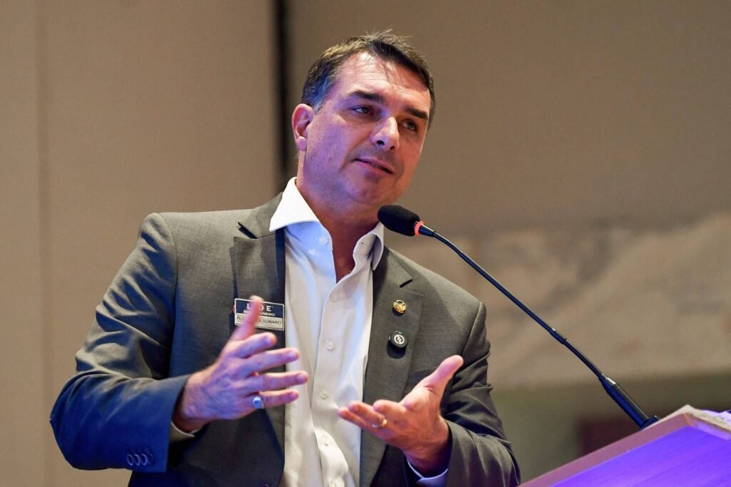 Por que Flávio Bolsonaro pediu união da direita? Flávio Bolsonaro pediu união após um atrito entre Eduardo Bolsonaro e Nikolas Ferreira, buscando pacificação entre aliados para focar em resgatar o país. Qual foi o motivo do atrito entre Eduardo e Nikolas? Eduardo acusou Nikolas de compartilhar perfis que não apoiam Flávio Bolsonaro, levando a uma troca de farpas nas redes sociais. Como Nikolas Ferreira reagiu às acusações de Eduardo? Nikolas respondeu com um riso à publicação de Eduardo, o que foi interpretado como deboche, intensificando a tensão entre eles. Quais foram as críticas de Eduardo a Nikolas? Eduardo criticou Nikolas por supostamente trabalhar o algoritmo das redes para dar visibilidade a opositores da família Bolsonaro. Como Flávio Bolsonaro tentou apaziguar a situação? Flávio publicou um vídeo pedindo racionalidade e união, destacando que conflitos internos prejudicam todos os envolvidos. Qual foi a resposta de Nikolas ao vídeo de Flávio? Nikolas compartilhou o vídeo de Flávio com o comentário: "Concordo, presidente. Cada um fazendo sua parte chegaremos lá". Qual é o impacto das brigas internas no PL? As brigas dificultam alianças para Flávio Bolsonaro e prejudicam a imagem de moderação que ele tenta projetar. Por que a imagem de moderação é importante para Flávio? A imagem de moderação é crucial para atrair alianças políticas e fortalecer sua candidatura à Presidência. Como o racha interno afeta a direita bolsonarista? O racha gera disputas por influência e protagonismo, especialmente após a prisão e inelegibilidade de Jair Bolsonaro. Quais são as consequências das brigas para a campanha de Flávio? As brigas públicas podem enfraquecer a campanha de Flávio, dificultando a construção de uma base sólida de apoio. Como a família Bolsonaro está envolvida nas disputas? A família Bolsonaro está no centro das disputas, com Eduardo e Nikolas trocando acusações e críticas publicamente. Qual é a visão do centrão sobre as brigas? Integrantes do centrão acreditam que as brigas prejudicam a costura de alianças e a imagem pública de Flávio. Por que a união é crucial para a direita? A união é essencial para fortalecer a direita e garantir uma campanha coesa e eficaz nas próximas eleições. Como as redes sociais influenciam essas disputas? As redes sociais amplificam as disputas, tornando-as públicas e intensificando as tensões entre os envolvidos. Qual é o papel de Flávio na pacificação dos aliados? Flávio busca ser um mediador, tentando unir os aliados em torno de um objetivo comum e minimizar conflitos internos. Como a prisão de Jair Bolsonaro impacta a direita? A prisão de Jair Bolsonaro gera incertezas e disputas por liderança dentro da direita bolsonarista. Quais são os desafios para Flávio na corrida presidencial? Flávio enfrenta o desafio de unir a direita, superar disputas internas e construir uma imagem de liderança moderada. Como a imagem pública de Flávio pode ser afetada? Conflitos internos e brigas públicas podem arranhar a imagem de moderação que Flávio tenta projetar. Qual é a importância de uma campanha unida para Flávio? Uma campanha unida é vital para consolidar apoio e aumentar as chances de sucesso nas eleições presidenciais. Como Flávio pode superar as divisões internas? Flávio pode superar divisões promovendo diálogo, entendimento e foco em objetivos comuns entre os aliados.