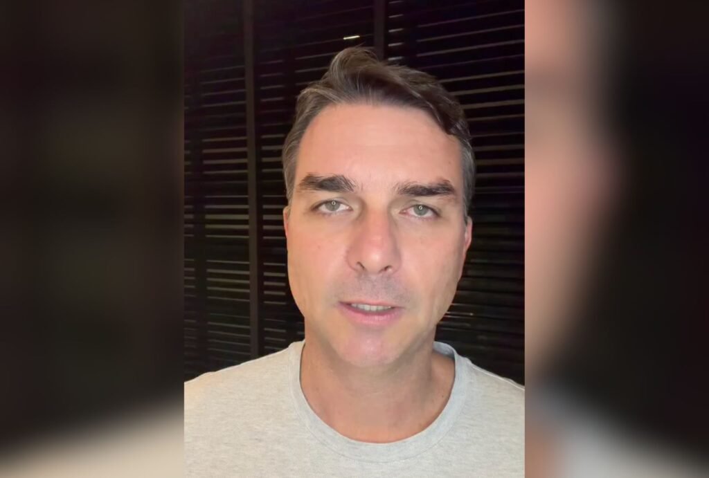 Por que Flávio Bolsonaro pediu racionalidade? Flávio Bolsonaro pediu racionalidade após um conflito público entre Eduardo Bolsonaro e Nikolas Ferreira, buscando unir a direita e superar conflitos internos. Qual foi o motivo do conflito entre Eduardo e Nikolas? O conflito começou quando Eduardo compartilhou um vídeo crítico a Nikolas, que respondeu com um "kkk", considerado desrespeitoso. Como Flávio Bolsonaro propôs resolver o conflito? Flávio sugeriu focar em objetivos comuns e perdoar, citando Colossenses 3:13 para promover a união entre aliados. Qual foi a reação de Nikolas ao apelo de Flávio? Nikolas concordou com Flávio, afirmando que, se cada um fizer sua parte, alcançarão seus objetivos. O que Eduardo Bolsonaro disse a Nikolas? Eduardo criticou Nikolas por seu "risinho de deboche", expressando decepção com a postura do deputado mineiro. Qual foi a opinião de Mario Frias sobre Nikolas? Mario Frias afirmou que Nikolas usa as redes sociais para dar visibilidade a críticas ao bolsonarismo, treinando o algoritmo para isso. Por que Flávio considera o conflito prejudicial? Flávio acredita que o conflito não tem vencedores e que todos perdem, desviando o foco do resgate do país. Como o conflito afeta a imagem da direita? O conflito expõe divisões internas, enfraquecendo a imagem de unidade e foco da direita política. Qual é a importância da união na política? A união é crucial para fortalecer movimentos políticos, alcançar objetivos comuns e enfrentar adversários externos. Como as redes sociais influenciam conflitos políticos? Redes sociais amplificam desentendimentos, tornando-os públicos e intensificando divisões entre aliados. O que Flávio espera alcançar com seu apelo? Flávio espera promover a união e racionalidade entre aliados, focando em objetivos comuns e superando desavenças. Qual é o papel do perdão na política, segundo Flávio? Para Flávio, o perdão é essencial para superar conflitos e manter a coesão entre aliados políticos. Como a citação bíblica se relaciona com o apelo de Flávio? A citação de Colossenses 3:13 reforça a mensagem de perdão e união, valores que Flávio considera fundamentais. Qual é o impacto de conflitos internos em campanhas eleitorais? Conflitos internos podem enfraquecer campanhas, desviando o foco dos objetivos principais e prejudicando a imagem pública. Como a direita pode superar divisões internas? Superar divisões requer diálogo, foco em objetivos comuns e disposição para perdoar e colaborar entre aliados. Por que é importante focar em objetivos comuns na política? Focar em objetivos comuns fortalece movimentos, unifica esforços e aumenta a eficácia na implementação de agendas políticas. Como a liderança pode influenciar a resolução de conflitos? Lideranças podem mediar conflitos, promover diálogo e incentivar a união, desempenhando papel crucial na coesão do grupo. Qual é a mensagem central do vídeo de Flávio? A mensagem central é a necessidade de união e racionalidade entre aliados para enfrentar desafios políticos maiores. Como a discussão entre Eduardo e Nikolas reflete desafios maiores na política? A discussão reflete desafios de coesão e comunicação, comuns em grupos políticos com diferentes visões e estratégias. O que a reação de Nikolas indica sobre sua postura política? A reação de Nikolas indica disposição para diálogo e concordância com a necessidade de união proposta por Flávio.