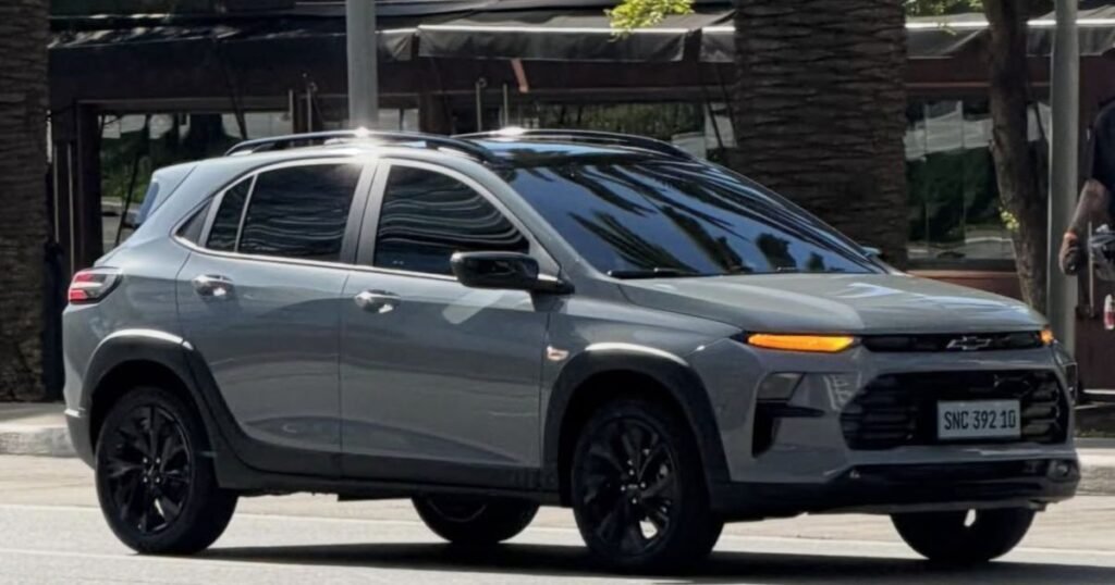 Ele apareceu sem esconder nada — e bastou um instante para acender uma pergunta que muita gente ainda tenta responder: o que a Chevrolet está preparando com esse **Sonic**? A dúvida faz sentido porque, quando um carro surge **sem camuflagem** justamente durante a gravação de um comercial, dificilmente isso passa despercebido. Mas por que esse flagra chamou tanta atenção? Porque não se trata apenas de mais uma aparição de teste. O que foi visto indica que o modelo já está em uma fase muito mais próxima do lançamento do que muitos imaginavam. E onde isso aconteceu? Esse é o tipo de detalhe que ajuda a medir o tamanho da movimentação. As imagens foram registradas em **São Paulo**, durante uma gravação, e depois divulgadas no Instagram da página **Full Power**. Só que a cena levanta outra questão: se o carro já apareceu assim, o que exatamente ele revela sobre a estratégia da marca? A resposta começa pelo posicionamento. O **Chevrolet Sonic 2027** não chega para ocupar um espaço qualquer. Ele será colocado **acima do Onix Activ e abaixo do Tracker**, o que já mostra com clareza onde a marca quer encaixá-lo. Mas há um ponto que quase passa despercebido: esse espaço intermediário é justamente um dos mais observados do mercado. E é aí que surge outra pergunta inevitável: contra quem ele vai disputar atenção? É aqui que muita gente se surpreende. No segmento dos **SUVs compactos**, o novo Sonic terá pela frente nomes como **Fiat Pulse**, **Renault Kardian** e **Volkswagen Tera**. Isso muda a leitura do flagra, porque deixa de ser apenas uma aparição curiosa e passa a ser um sinal de entrada em uma disputa importante. Mas se ele vai entrar nesse terreno, o que a Chevrolet já revelou sobre o carro? Algumas informações já foram confirmadas pela própria marca. Entre elas, os **faróis Full LED com projetor**, que, segundo a fabricante, aumentam em até **19% a eficiência luminosa** do carro. Parece um detalhe técnico? Talvez. Mas esse tipo de dado costuma dizer muito sobre a proposta do modelo. E quando a iluminação aparece como destaque, surge outra dúvida: será que o Sonic quer se apresentar como um SUV mais tecnológico do que parece à primeira vista? A resposta aponta nessa direção. O modelo também será equipado com o sistema **Chevrolet Intelligent Driving**. E isso adiciona uma camada importante à conversa, porque não se trata apenas de design ou posicionamento. O que acontece depois dessa informação muda tudo: o carro começa a ser visto não só como uma novidade visual, mas como parte de uma estratégia mais ampla da marca para elevar o nível de equipamentos no segmento. Mas ainda falta entender o tamanho real desse SUV. E esse detalhe ajuda bastante. O **Sonic 2027** terá **4,23 metros de comprimento**, **1,77 metro de largura** e **1,53 metro de altura**. A **distância entre-eixos** ainda não foi revelada, e justamente essa ausência mantém uma parte da curiosidade viva. Afinal, sem esse dado, ainda fica em aberto como será o aproveitamento interno e qual será sua proposta prática no dia a dia. E onde ele será produzido? Essa resposta também importa, porque ajuda a desenhar o plano da Chevrolet para o modelo. O novo Sonic será fabricado em **Gravataí, no Rio Grande do Sul**. Isso reforça que não estamos falando de uma aparição isolada, mas de um produto já inserido em uma operação concreta. Só que há uma pergunta que talvez seja a mais importante até aqui: quando ele chega de fato? Segundo a fabricante, o modelo será lançado no **segundo trimestre**, ou seja, **até junho**, já como linha **2027**. E é justamente esse calendário que torna o flagra ainda mais relevante. Quando um carro aparece sem camuflagem, em comercial, com lançamento tão próximo, a mensagem é clara: a revelação completa está perto. Mas ainda existe um detalhe que mantém tudo em suspense. Mesmo com imagens, medidas, posicionamento e alguns equipamentos confirmados, a Chevrolet ainda não entregou tudo. E talvez seja exatamente isso que faz esse flagra ganhar tanta força. Porque ele mostra bastante, mas não mostra o suficiente para encerrar a conversa. Pelo contrário: ele abre espaço para a pergunta que realmente fica no ar — se o **Chevrolet Sonic 2027** já apareceu assim agora, o que ainda falta ser revelado quando ele finalmente chegar ao mercado?