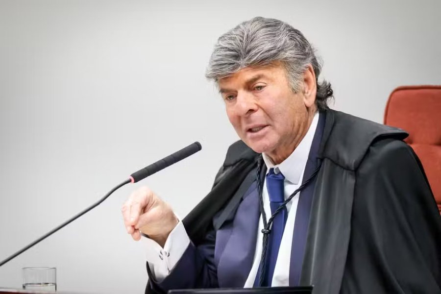 Quando um ministro do Supremo admite que errou, a notícia já seria forte por si só, mas o que realmente chama atenção é o motivo: ele passou a dizer, com todas as letras, que houve injustiça em condenações que antes ajudou a sustentar. Mas que injustiça seria essa? Segundo o próprio entendimento revisto, parte das decisões tomadas sobre os atos de 8 de janeiro acabou indo além do que os fatos permitiam sustentar. E isso não apareceu em um comentário lateral ou em uma frase solta. Surgiu no momento mais sensível possível: ao analisar recursos de pessoas já condenadas. Então ele mudou de posição de forma concreta ou foi apenas um recuo de linguagem? Foi concreta. Ao reexaminar os casos, Luiz Fux votou pela absolvição total de sete réus e também pela redução de penas em outros processos. E é aqui que muita gente se surpreende: não se tratou apenas de suavizar a forma de falar, mas de rever o peso das condenações. Quem eram esses réus absolvidos? Esse ponto ajuda a entender por que a revisão ganhou tanta repercussão. Eram acusados que estavam acampados em frente ao Quartel-General do Exército, em Brasília, e que haviam sido condenados por crimes como incitação e associação criminosa. A nova leitura de Fux foi no sentido de afastar essas condenações. Mas por que isso importa tanto agora? Porque a revisão não ficou restrita aos casos do acampamento. Em outros três processos considerados mais graves, ligados à depredação das sedes dos Três Poderes, o ministro também defendeu uma mudança importante. Em vez de manter os crimes mais pesados, votou pela absolvição dessas acusações mais severas, preservando apenas a condenação por dano ao patrimônio público, com pena bem menor. O que levou a essa virada? A resposta está no próprio voto. Fux afirmou que decisões anteriores foram tomadas sob pressão e dentro de uma “lógica da urgência”. E esse é o detalhe que quase passa despercebido: ele não apenas revisou o resultado, mas reconheceu que o ambiente em que os julgamentos ocorreram influenciou conclusões que, agora, segundo ele, não se sustentam mais. Mas admitir pressão muda o quê, na prática? Muda a leitura sobre como essas condenações foram construídas e abre uma dúvida inevitável: se algumas penas foram revistas por serem excessivas ou mal enquadradas, quantas outras ainda podem estar baseadas na mesma lógica? Essa pergunta cresce justamente porque a fala do ministro não veio de fora do processo, mas de dentro dele. E por que essa admissão pesa tanto politicamente e juridicamente? Porque não se trata de um crítico externo apontando exageros. Trata-se de alguém que participou do julgamento e agora reconhece erro no próprio entendimento. O que acontece depois disso muda tudo, porque a revisão deixa de ser apenas uma tese de defesa e passa a ter o peso de um voto de ministro da Corte. Mas há outro ponto que mantém o tema em aberto. A mudança de Fux não apaga automaticamente o que já aconteceu. Pessoas foram condenadas, penas foram impostas e os efeitos dessas decisões já se espalharam. É justamente aí que a discussão fica mais incômoda: reconhecer a injustiça depois não desfaz, por si só, as consequências produzidas antes. Então o que esse movimento revela de fato? Revela que, ao analisar novamente os casos do 8 de janeiro, Fux concluiu que houve condenações que não deveriam ter sido mantidas da forma como foram. Em sete casos, votou pela absolvição total. Em outros três, afastou os crimes mais pesados e deixou apenas dano ao patrimônio público, com punição menor. E o ponto mais forte de tudo talvez seja este: ele admitiu que o erro nasceu de decisões tomadas sob urgência e pressão. Só que a história não termina nessa admissão. Pelo contrário. Quando um ministro reconhece que houve injustiça em julgamentos tão simbólicos, a dúvida que fica no ar é ainda maior do que a resposta apresentada: se agora parte dessas condenações já não se sustenta, o que mais ainda pode desmoronar quando o restante for revisto com a mesma frieza?