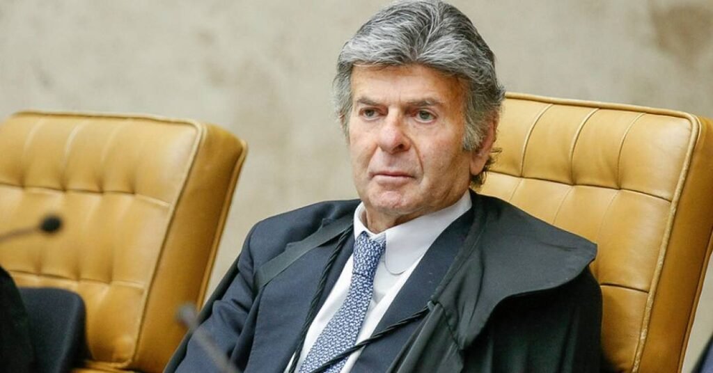 Uma palavra mudou o peso de condenações inteiras: **injustiça**. Mas por que essa admissão chama tanta atenção agora? Porque ela não veio de alguém que sempre discordou, e sim de quem antes ajudou a formar a maioria pela condenação. Quando uma posição tão firme começa a ceder, a pergunta surge quase sozinha: o que fez esse entendimento mudar? A resposta está nos **recursos das defesas**. Ao reexaminar os casos, o ministro **Luiz Fux** afirmou que seu entendimento anterior, embora sustentado pela lógica da urgência, acabou produzindo **injustiças** que o tempo e a consciência já não permitiam manter. Só isso já seria suficiente para provocar debate. Mas há um ponto que quase passa despercebido: essa revisão não foi genérica, nem simbólica. Ela atingiu casos concretos, com efeitos diretos sobre condenações já impostas. E quais casos foram afetados? Aí é que a leitura fica ainda mais delicada. Em **sete processos**, Fux votou pela **absolvição total** dos réus. Quem eram essas pessoas? Segundo a análise apresentada, tratava-se de acusados que estavam **acampados em frente ao QG do Exército** e haviam sido condenados por **incitação ao crime** e **associação criminosa**, com penas mais leves, entre **um e dois anos e meio de prisão**. Então isso significa que ele passou a rever apenas os casos menos graves? Não exatamente. E é aqui que muita gente se surpreende. Em **outras três ações**, a mudança também apareceu, mas de forma diferente. Nesses processos, os réus haviam sido condenados por **cinco crimes**, entre eles **golpe de Estado**, e receberam penas de **13 anos e seis meses**. São os casos ligados à **depredação das sedes dos Três Poderes**. Se os fatos eram mais graves, por que a posição mudou também nesses casos? Porque a revisão não levou Fux a defender absolvição completa em todos eles, mas sim uma **absolvição parcial**. Em vez de manter a condenação pelos cinco crimes, ele votou para que restasse apenas a responsabilização por **deterioração de patrimônio tombado**, com pena de **1 ano e seis meses**. O que acontece depois disso muda toda a percepção sobre o alcance dessa guinada: não se trata apenas de reduzir penas, mas de redefinir o enquadramento jurídico de condutas que antes haviam sido tratadas de forma muito mais ampla. Mas essa mudança de voto altera, de fato, o resultado final? Essa é a dúvida central. E a resposta, por enquanto, é mais contida do que o impacto da notícia sugere. Apesar da reviravolta, a posição de Fux **não deve prevalecer**. O motivo é simples e, ao mesmo tempo, decisivo: apenas **André Mendonça** e **Nunes Marques** têm divergido nas condenações relacionadas ao **8 de janeiro**. Ou seja, mesmo com a revisão de um ministro que antes votou pela condenação, o cenário geral no **STF** não parece inclinado a mudar. Então por que esse voto importa tanto, se ele tende a ser vencido? Porque ele introduz algo que vai além do placar: uma admissão explícita de que a pressa pode ter produzido excessos. E esse detalhe quase ninguém percebe de imediato. Quando um ministro reconhece que a urgência ajudou a sustentar um entendimento que agora considera injusto, ele não está apenas revendo processos específicos. Está também lançando uma dúvida que continua ecoando: quantas decisões tomadas sob forte pressão resistem, intactas, ao teste do tempo? E o que essa dúvida provoca daqui para frente? Ainda não é possível dizer com certeza. O que já se sabe é que o voto de **Fux** reabriu uma discussão sensível sobre a medida exata da responsabilidade de cada réu, especialmente nos casos do **acampamento em frente ao QG do Exército** e da **depredação dos Três Poderes**. A principal virada está justamente aí: o ministro que antes condenou agora admite que houve **injustiça** e vota para **absolver total ou parcialmente dez réus** do **8/1**. Só que a história não termina nesse reconhecimento. Na prática, ele pode não mudar o desfecho imediato dos julgamentos. Ainda assim, deixa no ar uma pergunta que continua puxando a leitura — e talvez o debate público por muito mais tempo: se a consciência mudou agora, o que mais ainda pode mudar depois?