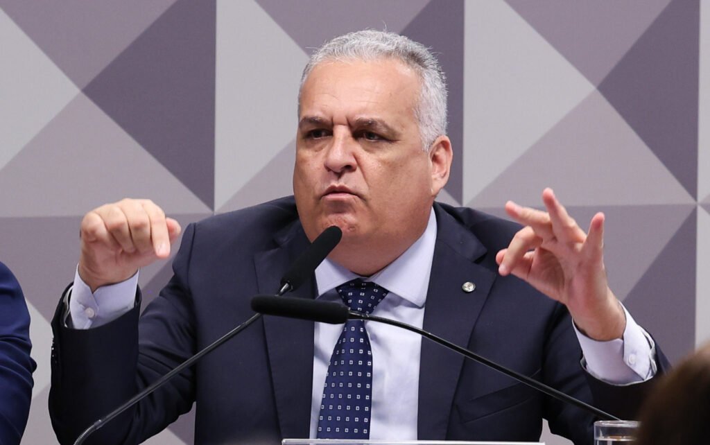 Quem é Alfredo Gaspar e qual seu papel na CPI do INSS? Alfredo Gaspar é deputado federal pelo PL-AL e atua como relator da CPI do INSS, investigando irregularidades no sistema previdenciário. Por que Gaspar pediu a suspensão de parlamentares? Gaspar solicitou a suspensão de quatro parlamentares que o acusaram de estupro ou divulgaram a denúncia, alegando que as acusações são infundadas. Quais parlamentares são alvos da representação de Gaspar? Os deputados Lindbergh Farias (PT-RJ) e Rogério Correia (PT-MG) estão entre os quatro parlamentares visados pela medida cautelar de Gaspar. Qual é o objetivo da representação na Corregedoria Parlamentar? Gaspar busca a suspensão cautelar dos mandatos dos parlamentares envolvidos, visando proteger sua reputação e assegurar um processo justo. Como a acusação de estupro impacta a carreira de Gaspar? Acusações de estupro podem prejudicar a imagem pública e a carreira política de Gaspar, afetando sua credibilidade e atuação parlamentar. Quais são as possíveis consequências para os parlamentares acusados por Gaspar? Se a suspensão for aprovada, os parlamentares podem perder temporariamente seus mandatos, impactando suas atividades legislativas. Como a CPI do INSS pode ser afetada por essa situação? A controvérsia pode desviar o foco da CPI do INSS, comprometendo a investigação de irregularidades no sistema previdenciário. Qual é a importância da Corregedoria Parlamentar nesse contexto? A Corregedoria Parlamentar é crucial para investigar e julgar a conduta dos deputados, garantindo a ética e a integridade no Legislativo. Como a mídia está cobrindo o caso de Gaspar? A mídia destaca o pedido de suspensão e as acusações de estupro, gerando debate público e atenção para o caso. Quais são os próximos passos no processo de suspensão? A Corregedoria Parlamentar analisará a representação de Gaspar, decidindo se os mandatos dos parlamentares serão suspensos. Como a sociedade reage a casos de acusações entre parlamentares? A sociedade tende a exigir transparência e justiça, acompanhando de perto o desenrolar das investigações e decisões. O que Gaspar espera alcançar com essa medida? Gaspar busca limpar seu nome, restaurar sua reputação e garantir que acusações infundadas não prejudiquem sua carreira política. Qual é o papel dos partidos políticos nesse tipo de situação? Partidos políticos podem mediar conflitos, apoiar seus membros e garantir que as acusações sejam tratadas de forma justa e transparente. Como a ética parlamentar é avaliada em casos de acusações graves? A ética parlamentar é avaliada pela Corregedoria, que investiga a veracidade das acusações e a conduta dos envolvidos. Quais são os desafios enfrentados por Gaspar ao lidar com essa situação? Gaspar enfrenta o desafio de provar sua inocência, manter sua carreira política e lidar com o impacto das acusações em sua vida pessoal.