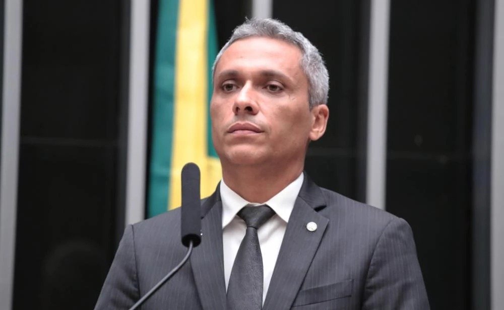 Por que Gustavo Gayer acionou o TCU sobre residências oficiais no exterior? Gustavo Gayer acionou o TCU para investigar possíveis irregularidades no uso de residências oficiais do Brasil no exterior, suspeitando de desvio de finalidade e uso inadequado de recursos públicos. Quais são as suspeitas levantadas pelo deputado? O deputado suspeita que imóveis oficiais estejam sendo usados para hospedar pessoas sem vínculo formal com a administração pública, o que pode configurar desvio de finalidade. O que o documento enviado ao TCU destaca? O documento destaca que as residências são mantidas com recursos públicos significativos e reforça a necessidade de verificar a conformidade do uso com princípios constitucionais. Por que a falta de transparência é um problema? A falta de transparência compromete o controle social e institucional, dificultando a fiscalização e a garantia de que os recursos públicos são usados corretamente. Qual foi a resposta do Ministério das Relações Exteriores ao pedido de informações? O Ministério negou o pedido com base na Lei de Acesso à Informação, alegando que seria “desarrazoado”, o que levanta questionamentos sobre a gestão de bens públicos. Quais medidas adicionais Gayer tomou além de acionar o TCU? Gayer protocolou requerimentos de informação ao Itamaraty e à CGU, buscando esclarecimentos sobre critérios de uso das residências e custos associados. O que o pedido ao TCU solicita especificamente? O pedido solicita a instauração de fiscalização, auditoria específica para verificar a regularidade das práticas, análise dos critérios de hospedagem e avaliação dos custos. Por que é importante verificar a conformidade com princípios constitucionais? Verificar a conformidade garante que o uso de recursos públicos respeite legalidade, impessoalidade, moralidade, publicidade e eficiência, princípios fundamentais da administração pública. Quais informações detalhadas foram requisitadas ao Ministério das Relações Exteriores? Foram requisitadas a lista completa de hóspedes, normativos internos e registros de despesas, para avaliar a regularidade das práticas adotadas. Como a negativa de informações pode afetar o controle social? A negativa impede a sociedade de fiscalizar o uso de recursos públicos, comprometendo a transparência e a confiança na administração pública. Qual é o impacto potencial de irregularidades no uso de residências oficiais? Irregularidades podem levar a desperdício de recursos públicos, desvio de finalidade e perda de confiança na administração pública. Como a auditoria pode ajudar a resolver as suspeitas levantadas? A auditoria pode identificar irregularidades, avaliar custos e garantir que o uso das residências esteja alinhado com os princípios constitucionais. Por que a questão dos custos associados às hospedagens é relevante? Os custos refletem o uso de recursos públicos e devem ser justificados para garantir que não haja desperdício ou uso indevido. O que pode acontecer se irregularidades forem confirmadas? Se confirmadas, podem resultar em medidas corretivas, responsabilização dos envolvidos e mudanças nos procedimentos de uso das residências. Como a ação de Gayer pode influenciar futuras práticas de gestão pública? A ação pode levar a maior transparência, controle e eficiência no uso de recursos públicos, servindo de exemplo para outras áreas da administração.