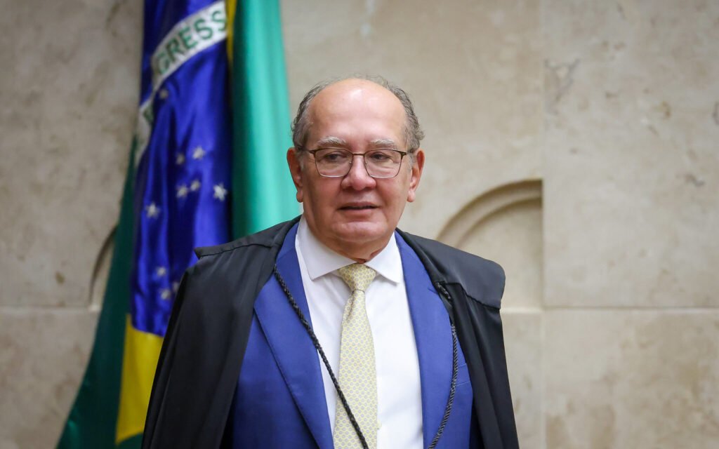 Por que Gilmar Mendes comprou cannabis medicinal em Portugal? Gilmar Mendes adquiriu cannabis medicinal em Portugal para tratar dores durante uma viagem. Ele compartilhou essa experiência em um podcast, destacando a eficácia do tratamento. Qual foi a reação de Gilmar Mendes ao uso da cannabis medicinal? Ele relatou ter tido uma experiência positiva com a cannabis medicinal, o que o levou a defender a revisão das políticas de combate às drogas. Como a experiência de Gilmar Mendes pode impactar o debate sobre drogas no Brasil? A declaração de um ministro do STF pode influenciar o debate público e político sobre a regulamentação e o uso medicinal da cannabis no Brasil. Por que Portugal foi o local escolhido para a compra? Portugal tem uma legislação mais flexível em relação à cannabis medicinal, permitindo que Gilmar Mendes adquirisse o produto legalmente durante sua estadia. Quais são os argumentos de Gilmar Mendes para a revisão do modelo de combate às drogas? Ele sugere que o modelo atual é ineficaz e que a regulamentação pode trazer benefícios, como o acesso seguro a tratamentos medicinais. Como a declaração de Gilmar Mendes foi recebida pela sociedade? A declaração gerou discussões acaloradas, com opiniões divididas entre apoio à regulamentação e críticas ao uso de cannabis. Qual é a posição do STF sobre a cannabis medicinal? O STF ainda não tem uma posição unificada, mas a declaração de Gilmar Mendes pode incentivar um debate mais aprofundado entre os ministros. Quais são os benefícios da cannabis medicinal mencionados por Gilmar Mendes? Ele destacou o alívio das dores como um dos principais benefícios, reforçando a importância de considerar alternativas terapêuticas. Como a experiência pessoal de Gilmar Mendes pode influenciar outras figuras públicas? Sua experiência pode encorajar outras figuras públicas a compartilharem suas opiniões e experiências sobre o uso medicinal da cannabis. Quais são os próximos passos para a regulamentação da cannabis medicinal no Brasil? O debate continua no Congresso e no STF, com a possibilidade de novas propostas de regulamentação sendo discutidas. Como a legislação portuguesa sobre cannabis medicinal difere da brasileira? Portugal permite o uso medicinal com regulamentação clara, enquanto o Brasil ainda enfrenta barreiras legais e sociais para a implementação. Qual é a importância de figuras públicas discutirem o uso de cannabis medicinal? Elas podem desmistificar o tema, influenciar políticas públicas e aumentar a conscientização sobre os benefícios medicinais. Como a sociedade brasileira pode se beneficiar de uma revisão das políticas de drogas? Uma revisão pode levar a um sistema mais eficaz, com foco em saúde pública e redução de danos, além de potencialmente diminuir a criminalização. Quais são os desafios enfrentados na regulamentação da cannabis medicinal no Brasil? Os desafios incluem preconceitos sociais, barreiras legais e a necessidade de mais pesquisas científicas para embasar decisões políticas. Como a experiência de Gilmar Mendes pode contribuir para a pesquisa sobre cannabis medicinal? Sua experiência pode incentivar mais estudos e investimentos em pesquisas sobre os efeitos e benefícios da cannabis medicinal. O que podemos esperar do futuro do uso de cannabis medicinal no Brasil? Com discussões em andamento, há potencial para avanços na regulamentação, ampliando o acesso seguro e legal a tratamentos medicinais.