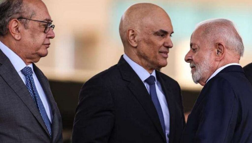 Quando o aliado vira alvo em público, a reação não é só surpresa: é um aviso de que algo mais profundo está em jogo. Mas o que foi dito para provocar tanta indignação? Segundo a descrição do caso, Lula partiu para a desmoralização plena do ministro Alexandre de Moraes. E não fez isso de forma discreta ou ambígua. Ao contrário: teria agido, nas palavras apresentadas, com a maior naturalidade, como se ocupasse o lugar de um paladino da moralidade, aplicando um corretivo justamente em quem até então era tratado como “companheiro”. Só que, se a cena já chama atenção por si, a pergunta inevitável é outra: por que isso repercutiu tanto? A resposta passa pelo efeito político e simbólico da fala. Não se trata apenas de uma crítica isolada. O que incomoda é o gesto de expor, constranger e inverter papéis diante do público. E é exatamente aí que muita gente se surpreende: a indignação não nasce apenas do conteúdo, mas do contraste entre a postura adotada e a relação que parecia existir antes. Se havia proximidade, por que o ataque? Se havia alinhamento, por que a desmoralização? E, mais importante, isso realmente deveria causar espanto? É nesse ponto que surge a lembrança mais incômoda de todas. O advogado Enio Viterbo, ao analisar a postura de Lula, resgatou uma imagem conhecida e poderosa: a natureza do escorpião. Mas por que essa comparação pesa tanto? Porque ela sugere que o comportamento não seria um desvio, nem um acidente, nem uma explosão momentânea. Seria, na visão apresentada, algo inerente. Algo que aparece cedo ou tarde, independentemente da conveniência, da aliança ou do cenário. Mas há um detalhe que quase ninguém percebe de imediato: quando alguém é lembrado de que certa atitude faz parte da “natureza” de outro personagem, o foco deixa de ser apenas o episódio do momento. A discussão muda de nível. Já não se pergunta só o que foi dito agora, mas o que isso revela sobre um padrão. E se for um padrão, quantas vezes ele já teria se repetido sem receber o mesmo peso? Quantas vezes o gesto foi relativizado porque servia a interesses circunstanciais? É aqui que a leitura do caso ganha outra dimensão. A indignação de Gilmar e Moraes, mencionada no título, passa a ser confrontada com uma espécie de advertência: por que se espantar com o escorpião quando ele age como escorpião? A frase é dura, mas carrega uma lógica simples. Quem conhece a natureza de alguém não deveria tratar o ataque como algo impensável. E isso abre uma dúvida ainda mais desconfortável: a surpresa é genuína ou nasce do fato de que, desta vez, o golpe atingiu o lado “errado”? O que vem depois muda tudo, porque a crítica não para na fala recente. A descrição afirma que Lula tentou esconder, mas sua verdadeira face foi exposta. Essa formulação empurra o leitor para além do episódio e sugere uma linha de continuidade entre passado e presente. Se a “verdadeira face” aparece agora, ela já existia antes? Se já existia, quem preferiu não ver? E por que esse tipo de lembrança ressurge justamente quando a tensão explode entre figuras centrais do poder? A resposta oferecida aponta para revelações anteriores sobre o petista, reunidas no livro O Homem Mais Desonesto do Brasil - A verdadeira face de Luiz Inácio Lula da Silva. A menção ao livro aparece como reforço da ideia de que o episódio atual não seria isolado, mas parte de algo maior. E esse é o ponto que prende a atenção até o fim: a indignação dos ministros, diante das declarações de Lula, é apresentada não como uma tragédia inesperada, mas como o encontro tardio com uma característica que, segundo essa leitura, sempre esteve ali. No fim, a questão central não é apenas o ataque a Moraes, nem o desconforto de Gilmar. O ponto principal é a lembrança de que certos comportamentos, quando finalmente se voltam contra antigos aliados, deixam de parecer estratégia e passam a ser vistos como essência. Só que essa conclusão, em vez de encerrar o assunto, abre a pergunta mais perigosa de todas: se essa natureza era conhecida, por que tantos fingiram surpresa justamente agora?