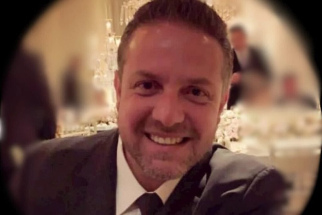 **Gilmar Mendes manda soltar delegado investigado na morte de Gritzbach** O que levou à soltura do delegado Fábio Baena Martin? Segundo a publicação do Metrópoles, o ministro **Gilmar Mendes**, do Supremo Tribunal Federal (STF), decidiu revogar a prisão preventiva do delegado da Polícia Civil **Fábio Baena Martin**. A decisão foi tomada com base em um **habeas corpus**, considerando que não havia elementos suficientes para manter a prisão do delegado, que é investigado no caso do assassinato do delator do Primeiro Comando da Capital (PCC), **Vinícius Gritzbach**. Quais foram os argumentos utilizados pelo ministro Gilmar Mendes? De acordo com a decisão, a acusação contra Fábio Baena Martin se baseia principalmente em uma **delação premiada**, sem outras provas mais consistentes que confirmem as suspeitas de corrupção e extorsão na morte do empresário Antônio Vinícius Gritzbach. Além disso, não foram encontrados registros concretos, como mensagens ou movimentações financeiras, que liguem diretamente o delegado aos crimes investigados. Quais são as condições impostas ao delegado após a soltura? Com a revogação da prisão preventiva, Fábio Baena Martin foi liberado, mas deverá cumprir algumas medidas cautelares. Ele terá que usar uma **tornozeleira eletrônica**, pagar uma fiança de R$ 100 mil, permanecer afastado da função pública, não ter contato com outros investigados ou testemunhas, e está proibido de frequentar unidades policiais, exceto por determinação da Justiça. Qual é o status atual do processo contra Fábio Baena Martin? Apesar da soltura, o processo contra o delegado continua. Ele segue respondendo às acusações de **organização criminosa**, **peculato** e **corrupção passiva**. A defesa de Fábio Baena Martin, representada pelo advogado Daniel Leon Bialski, afirmou que a decisão do STF foi recebida com alívio, pois consideram que a prisão era indevida e configurava uma "coação ilegal". A defesa acredita que, com a soltura, será possível exercer plenamente o direito de defesa e demonstrar a inocência do delegado ao longo do processo. O que aconteceu com Vinícius Gritzbach? Vinícius Gritzbach foi executado no dia 8 de novembro no **Aeroporto Internacional de São Paulo**, em Guarulhos. Ele estava retornando de uma viagem com a namorada quando foi morto na área de desembarque do Terminal 2. Segundo o Ministério Público de São Paulo (MPSP), Gritzbach teria mandado matar dois integrantes do PCC. No dia da execução, dois homens encapuzados desceram de um carro, vestindo coletes à prova de balas e portando fuzis, e dispararam 29 tiros, dos quais 10 atingiram Gritzbach, que morreu no local. Qual é a relação entre Gritzbach e o delegado Fábio Baena Martin? A investigação aponta suspeitas de que o delegado Fábio Baena Martin estaria envolvido em atividades de corrupção e extorsão relacionadas à morte de Gritzbach. No entanto, até o momento, não foram apresentadas provas concretas que liguem diretamente o delegado aos crimes investigados. A decisão de Gilmar Mendes de soltar o delegado foi baseada na falta de elementos suficientes para justificar a manutenção da prisão preventiva. Como a defesa de Fábio Baena Martin está lidando com o caso? A defesa do delegado argumenta que a prisão era injustificada e que a decisão do STF permitirá que Fábio Baena Martin exerça plenamente seu direito de defesa. Eles estão confiantes de que poderão demonstrar a inocência do delegado ao longo do processo, uma vez que acreditam que as acusações se baseiam em provas insuficientes e inconsistentes.