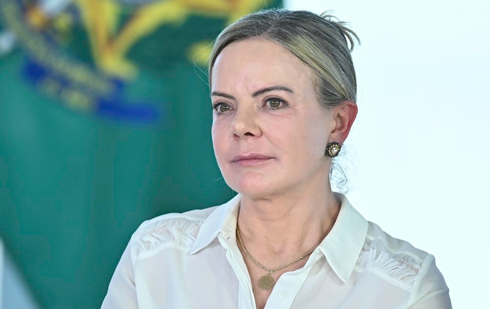 Por que Gleisi Hoffmann deixou o governo Lula? Gleisi Hoffmann deixou o governo para concorrer ao Senado pelo Paraná. Ela anunciou sua saída da Secretaria de Relações Institucionais para disputar uma das duas vagas ao Senado nas eleições de outubro. Qual foi o papel de Gleisi na Secretaria de Relações Institucionais? Gleisi atuou na Secretaria de Relações Institucionais por um ano, onde trabalhou em medidas como a isenção do IR para quem ganha até R$ 5 mil, o Gás do Povo e o programa Pé-de-Meia. Quais foram os resultados do trabalho de Gleisi no governo? Durante sua gestão, houve aumento real do salário mínimo, crescimento da renda das famílias e o desemprego atingiu o menor nível da história, contribuindo para o crescimento do país. Por que Gleisi decidiu concorrer ao Senado? Inicialmente, Gleisi não pretendia se candidatar, mas atendeu a um pedido do presidente Lula para fortalecer a base do PT no Senado, onde o governo enfrenta desafios. Qual é a importância da candidatura de Gleisi para o PT? A candidatura de Gleisi é estratégica para o PT, visando aumentar a representação no Senado e facilitar a aprovação de projetos do governo. Quem mais deixou o governo para concorrer nas eleições? Mais de uma dezena de ministros, além de Gleisi, se desincompatibilizaram de seus cargos para disputar o pleito de outubro, conforme exigido pela legislação eleitoral. Qual é o prazo para desincompatibilização? O prazo para desincompatibilização se encerra neste sábado (4), exigindo que os ministros deixem seus cargos para concorrer nas eleições. Quais são as prioridades de Gleisi como pré-candidata ao Senado? Gleisi pretende defender o Paraná e avançar o projeto de desenvolvimento do Brasil, focando em melhores condições de vida para os brasileiros. Como Gleisi anunciou sua candidatura? Gleisi anunciou sua candidatura pelas redes sociais, destacando seu compromisso com o desenvolvimento do Brasil e o bem-estar do povo. Qual é o impacto da saída de Gleisi para o governo Lula? A saída de Gleisi representa uma mudança na equipe do governo, mas também uma oportunidade para fortalecer a presença do PT no Senado. Como a candidatura de Gleisi pode influenciar as eleições no Paraná? A candidatura de Gleisi pode mobilizar o eleitorado do PT no Paraná, impactando a disputa pelas duas vagas ao Senado no estado. Quais são os desafios que Gleisi pode enfrentar na campanha? Gleisi pode enfrentar desafios como a concorrência de outros candidatos fortes e a necessidade de consolidar apoio em um estado politicamente diverso. Como o governo Lula está lidando com a saída de vários ministros? O governo está reorganizando sua equipe para manter a continuidade dos projetos e garantir apoio político nas eleições. Qual é a expectativa para a campanha de Gleisi ao Senado? A expectativa é que Gleisi utilize sua experiência e realizações no governo para conquistar o apoio dos eleitores paranaenses. Como a candidatura de Gleisi se alinha com os objetivos do PT? A candidatura de Gleisi se alinha com os objetivos do PT de fortalecer sua base no Senado e promover políticas de desenvolvimento social e econômico.
