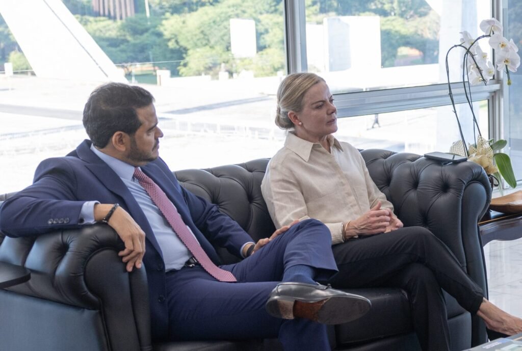 Uma reação dura abriu a disputa em torno de um nome para o **STF** e colocou, no centro da controvérsia, os limites entre crítica editorial e defesa política. O que provocou a irritação de **Gleisi Hoffmann**? A publicação de um editorial do jornal **O Estado de São Paulo**, na madrugada desta quarta-feira, 8, com o título **“Senado tem o dever de rejeitar Messias”**. O alvo do texto era a indicação do advogado-geral da União, **Jorge Messias**, para o cargo de ministro do Supremo Tribunal Federal. Mas por que esse editorial gerou resposta imediata? Porque o jornal questionou justamente dois pontos exigidos para a nomeação ao tribunal: o **“notável saber jurídico”** e a **“reputação ilibada”**. Ao sustentar que Messias não preencheria esses requisitos, o jornal atingiu o núcleo da discussão sobre sua eventual ida ao Supremo. E como Gleisi respondeu? Em postagem feita logo após a publicação, a ex-ministra das Relações Institucionais afirmou que o veículo **“se mete onde não deve e agride gratuitamente”** o indicado. A reação não ficou apenas no tom político. Ela também contestou diretamente a avaliação feita pelo jornal sobre a trajetória de Messias. Qual foi o argumento usado por Gleisi para rebater a crítica? Segundo ela, o jornal **“esconde dos leitores que Jorge Messias construiu uma das mais sólidas trajetórias jurídicas no serviço público brasileiro”**. Para sustentar essa defesa, foram lembrados dados de sua formação e atuação acadêmica. Que trajetória é essa mencionada por ela? **Jorge Messias** é formado em direito pela **Universidade Federal de Pernambuco (UFPE)**. Também é **mestre e doutor em Desenvolvimento, Sociedade e Cooperação Internacional pela Universidade de Brasília (UNB)**. Sua produção acadêmica inclui a **coautoria de um livro sobre reclamações constitucionais** e uma passagem como **professor visitante na UNB**. Então por que o jornal manteve a crítica? Porque, no entendimento exposto no editorial, o termo **“notável”** exigiria um grau de reconhecimento jurídico ainda maior, descrito como algo **“amplamente reconhecido por toda a comunidade jurídica e acadêmica, acima de quaisquer controvérsias”**. Ou seja, a divergência não ficou apenas na existência de formação e produção acadêmica, mas no alcance desse reconhecimento. E a questão da **reputação ilibada**, como entrou no debate? O editorial também levantou dúvidas sobre esse requisito. Como base para isso, citou o telefonema vazado pela **Operação Lava Jato**, no qual a ex-presidente **Dilma Rousseff** afirma que Messias levaria ao presidente **Lula** um termo de posse para a **Casa Civil**, a ser usado em caso de risco de prisão. A posse acabaria anulada pouco depois pelo ministro **Gilmar Mendes**. Gleisi se limitou a defender o currículo de Messias? Não. Ela também atacou a linha editorial do jornal. Em sua resposta, declarou: **“O notório saber jurídico de Jorge Messias para ser ministro do STF é tão patente quanto o notório preconceito e a aversão dos editoriais do Estadão a tudo que emana do presidente Lula, desde os tempos em que ele despontou como líder sindical enfrentando a ditadura”**. Houve manifestação dos citados após a troca de críticas? A **Gazeta do Povo** informou que entrou em contato com o **Estado de São Paulo** e com a **Advocacia-Geral da União (AGU)**. Segundo a publicação, **o espaço segue aberto para manifestação**. E o que permanece no centro dessa disputa? A indicação de **Jorge Messias** ao **STF**, contestada em editorial pelo **Estadão** e defendida publicamente por **Gleisi Hoffmann**, com a discussão concentrada nos critérios de **notável saber jurídico** e **reputação ilibada**. A frase usada por Gleisi contra o jornal foi direta e sem suavização: **“se mete onde não deve e agride gratuitamente”**.