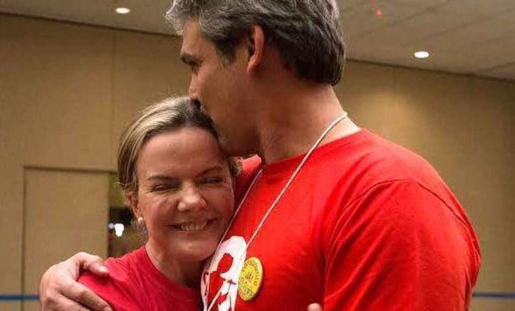 Uma frase publicada na internet virou processo, reviravolta judicial e uma derrota que poucos esperavam no segundo grau. Mas o que foi dito para provocar esse desfecho? A resposta passa por uma comparação que ultrapassou o debate político e entrou no campo da ofensa pessoal. Em uma postagem feita nas redes sociais, uma figura pública insinuou que uma integrante do governo estaria sendo “oferecida” a líderes do Congresso, usando uma comparação com cafetão e garota de programa. A publicação ainda trouxe uma insinuação sobre um suposto trisal. O conteúdo depois foi apagado, mas o efeito não desapareceu. Por que isso ganhou tanta força? Porque não se tratava apenas de crítica política, e sim de uma fala que atingia honra, imagem e dignidade. E há um ponto que muita gente não percebe de imediato: quando uma declaração deixa de ser opinião e passa a ser entendida como ofensa, o debate muda de terreno. Já não se discute só liberdade de expressão, mas também responsabilidade pelo que foi dito. Então a Justiça decidiu isso logo de início? Não. E é justamente aí que a história começa a prender atenção. Na primeira decisão, o entendimento foi outro. A sentença de 1º grau havia considerado que os comentários foram feitos no exercício do mandato parlamentar e que não configurariam crime. Isso parecia encerrar o caso? Parecia. Mas o que veio depois mudou o rumo de tudo. O que aconteceu em seguida? Houve recurso. E esse detalhe altera completamente a leitura do caso, porque mostra que uma decisão inicial nem sempre é a palavra final. Ao analisar novamente os fatos, a Justiça do Distrito Federal reformou o entendimento anterior. A 6ª Turma Cível do TJDFT decidiu condenar o autor das declarações por ofensas dirigidas não só à ex-ministra, mas também ao vice-líder do governo na Câmara, citado na mesma publicação. Mas de onde surgiu toda essa sequência de ataques? A origem está em uma fala anterior do presidente Lula. Ele havia dito que colocou uma “mulher bonita” na articulação política do governo para “melhorar a relação” com o Congresso Nacional. Foi depois dessa declaração que a postagem foi feita. E é aqui que muita gente se surpreende: o centro da decisão não está na frase de Lula, mas na forma como ela foi usada por outro parlamentar para construir uma ofensa pública. Quem são os envolvidos, afinal? A ação foi movida por Gleisi Hoffmann, e a condenação atingiu o deputado federal Gustavo Gayer, do PL de Goiás. Na mesma publicação, também foi citado Lindbergh Farias, vice-líder do governo na Câmara. Os nomes dos presidentes do Senado e da Câmara, Davi Alcolumbre e Hugo Motta, apareceram no contexto da postagem ofensiva. Só que o ponto principal não era a articulação política em si. O foco passou a ser o conteúdo da comparação feita. Mas há um detalhe que quase ninguém percebe: o fato de a postagem ter sido excluída não impediu a análise judicial. Isso porque, uma vez publicada, a mensagem já havia produzido repercussão suficiente para ser questionada. Apagar depois não apaga automaticamente a consequência. E essa é uma das partes mais sensíveis do caso, porque mostra como uma fala digital pode continuar viva mesmo após desaparecer da tela. Então qual foi a virada real? A virada foi o reconhecimento, em segunda instância, de que a proteção ao exercício do mandato não bastava para afastar a responsabilização naquele caso. Em outras palavras, o tribunal entendeu que houve ofensa. E isso muda não apenas o resultado do processo, mas também o peso político e simbólico da decisão. O que esse julgamento revela no fim das contas? Revela que, no embate entre discurso político e ataque pessoal, a linha pode ser revista pela Justiça de forma bem diferente da decisão inicial. Gleisi venceu no TJ a ação sobre o caso em que foi comparada a garota de programa, e a sentença de 1º grau foi reformada. Só que o ponto mais inquietante talvez esteja além da condenação: até onde vai a imunidade de uma fala política quando ela cruza o limite da ofensa pública? É essa pergunta, mais do que o próprio processo, que continua aberta.