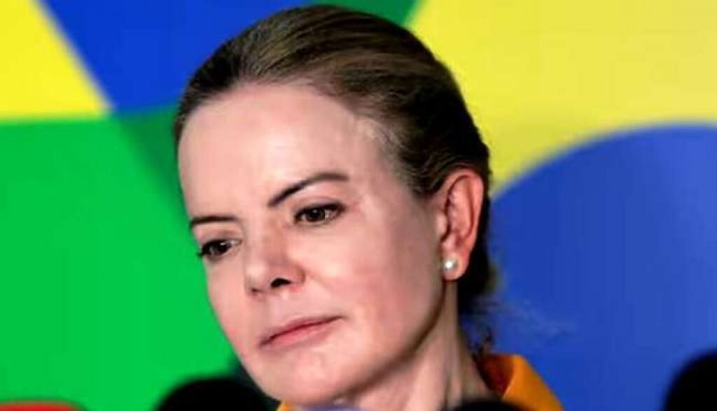 Por que Gleisi Hoffmann é tão rejeitada no Paraná? Gleisi Hoffmann lidera a rejeição no Paraná com 59,3%, superando Lula. A percepção negativa pode estar ligada a sua atuação política e decisões controversas. Como a rejeição de Lula se compara nacionalmente? Lula é amplamente rejeitado no Brasil, sendo o político mais rejeitado atualmente. No Paraná, ele tem 59,1% de rejeição, ligeiramente abaixo de Gleisi. Qual é a metodologia da pesquisa da AtlasIntel? A pesquisa ouviu 1.254 eleitores entre 23 e 30 de março, com 95% de confiança e margem de erro de três pontos percentuais, perguntando sobre rejeição a políticos. Quem mais está na lista de rejeição? Eduardo Leite, governador do Rio Grande do Sul, ocupa a terceira posição com 44,9% de rejeição, após Gleisi e Lula. Por que a rejeição de Gleisi é relevante? A rejeição de Gleisi no Paraná destaca a insatisfação local com sua liderança, influenciando sua carreira política e decisões futuras. Quais fatores contribuem para a rejeição de políticos? Decisões políticas impopulares, escândalos e falta de conexão com eleitores são fatores que aumentam a rejeição de políticos. Como a rejeição afeta a carreira política de Gleisi? Alta rejeição pode dificultar reeleições e apoio político, limitando a influência de Gleisi em decisões e alianças. A rejeição de Lula afeta o PT? Sim, a rejeição de Lula pode impactar a imagem do PT, influenciando a percepção pública e estratégias eleitorais do partido. Quais são as consequências da rejeição para o eleitorado? A rejeição pode levar eleitores a buscar alternativas políticas, mudando o cenário eleitoral e influenciando futuras eleições. Como a rejeição é percebida por outros políticos? Políticos observam rejeições para ajustar estratégias, buscando evitar erros semelhantes e melhorar a aceitação pública. A rejeição pode mudar ao longo do tempo? Sim, mudanças na atuação política e na percepção pública podem alterar os níveis de rejeição de um político. Qual é o impacto da rejeição na governabilidade? Alta rejeição pode dificultar a implementação de políticas, reduzindo a eficácia e o apoio político necessário para governar. Como a mídia influencia a rejeição política? A cobertura midiática pode amplificar percepções negativas, influenciando a opinião pública e aumentando a rejeição. A rejeição afeta alianças políticas? Sim, políticos rejeitados podem encontrar dificuldades em formar alianças, limitando seu poder e influência política. Quais são as estratégias para reduzir a rejeição? Políticos podem adotar transparência, comunicação eficaz e políticas populares para melhorar sua imagem e reduzir a rejeição. A rejeição de Gleisi e Lula é comparável? Ambos enfrentam alta rejeição, mas Gleisi supera Lula no Paraná, destacando diferenças regionais na percepção pública. Como a rejeição influencia futuras eleições? A rejeição pode determinar candidatos viáveis, influenciando campanhas e resultados eleitorais. O que a rejeição revela sobre a política brasileira? Rejeições altas indicam descontentamento com lideranças atuais, refletindo desafios e expectativas do eleitorado brasileiro.
