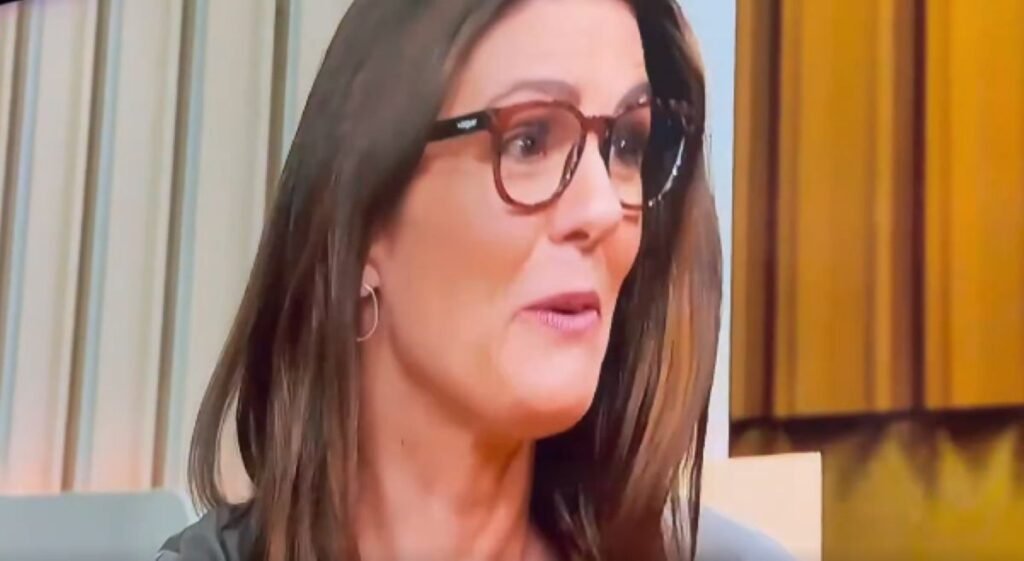 Por que a GloboNews está no centro de uma nova polêmica? A GloboNews enfrenta críticas após um comentário infeliz da apresentadora Marina Francheschini sobre a diversidade da missão Artemis II, que soou insensível e gerou acusações de racismo. Qual foi o comentário que gerou revolta? Marina Francheschini disse que a equipe da missão era composta por "um homem, um negro e uma mulher", o que foi interpretado como se uma pessoa negra não fosse humana. Como o público reagiu ao comentário? O público criticou fortemente nas redes sociais, destacando a inadequação da frase e levantando discussões sobre raça e gênero. Quem são os integrantes da missão Artemis II? A missão Artemis II é composta por Reid Wiseman, Victor Glover, Christina Koch e Jeremy Hansen, representando diversidade e inclusão. Qual foi a repercussão nas redes sociais? O comentário viralizou, gerando debates intensos sobre a escolha de palavras e a sensibilidade ao tratar de temas raciais. Quais mudanças a GloboNews planeja após o incidente? A emissora decidiu realizar mudanças no programa Estúdio I, buscando evitar novos escândalos e melhorar a comunicação. Quando Andréia Sadi retorna ao programa? Andréia Sadi volta ao Estúdio I na próxima segunda-feira, dia 6, após suas férias, em meio às mudanças planejadas pela GloboNews.