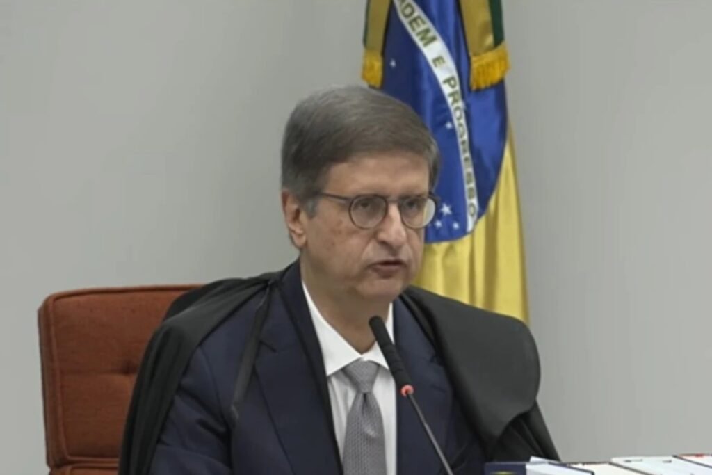 A preocupação foi dita sem rodeios: **o Ministério Público Federal** vê na atuação de **facções criminosas** uma das maiores ameaças à **campanha eleitoral de 2026**. Mas por que esse alerta ganhou tanto peso agora? Porque, segundo o procurador-geral da República, **Paulo Gonet**, há risco de que grupos criminosos tentem comprometer a liberdade de escolha do eleitor por meio de pressões e abusos. O que exatamente está em jogo quando essa influência é mencionada? Está em jogo a possibilidade de o eleitor deixar de formar sua opinião de maneira livre. Foi esse o ponto destacado por Gonet ao pedir atuação **firme** e **neutra** dos integrantes do Ministério Público que vão fiscalizar o cumprimento das regras eleitorais em todo o país. A preocupação, portanto, não se limita a irregularidades formais. Ela alcança qualquer tentativa de interferência que afete a decisão do voto. Que tipo de pressão preocupa o MPF? O próprio Gonet respondeu ao afirmar que é preciso trabalhar para que o eleitor possa formar opinião sem **pressões econômicas, psicológicas ou políticas**. A declaração foi feita nesta segunda-feira, durante encontro com procuradores regionais eleitorais. A fala delimita com clareza o foco da atuação: impedir que o processo eleitoral seja contaminado por constrangimentos capazes de distorcer a vontade popular. Esse temor se baseia apenas em hipótese futura? Não. Nas últimas **eleições municipais**, o **Ministério Público Eleitoral** conseguiu barrar na Justiça o registro de candidatos a vereador envolvidos com grupos criminosos. Esse dado ajuda a explicar por que o tema passou a ocupar posição central nas discussões preparatórias para os próximos pleitos. Não se trata de uma preocupação abstrata, mas de um cenário que já exigiu resposta institucional. E como o órgão pretende agir diante disso? Para o pleito deste ano, a **Procuradoria-Geral Eleitoral** criou um **grupo de trabalho** destinado a oferecer apoio e segurança a promotores e procuradores que vão lidar com essa temática. A medida reforça que o enfrentamento não ficará restrito ao discurso. Há uma estrutura sendo organizada para dar suporte a quem estará na linha de frente da fiscalização. O que mais foi pedido por Gonet nesse encontro? Ele reforçou a necessidade de atenção aos **indícios** e de dedicação total para enfrentar qualquer tentativa de **infiltração do crime organizado no processo eleitoral**. A orientação foi dirigida aos membros do Ministério Público Eleitoral reunidos em Brasília. O recado aponta para vigilância constante e resposta institucional diante de sinais que possam comprometer a lisura da disputa. Essa reunião tratou apenas da influência de facções? Não. Embora esse seja um dos pontos mais sensíveis, outras prioridades também foram listadas. Entre elas estão o combate à **violência política contra a mulher** e à **desinformação**. O encontro reúne cerca de **30 procuradores e procuradoras** do Ministério Público Eleitoral, que discutem ainda temas como **registro de candidatura**, **fraude à cota de gênero**, **abuso de poder** e **prestação de contas**. Qual é o papel de Paulo Gonet nesse processo? Como chefe do **MPF**, ele atua também como **procurador-geral eleitoral**. Isso explica por que sua fala tem peso direto na coordenação das ações voltadas à fiscalização do processo eleitoral. Ao reunir procuradores regionais eleitorais, ele sinaliza as frentes que exigem maior atenção e define o tom da atuação esperada. E qual é a data já marcada para o processo citado? O **primeiro turno** está previsto para **4 de outubro**. Até lá, a orientação dada é de monitoramento rigoroso, atuação neutra e enfrentamento a abusos, especialmente os ligados à pressão de grupos criminosos. Nas palavras de Paulo Gonet: “**Temos de trabalhar para que o eleitor possa formar a opinião de forma livre, sem pressões econômicas, psicológicas ou políticas**” e “**Precisamos estar atentos aos indícios e dedicar todos os nossos esforços para enfrentar qualquer tentativa de infiltração do crime organizado no processo eleitoral**”.