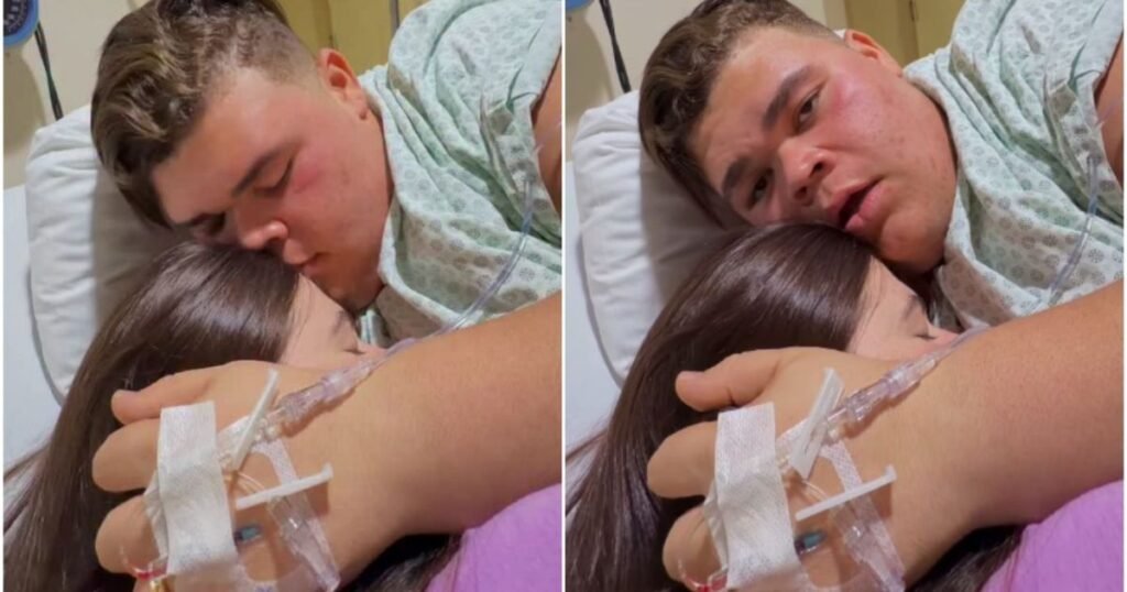 Uma internação, uma fala sobre uma **cirurgia delicada** e uma declaração que chamou atenção: **“até que a morte separe”**. O que aconteceu com **Gordão da XJ** para que ele surgisse nas redes sociais nesse contexto tão sensível? Nesta segunda-feira (6), o influenciador de **20 anos** contou aos seguidores que estava internado havia dois dias e que, provavelmente, teria de passar por um procedimento cirúrgico. Mas por que a publicação repercutiu tanto? Porque, ao falar sobre o momento de saúde, ele também expôs quem estava ao seu lado dentro do hospital. Em um vídeo, apareceu abraçado à noiva, **Nicolle Caroline**, de **22 anos**, e destacou o apoio que vinha recebendo. Foi nesse relato que ele disse que situações assim mostram quem realmente está por perto e quem ama de verdade. E o que exatamente ele falou sobre Nicolle? Gordão afirmou que ela estava se esforçando, que não havia dormido direito e que passou a madrugada acordada cuidando dele. Também contou que, sempre que a enfermeira entrava para medicá-lo, a noiva perguntava tudo com atenção e demonstrava preocupação constante. A fala ganhou ainda mais força porque veio em meio à possibilidade de uma cirurgia considerada por ele como delicada. Qual foi o motivo da internação? Nas redes sociais, **Nicolle Caroline** explicou que a **garganta** dele estava **fechada** e que ele não conseguia **falar direito**. Foi ela também quem revelou outro detalhe importante daquele momento no hospital: a realização da **primeira tomografia**. Segundo Nicolle, antes o exame não podia ser feito por causa do peso, e agora isso se tornou possível. Por que essa informação sobre a tomografia chamou atenção? Porque ela se conecta diretamente à transformação física vivida pelo influenciador nos últimos meses. Em janeiro deste ano, Gordão da XJ passou por uma **cirurgia para retirada de pedras na vesícula** depois de perder **130 kg**. A mudança no peso alterou não apenas sua rotina, mas também a possibilidade de realizar exames e procedimentos que antes encontravam limitações. E qual é o peso atual dele? Em vídeo publicado, amigos do influenciador disseram que ele está com **219 kg** e vivendo uma das melhores fases da vida. Eles também lembraram de onde essa trajetória começou: segundo relataram, Gordão iniciou esse processo com **350 kg**. Essa nova internação tem relação com o histórico recente de saúde? O que foi informado é que ele já vinha enfrentando questões médicas importantes. No relato dos amigos, foi dito que ele precisaria passar por **várias cirurgias** e que a primeira seria justamente para retirar a **pedra da vesícula**, porque, se isso não fosse feito, poderia haver complicações graves e até risco de vida. Então, o que se sabe agora, de forma objetiva? Sabe-se que **Gordão da XJ** está **internado**, que relatou estar no hospital há **dois dias**, que disse que **provavelmente** passará por uma **cirurgia delicada** e que recebeu acompanhamento constante da noiva, **Nicolle Caroline**. Também foi informado por ela que a internação ocorreu porque a **garganta dele estava fechada**, impedindo que falasse direito, e que ele conseguiu fazer sua **primeira tomografia** após a perda de peso. E a frase que mais marcou a publicação, onde entra nessa história? Ela aparece justamente no tom de compromisso e presença demonstrado no hospital, enquanto ele agradecia o cuidado da noiva em um momento de fragilidade. Entre a internação, a possibilidade de cirurgia e o reconhecimento por quem permaneceu ao lado dele, ficou registrada a declaração que resumiu o peso emocional daquele instante: **“até que a morte separe”**.