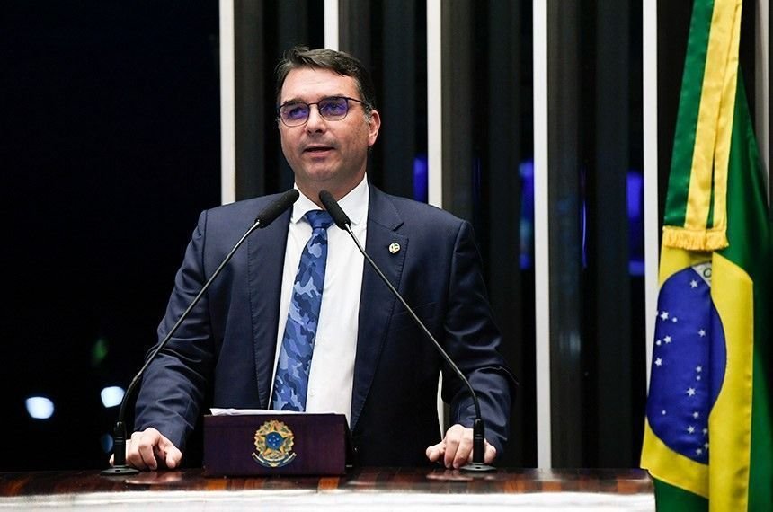 A escolha de um vice pode parecer um detalhe, mas, neste caso, ela já começou a revelar uma preferência clara. Qual é essa preferência? **Flávio Bolsonaro** afirmou que gostaria que sua chapa tivesse **uma mulher como vice**. Essa declaração foi feita de forma direta ou veio acompanhada de cautela? Veio com os dois elementos. Em entrevista ao podcast **Inteligência Ltda.**, nesta segunda-feira (6), o senador disse: **“Eu gostaria que o vice fosse uma mulher, mas não há nenhuma conversa adiantada.”** A frase aponta um desejo, mas também deixa evidente que a definição ainda está distante. Se há uma preferência, então já existe um nome escolhido? Não. O próprio Flávio Bolsonaro afirmou que, embora tenha **alguns nomes em mente**, ainda **não há tratativas em curso**. Isso significa que a intenção foi exposta, mas a negociação ainda não começou de forma concreta. E por que esse debate surge agora? Porque, segundo ele, o momento passou a ser mais adequado para iniciar essa avaliação. Como explicou o senador, **com o fim das janelas partidárias**, abre-se um cenário considerado ideal para começar a observar possibilidades. Ainda assim, ele ressaltou que **há bastante tempo** pela frente. Mas o que realmente vai pesar nessa escolha? Apenas o fato de ser mulher? Não. Apesar da preferência declarada, Flávio Bolsonaro deixou claro que o critério principal será a **afinidade de princípios e valores**. Em outras palavras, a composição da chapa não dependerá só de perfil político ou de estratégia eleitoral, mas da convergência com o projeto que ele diz defender. Que projeto é esse? Nas palavras do senador, trata-se de **“reconstruir o Brasil”** e **“apresentar um caminho de prosperidade”**. E que tipo de nome se encaixaria nisso? Segundo ele, será uma pessoa capaz de **complementar** esse projeto, reunindo **os mesmos valores e princípios**, além de **sensibilidade**, **conhecimento da máquina pública** e **expertise**. Então a escolha está próxima? Também não. Flávio Bolsonaro afirmou que essa definição deve acontecer **mais perto da eleição**, depois de uma análise mais cuidadosa. A sinalização, portanto, não é de pressa, mas de observação. Por que esperar tanto para anunciar? Ele também respondeu a isso. Na avaliação do senador, **não é estrategicamente bom anunciar antes**. E qual seria o motivo? Quanto mais cedo um nome é apresentado, **mais cedo começam os ataques** e, ao mesmo tempo, diminui o espaço para uma avaliação feita com calma. Isso quer dizer que a decisão está em aberto? Sim. Existe uma direção desejada, mas não uma escolha fechada. Há preferência por **uma mulher**, há critérios definidos em torno de **valores**, **princípios**, **sensibilidade**, **conhecimento da máquina pública** e **expertise**, mas não há, neste momento, uma conversa adiantada nem um anúncio iminente. E o que fica, então, dessa fala? Fica a combinação entre intenção e prudência. Como **pré-candidato à Presidência da República**, **Flávio Bolsonaro (PL-RJ)** disse que prefere **uma mulher como vice** em sua chapa presidencial, afirmou que **não há nenhuma conversa adiantada**, declarou que tem **alguns nomes em mente**, mas sem tratativas em curso, e indicou que a definição deve ocorrer **mais perto da eleição**, porque, segundo ele, antecipar esse anúncio **não é estrategicamente bom**.