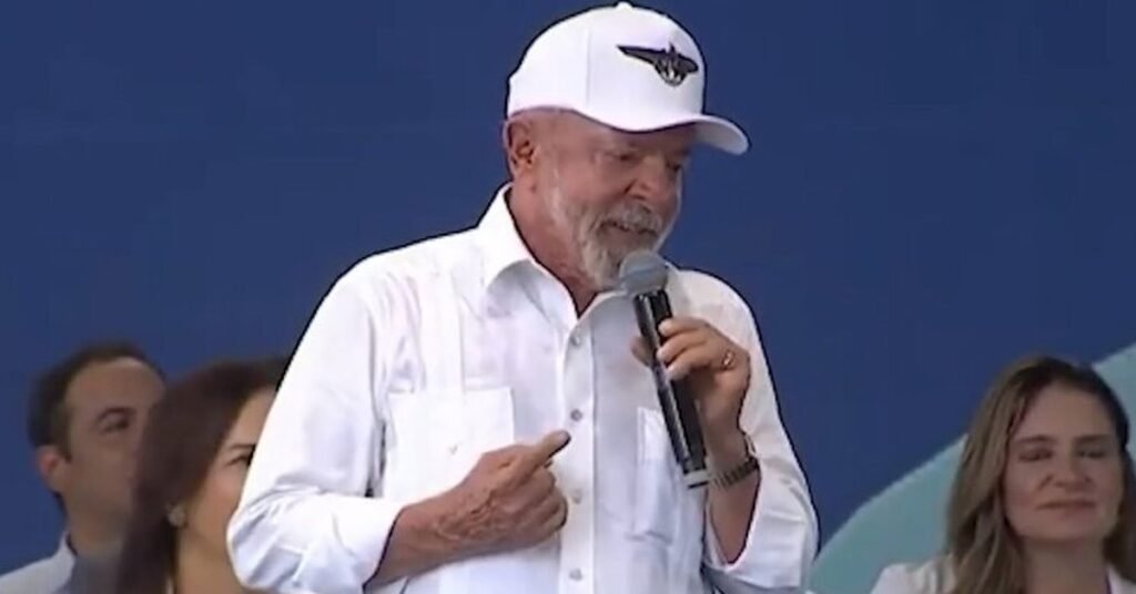 Por que o presidente Lula destacou o Ceará na educação? Lula destacou o Ceará devido ao seu elevado índice de escolaridade, resultado de escolhas eficazes dos governantes locais. O estado empatou com o Pará no melhor resultado nacional do Ideb, refletindo um forte compromisso com a educação. Quais estados foram comparados por Lula em termos de educação? Lula comparou o Ceará e o Piauí com estados como São Paulo, Rio de Janeiro e Rio Grande do Sul, destacando que os governantes nordestinos fizeram escolhas mais eficazes em educação, resultando em melhores índices de escolaridade. Qual é a posição do Piauí no Ideb? O Piauí ocupa a sexta posição no Ideb, empatado com Acre e Alagoas. Isso demonstra um avanço significativo na educação, fruto de políticas públicas eficazes e investimentos direcionados. Por que o Ceará e o Piauí se destacam na educação? Os estados se destacam devido a políticas educacionais eficazes e investimentos contínuos. A dedicação dos governantes locais em priorizar a educação tem gerado resultados positivos e reconhecimento nacional. O que é o programa Pé-de-Meia? O Pé-de-Meia é um programa instituído em 2024 que oferece auxílio mensal a estudantes de ensino médio para incentivá-los a permanecer na escola, além de bônus para participação em provas como o Saeb e o Enem. Qual a proposta de Lula para o ensino superior? Lula propôs criar uma nova modalidade do programa Pé-de-Meia para estudantes de ensino superior, visando reduzir a evasão universitária e garantir que mais alunos concluam seus cursos. Por que muitos estudantes desistem do ProUni? Lula destacou que, apesar de milhões se inscreverem no ProUni, muitos desistem. A proposta é investigar as causas dessa desistência e oferecer suporte financeiro para que os estudantes possam concluir seus estudos. Qual a importância da educação para o Brasil, segundo Lula? Lula enfatiza que a educação é crucial para formar profissionais como engenheiros, médicos e cientistas, essenciais para o desenvolvimento do país. O estímulo à permanência nos estudos é vital para alcançar esse objetivo. Como o governo planeja incentivar a educação no Brasil? O governo planeja incentivar a educação através de programas como o Pé-de-Meia, que oferece suporte financeiro a estudantes, e pela criação de políticas que garantam a permanência e conclusão dos estudos universitários. Quais são as críticas de Lula sobre o diesel? Lula criticou a alta do diesel, atribuindo-a a "gente mau caráter" e sugerindo que medidas mais severas, como prisão, poderiam ser necessárias para lidar com a situação. Qual a nova lei sancionada por Lula sobre educação infantil? Lula sancionou uma lei que exige a oferta de educação infantil em áreas rurais, garantindo que crianças nessas regiões tenham acesso à educação desde cedo, promovendo igualdade de oportunidades. Como a educação pode transformar o Brasil? A educação tem o poder de transformar o Brasil ao formar cidadãos capacitados e profissionais qualificados, impulsionando o desenvolvimento econômico e social do país. Investir em educação é investir no futuro.