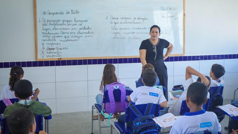 Uma data acaba de entrar no radar de milhares de profissionais da educação em Alagoas, mas o anúncio envolve mais do que um simples depósito. O Governo de Alagoas oficializou o cronograma de pagamento do **saldo residual da segunda parcela dos precatórios do Fundef**, medida que alcança **23.063 professores** da rede estadual. A previsão é de que o crédito em conta seja feito no dia **15 de abril**. Quem será beneficiado por esse pagamento? Serão contemplados os professores que atuaram na rede estadual entre **1998 e 2006**, período de vigência considerado para o repasse. O pagamento foi anunciado pelo governo estadual e a iniciativa é da **Secretaria de Estado da Educação**, a **Seduc**. E qual é o valor destinado a essa etapa? O montante reservado para esse pagamento residual é de **R$ 39 milhões**. Esse valor corresponde ao saldo residual da segunda parcela dos precatórios do Fundef e integra um conjunto mais amplo de repasses já pagos e planejados. Mas esse anúncio se limita apenas a essa quantia? Não. O valor faz parte de um histórico de pagamentos que, somando as parcelas quitadas em **2024** e o planejamento até **2026**, chega a **R$ 412.491.919,23** investidos diretamente em servidor, na rubrica de pessoal. Isso amplia a dimensão do cronograma agora confirmado e mostra que o pagamento anunciado está inserido em uma programação maior. Como será definido quem recebe e em quais condições? Segundo a secretária de Estado da Educação, **Roseane Vasconcelos**, o processo segue os critérios estabelecidos pela **Lei 9.362/2024**. Essa legislação assegura o recebimento dos valores aos profissionais **ativos**, **aposentados**, **exonerados** e também aos **herdeiros**, sempre de acordo com o tempo de serviço prestado no período de vigência do fundo. E os recursos dos precatórios são usados apenas para o rateio entre docentes? Não. Além do repasse direto aos professores, o Governo de Alagoas informou que cumpre a aplicação de **40% dos precatórios na infraestrutura da rede estadual de ensino**. O foco dessa parte dos recursos está na expansão física das unidades escolares. Quanto já foi aplicado nessa área? Em **2024**, foram investidos **R$ 36.712.136,02** na construção de novas escolas por meio do programa **Escola do Coração**. Já em **2025**, esse investimento subiu para **R$ 97.916.046,83**. Quando se somam os restos a pagar e as previsões para **2026**, o total destinado à construção de novos prédios escolares alcança **R$ 168.269.742,80**. Por que esse cronograma chama tanta atenção? Porque ele reúne, ao mesmo tempo, uma definição objetiva de pagamento e um volume expressivo de recursos já vinculados tanto ao servidor quanto à estrutura da rede estadual. De um lado, há o crédito previsto para milhares de professores. De outro, há a continuidade dos investimentos em novas unidades escolares. Então, o que foi confirmado de forma direta? Foi oficializado nesta semana o pagamento do **saldo residual da segunda parcela dos precatórios do Fundef** para **23.063 professores** que trabalharam na rede estadual entre **1998 e 2006**, com **crédito em conta no dia 15 de abril**. O valor desta etapa é de **R$ 39 milhões**, dentro de um total de **R$ 412.491.919,23** destinados aos servidores até **2026**, conforme a **Lei 9.362/2024**, que garante o recebimento a **ativos, aposentados, exonerados e herdeiros**. Paralelamente, **40% dos precatórios** seguem aplicados na infraestrutura escolar, com investimentos que já somam **R$ 168.269.742,80** em construções previstas até **2026**.