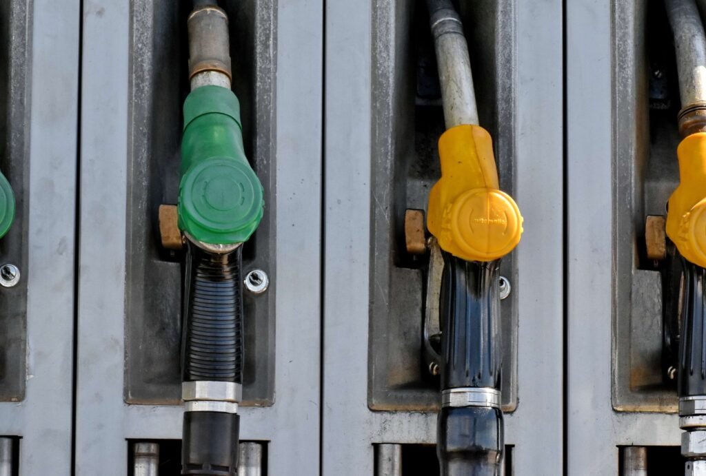 O que motivou o subsídio de R$ 1,20 no litro do diesel? A medida visa conter a alta do petróleo devido à guerra no Oriente Médio, garantindo estabilidade no mercado de combustíveis no Brasil. Como o subsídio será dividido entre governo federal e estados? O valor total de R$ 1,20 por litro será dividido igualmente: R$ 0,60 pelo governo federal e R$ 0,60 pelos estados. Qual é a duração prevista para o subsídio do diesel? A subvenção terá caráter temporário, vigorando por até 2 meses, conforme anunciado. Como será calculada a contrapartida dos estados? A contrapartida estadual será proporcional ao volume de diesel consumido em cada unidade da federação. Qual é o objetivo principal da subvenção ao diesel? O objetivo é assegurar previsibilidade e estabilidade no abastecimento de combustíveis, protegendo a população do choque de preços. Quantos estados já sinalizaram adesão à medida? Mais de 80% dos estados já sinalizaram positivamente com a adesão à subvenção. O que acontece com as cotas dos estados que não aderirem? As cotas dos estados que não aderirem não serão redistribuídas, preservando o equilíbrio federativo. A medida pode gerar passivo fiscal para os estados? Não, a subvenção foi estruturada para não se converter em passivo fiscal de caráter estrutural para as unidades da federação. Quem presidiu a reunião onde a proposta foi apresentada? A reunião foi presidida pelo Ministério da Fazenda durante o Conselho Nacional de Política Fazendária. Quais são os critérios para definir a contrapartida estadual? Os critérios ainda serão estabelecidos pelo conjunto federativo, considerando o consumo de diesel. Por que a medida é considerada excepcional? Devido ao seu caráter temporário e à situação emergencial causada pela alta do petróleo no mercado internacional. Como a medida impacta o consumidor final? A subvenção busca proteger o consumidor final dos aumentos bruscos nos preços dos combustíveis. A proposta será aplicada em todos os estados? A aplicação será nas unidades da federação que aderirem voluntariamente à medida. Qual é a importância da adesão dos estados à medida? A adesão é crucial para garantir a eficácia da subvenção e a estabilidade no abastecimento de diesel. Como a medida contribui para a estabilidade econômica? Ao conter a alta dos preços do diesel, a medida ajuda a evitar impactos negativos na economia e no custo de vida. O que a nota publicada em 31 de março destaca? A nota destaca a natureza temporária da subvenção e a adesão de mais de 80% dos estados. Qual é o papel do Confaz na proposta? O Confaz apresentou os parâmetros para os montantes e condições da subvenção durante a reunião. A medida pode ser estendida além dos 2 meses? Atualmente, a subvenção é prevista para até 2 meses, sem menção de extensão. Como a guerra no Oriente Médio afeta o mercado de combustíveis? A guerra provoca alta nos preços do petróleo, impactando diretamente o mercado de combustíveis. Quais são as expectativas para o mercado de combustíveis após a medida? Espera-se maior estabilidade e previsibilidade nos preços, beneficiando consumidores e a economia.