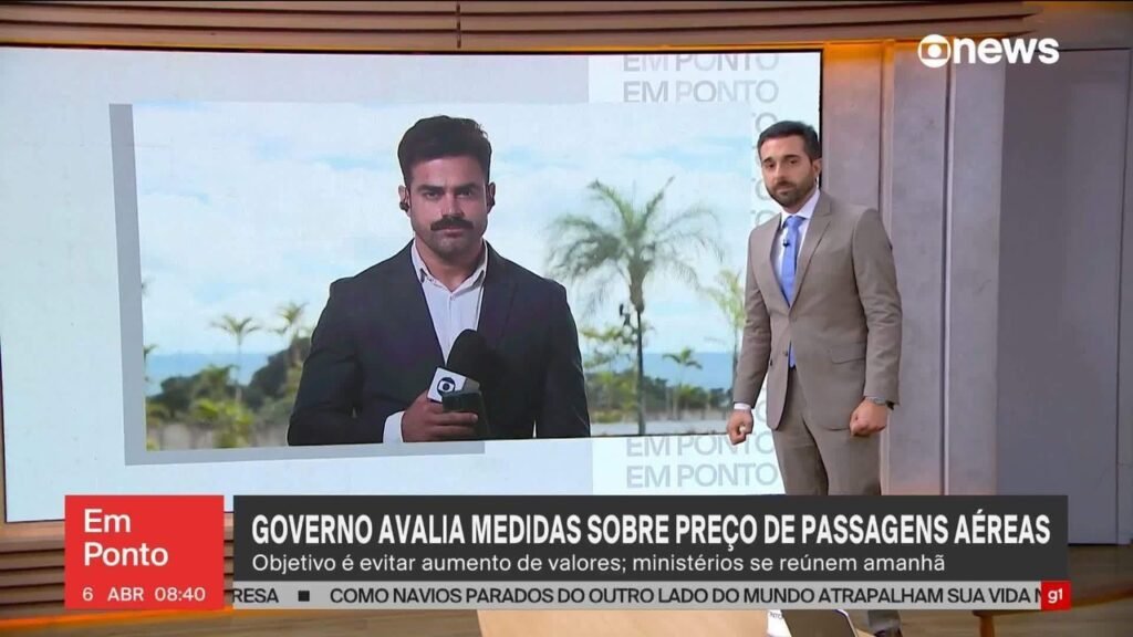 Uma mudança em estudo no governo pode mexer diretamente no preço da sua próxima passagem aérea. Mas o que está por trás dessa discussão? A resposta começa em um dos custos mais sensíveis da aviação: o **querosene de aviação**, conhecido como **QAV**. Por que esse combustível entrou no centro do debate? Porque o **Ministério de Portos e Aeroportos** avalia um pacote de medidas para conter o avanço no preço das passagens, e uma das propostas é justamente **zerar os impostos federais PIS/Cofins sobre o querosene de aviação**. A informação foi confirmada pelo ministro **Tomé Franca** à GloboNews. E por que isso ganhou urgência agora? Porque, segundo especialistas citados pelo g1, os preços das passagens podem subir até **20%** com a alta do querosene de aviação. Isso significa que o combustível, que já é um dos principais custos das companhias aéreas, passou a pressionar ainda mais a operação do setor. O que provocou essa pressão recente? A **Petrobras** anunciou na quarta-feira, dia 1º, um aumento de mais de **50%** no preço médio do combustível vendido às distribuidoras a partir deste mês. Esse reajuste impacta diretamente os custos das empresas aéreas. E por que o preço subiu tanto? Segundo as informações publicadas, a medida reflete o avanço do petróleo no mercado internacional, impulsionado pela **guerra no Oriente Médio**, que envolve **Estados Unidos e Israel contra o Irã**. Diante disso, o governo estuda apenas a redução de impostos? Não. A proposta faz parte de um conjunto mais amplo de ações emergenciais voltadas ao setor de aviação. Quais são essas ações? Uma delas prevê a criação de **linhas de crédito** para as empresas aéreas com recursos aportados pelo **Tesouro**. A ideia é que essa linha seja operada pelo **Banco do Brasil**, permitindo que as companhias acessem até **R$ 400 milhões**, com prazo de pagamento até o final do ano. Há outras medidas na mesa? Sim. O pacote também inclui a **postergação do pagamento das tarifas de navegação aérea à Força Aérea Brasileira**, a **FAB**. Essa medida está sendo tratada diretamente entre a FAB e o **Ministério da Fazenda**. Mas que tarifa é essa? Trata-se de uma cobrança pelo uso de serviços, auxílios e comunicações do **Sistema de Controle do Espaço Aéreo Brasileiro**, o **SISCEAB**. Essas propostas já foram formalizadas? O Ministério de Portos e Aeroportos apresentou na última semana esse pacote ao Ministério da Fazenda para tentar evitar a alta dos preços. E quando deve haver uma definição? A previsão informada é que representantes dos ministérios se reúnam na **terça-feira, dia 7**, para definir quais medidas devem ser adotadas. A Petrobras também anunciou alguma ação para reduzir os efeitos do reajuste? Sim. Para suavizar os impactos do aumento e possivelmente conter os preços ao consumidor, a estatal informou um **mecanismo de parcelamento dos pagamentos das distribuidoras**. Ainda assim, o governo segue avaliando outras medidas para reduzir os efeitos da alta. Como o setor reagiu? A **Associação Brasileira das Empresas Aéreas**, a **Abear**, afirmou que o reajuste no preço do querosene de aviação pode gerar **“consequências severas”** para o setor. A entidade não mencionou eventual aumento nos preços das passagens, mas o cenário já era de alta mesmo antes do anúncio da Petrobras. Então, o que está em jogo no fim dessa discussão? O governo avalia um pacote para tentar conter o avanço das passagens aéreas diante da disparada do custo do combustível. Entre as medidas apresentadas estão a criação de **linha de crédito de até R$ 400 milhões** via **Banco do Brasil** com recursos do **Tesouro**, a **postergação das tarifas de navegação aérea pagas à FAB** e, por fim, a proposta que concentrou as atenções: **zerar a cobrança de PIS/Cofins sobre o querosene de aviação**.