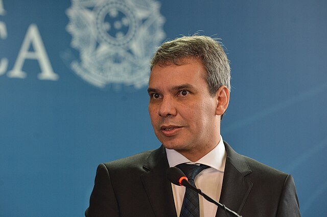 O que mais assusta nessa história não é o avanço do crime, mas a admissão de que ninguém sabe, de forma detalhada, por que ele avançou tanto. Como assim um problema tratado como estratégico pode crescer sem que exista um diagnóstico consolidado sobre suas causas? Segundo resposta do Ministério da Justiça e Segurança Pública, ainda não há um levantamento detalhado e exaustivo que identifique todas as razões da expansão das facções criminosas na Amazônia Legal. E isso muda o peso da discussão, porque já não se trata apenas de combater o crime, mas de reconhecer que o próprio governo admite não ter controle completo sobre o que está acontecendo. Mas essa admissão surgiu do nada? Não. Ela apareceu em resposta a um requerimento apresentado em novembro pelo deputado Capitão Alberto Neto, do PL do Amazonas. E é aqui que muita gente se surpreende: a resposta oficial não nega a gravidade do problema, nem diz que a situação está plenamente mapeada. Ao contrário, reconhece a ausência de um diagnóstico detalhado e consolidado. Se o governo admite que não conhece todas as causas, o que isso revela na prática? Revela fragilidade na capacidade de reação diante de um fenômeno que avança sobre território, rotas e população. Porque sem entender com precisão por que as facções se expandiram, qualquer promessa de contenção fica sob suspeita. E há um ponto que quase passa despercebido: o ministério cita investimentos e operações de segurança, mas o documento não apresenta resultados concretos na contenção do crime organizado. Então o problema é apenas de informação? Não exatamente. A falta de informação detalhada, nesse caso, se transforma em sinal político e operacional. Se o avanço é reconhecido, mas suas causas não estão consolidadas em um diagnóstico oficial, a sensação que fica é a de que o Estado corre atrás de um mapa que ainda não conseguiu desenhar. E o que acontece depois disso preocupa ainda mais, porque o vazio de comando tende a ser ocupado por quem já está em movimento. Mas qual é o tamanho desse avanço? Os dados apresentados por Alberto Neto indicam que, em dois anos, a atuação de facções criminosas passou de 178 para 344 municípios na região. Isso representa um crescimento próximo de 50%. E essa informação reabre a pergunta central: como um salto desse porte acontece sem explicação objetiva e sem uma estratégia clara, segundo a crítica feita pelo parlamentar? A resposta do deputado é direta. Para ele, o documento escancara a fragilidade da atuação federal diante de um problema crítico. Ao afirmar que o governo reconhece não saber por que o crime avançou tanto, ele transforma a discussão em algo maior do que uma divergência política. Mas há um detalhe que quase ninguém percebe: quando a crítica fala em ausência de explicação objetiva, ela também aponta para a dificuldade de medir se as ações anunciadas estão, de fato, funcionando. E por que isso ganha um peso ainda maior nessa região? Porque não se trata apenas de segurança pública no sentido mais comum. Segundo o deputado, há impactos sobre a soberania nacional, especialmente em áreas de fronteira, além do aumento da insegurança na região Norte. Quando o debate chega a esse ponto, a pergunta deixa de ser apenas quantos municípios foram alcançados e passa a ser quem está ocupando os espaços onde o Estado não consegue se impor. A resposta aparece na fala do próprio parlamentar: quando o Estado recua, o crime ocupa. Segundo ele, hoje há facções controlando territórios e rotas e impondo medo à população. E é aqui que o quadro fica mais grave, porque a expansão territorial das organizações criminosas não é descrita como hipótese, mas como consequência da ausência do Estado. Então qual é o centro real dessa notícia? É a admissão oficial de que, apesar da relevância estratégica do tema, o governo federal ainda não possui um diagnóstico detalhado e consolidado sobre as causas da expansão das facções na Amazônia Legal. Esse é o ponto principal. Não apenas porque expõe descontrole, mas porque sugere que o avanço do crime ocorreu mais rápido do que a capacidade do poder público de compreendê-lo. E quando a compreensão chega depois, a próxima pergunta se torna inevitável: se o diagnóstico ainda não existe por completo, o que mais pode estar avançando sem que o país veja inteiro?