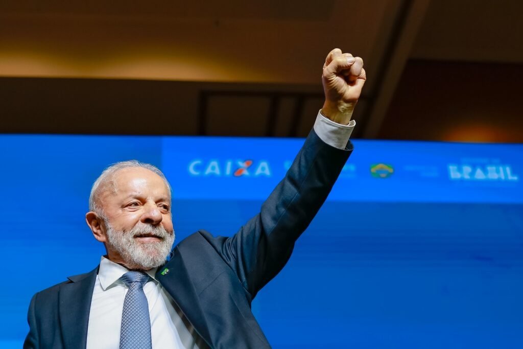 Um retrato recente de **Pernambuco** revela um dado que chama atenção de imediato: a gestão do presidente **Luiz Inácio Lula da Silva** tem maioria de aprovação no Estado. Mas de quanto estamos falando exatamente? Segundo pesquisa da **RealTime BigData**, divulgada em **8 de abril de 2026**, **60%** dos eleitores pernambucanos dizem **aprovar** o trabalho do presidente. E o que dizem os que pensam diferente? No mesmo levantamento, **37%** afirmam **desaprovar** o desempenho de Lula. Há ainda uma parcela menor que não apresentou resposta: **3%** disseram **não saber** opinar. Esses números ajudam a entender o cenário geral, mas não esgotam a leitura. Como essa percepção aparece quando o eleitor avalia o governo de forma mais detalhada? Na pergunta sobre a **avaliação do governo**, os resultados se distribuem em faixas mais específicas. Quantos consideram a administração positiva? **42%** classificam o comando de Lula como **“bom” ou “ótimo”**. E quantos fazem uma leitura negativa? **29%** avaliam o governo como **“ruim” ou “péssimo”**. Existe espaço intermediário nessa análise? Sim. Outros **27%** definem a gestão como **“regular”**, enquanto **2%** não opinaram. Quando esse levantamento foi realizado? A pesquisa foi feita nos dias **7 e 8 de abril de 2026**. E quantas pessoas foram ouvidas? Ao todo, foram entrevistadas **1.600 pessoas** no Estado de **Pernambuco**. Isso ajuda a dimensionar a base do estudo, mas surge outra pergunta importante: qual é o grau de segurança estatística desses dados? O levantamento informa **nível de confiança de 95%**. E qual é a **margem de erro**? Ela é de **2 pontos percentuais**, para mais ou para menos. Esses dois indicadores são os parâmetros apresentados para a leitura dos resultados divulgados. E a pesquisa tem registro oficial? Tem, sim. O estudo está registrado no **Tribunal Superior Eleitoral** sob o código **BR-09964/2026**. Quem realizou o trabalho e como ele foi financiado? A responsável foi a **RealTime BigData**. Segundo a empresa, o estudo teve custo de **R$ 64.000** e foi pago com **recursos próprios**. Esse dado completa a identificação do levantamento e esclarece sua origem financeira. Mas afinal, qual é o quadro completo mostrado pela pesquisa em Pernambuco? A resposta reúne todos os números centrais em uma só sequência: o trabalho de **Lula** é **aprovado por 60%** dos eleitores pernambucanos e **desaprovado por 37%**, enquanto **3%** não souberam responder; na avaliação do governo, **42%** o consideram **bom ou ótimo**, **27%** o classificam como **regular**, **29%** como **ruim ou péssimo**, e **2%** não opinaram; o levantamento foi realizado pela **RealTime BigData** entre **7 e 8 de abril de 2026**, com **1.600 entrevistas**, **95% de nível de confiança**, **margem de erro de 2 pontos percentuais**, registro no **TSE** sob o código **BR-09964/2026** e custo declarado de **R$ 64.000**, pago com **recursos próprios**.