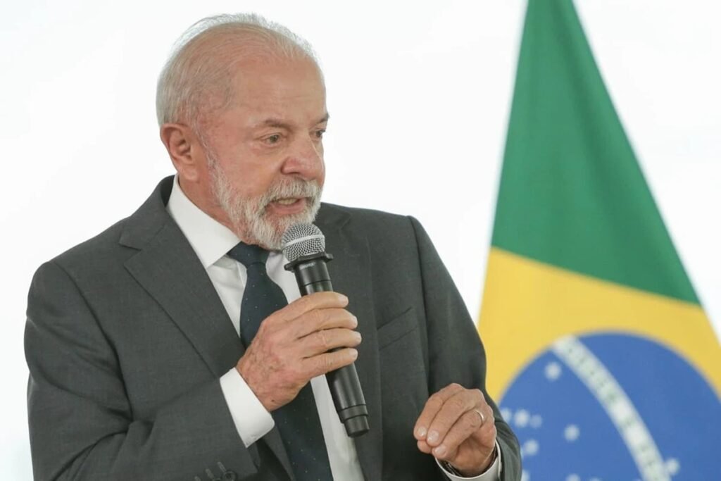 Parece improvável, mas o temor de uma ofensiva externa contra as **urnas brasileiras** ainda ronda os bastidores — e justamente por isso a avaliação mais recente chama atenção. Se existe esse alerta, por que o governo acredita que **Donald Trump** não deve atacar o sistema eleitoral do Brasil? A resposta começa por um ponto simples, mas decisivo: no entendimento de auxiliares de **Lula**, faltaria base real para sustentar esse tipo de questionamento. Mas por que essa base seria tão importante? Porque, sem **mobilização popular**, qualquer tentativa de levantar suspeitas sobre as **urnas eletrônicas** perderia força antes mesmo de ganhar tração. A leitura no Planalto é que a maioria dos brasileiros considera o sistema confiável, e isso enfraqueceria um eventual discurso vindo de fora. Só que isso, por si só, bastaria para afastar o risco? Não completamente. E é aí que surge um detalhe que quase passa despercebido: além da confiança nas urnas, o governo vê outro freio poderoso em jogo, a **soberania nacional**. A avaliação de interlocutores de Lula é que, quando há um ataque externo percebido como explícito, a reação tende a ser negativa até em setores que normalmente não estariam ao lado do governo. Em outras palavras, mexer nesse ponto poderia produzir o efeito contrário ao desejado. Mas por que isso pesaria tanto agora? Porque, segundo auxiliares do presidente, os americanos saberiam que questionar as eleições brasileiras poderia até **fortalecer Lula** politicamente. E aqui está uma das partes mais sensíveis dessa conta: quando a soberania entra no centro do debate, a crítica externa deixa de atingir apenas o governo e passa a tocar um valor que ainda mobiliza grande parte da população. O que parece ataque institucional pode virar combustível eleitoral. Só que de onde vem essa convicção? Ela não nasce no vazio. Interlocutores do governo citam episódios recentes que reforçaram essa percepção. Um deles foi o **tarifaço**. Outro, a repercussão negativa da **bandeira americana** estendida por bolsonaristas na Avenida Paulista, em São Paulo, no **7 de setembro de 2025**. O gesto foi mal recebido e acabou sendo explorado por políticos de esquerda como símbolo de submissão. E é aqui que muita gente se surpreende: o episódio não enfraqueceu apenas a imagem da direita naquele momento, como também ajudou a consolidar a ideia de que a defesa da soberania pode render politicamente. Então o tema já entrou na estratégia eleitoral? Sim. O **PT** pretende usar a **defesa da soberania** na campanha de reeleição de Lula, e esse discurso já aparece em falas do presidente sobre **Pix**, **terras raras** e **minerais críticos**. Mas se a confiança é essa, por que o governo ainda mantém o sinal de alerta ligado? Porque confiança não significa ingenuidade. Auxiliares de Lula admitem que o Brasil segue atento a uma possível **interferência dos Estados Unidos** na eleição, mesmo com a melhora da relação entre Lula e Trump. Esse cuidado é tratado como rescaldo de episódios do segundo semestre de 2025, quando houve tentativa de pressão sobre o sistema político brasileiro com o **tarifaço** e a **Lei Magnitsky**. Depois disso, os dois líderes construíram uma relação descrita pelo Planalto como cordial. Mas o que acontece depois muda tudo: cordialidade, para o governo, não elimina risco. E há sinais concretos para essa cautela? Há, e um deles veio de fora do governo brasileiro. O senador **Flávio Bolsonaro**, pré-candidato à Presidência, pediu o **monitoramento do pleito brasileiro** durante o **CPAC**, conferência conservadora realizada em março, em **Dallas**, no Texas. Isso muda o cenário? Não necessariamente de forma imediata, mas mostra que o tema pode ser estimulado por aliados ideológicos, mesmo sem adesão ampla no Brasil. Mas como o Planalto pretende medir esse risco de forma mais objetiva? Observando o que acontece em outro país. Auxiliares de Lula tratam a eleição da **Hungria**, neste domingo, como uma espécie de primeira referência para avaliar até onde o governo americano pode ir em disputas externas. **Trump** apoia o primeiro-ministro **Viktor Orbán**, da ultradireita, que pode perder para **Péter Magyar**, líder do partido **Tisza**. O apoio americano foi explícito: **J. D. Vance** esteve no país para transmitir o respaldo de Trump, e **Marco Rubio** também foi à Hungria para fazer campanha. Então qual é o ponto central de tudo isso? O governo **Lula** hoje não vê risco relevante de **Trump atacar as urnas na eleição brasileira**, porque avalia que faltariam apoio popular, ambiente político e vantagem estratégica para isso. Ainda assim, o Planalto não baixa a guarda — porque, quando o assunto envolve eleição, influência externa e soberania, o que parece improvável nunca é tratado como impossível.