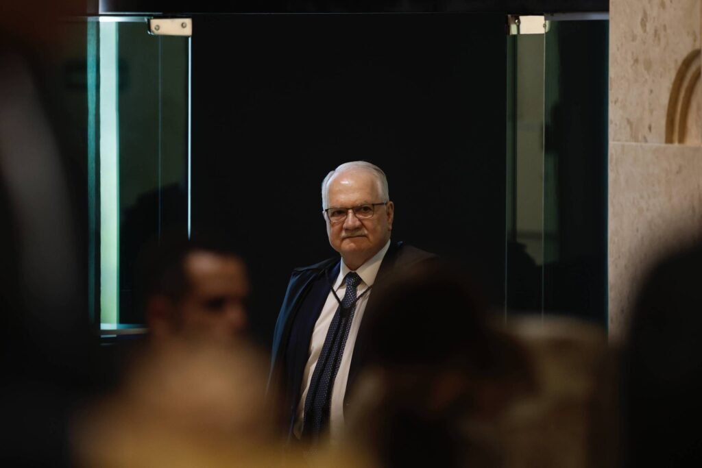 Por que as declarações de Fachin causaram irritação entre os ministros do STF? As falas de Fachin sobre erros de juízes e o código de conduta expuseram dilemas internos do STF, gerando constrangimento público e desunião entre os ministros. Qual é a principal crítica dos ministros ao presidente do STF? Os ministros criticam Fachin por desunir o tribunal e não defender a colegialidade, especialmente em um ano eleitoral intenso. Como Fachin justifica suas declarações à imprensa? Fachin afirma que suas falas visam defender a pauta ética e não se referem especificamente aos ministros do STF, mas ao contexto geral do código de conduta. Por que o inquérito das fake news é um ponto de discórdia? Os ministros discordam do encerramento do inquérito das fake news, acreditando que isso enfraquece a união necessária para enfrentar ataques à corte. Como Fachin vê o debate sobre o código de ética? Fachin acredita que o debate sobre o código de ética é relevante, enquanto outros ministros acham que isso não resolve os problemas reais do Judiciário. Quais são as consequências das declarações de Fachin para o STF? As declarações de Fachin geram desunião e fornecem munição a opositores do Supremo no Congresso e na sociedade. Como Fachin tem lidado com as críticas internas? Fachin mantém diálogos com os colegas para mapear desafios e buscar soluções conjuntas, afirmando não se sentir isolado. Qual é a visão de Fachin sobre a valorização do colegiado? Fachin destaca a importância de decisões que reforçam a segurança jurídica e a força do plenário como voz unificada da Constituição. Como a distribuição de processos no STF tem sido conduzida? Fachin afirma que houve uma distribuição equânime de processos entre todos os ministros, e esse critério seguirá na pauta de julgamentos. O que Fachin considera inegociável em sua gestão? A defesa da integridade moral do tribunal e da imparcialidade dos ministros é uma bandeira inegociável para Fachin. Como os ministros veem a estratégia de Fachin em relação à imprensa? Os ministros acreditam que Fachin deveria ter adotado uma estratégia de redução de danos, avisando previamente sobre suas intenções de falar com a imprensa. Quais são os desafios do STF em um ano eleitoral? O STF enfrenta um ano eleitoral intenso, com ataques à corte que exigem união e uma estratégia coesa entre os ministros. Como a crise de credibilidade do STF está relacionada ao Banco Master? A crise de credibilidade do STF é derivada das investigações sobre o Banco Master, aumentando a pressão sobre a corte. Por que a declaração de Fachin sobre erros de juízes foi polêmica? A declaração de que "juízes também erram" foi vista como uma exposição desnecessária dos dilemas internos do STF. Como Fachin pretende deixar um legado no STF? Fachin busca deixar um legado em defesa da pauta ética, mesmo que isso cause desgaste entre os colegas. Qual é a importância da colegialidade no STF? A colegialidade é crucial para a união do tribunal, especialmente em tempos de crise e ataques externos. Como a sociedade e o Congresso reagem às divisões no STF? As divisões no STF fornecem munição a opositores, tanto no Congresso quanto na sociedade, enfraquecendo a imagem da corte. O que Fachin considera relevante em suas declarações? Fachin acredita que o debate sobre ética e conduta é relevante, mesmo que cause desconforto entre os ministros. Como os ministros avaliam a gestão de Fachin? Os ministros veem a gestão de Fachin como desunida e desmoralizada, criticando sua abordagem pública. Qual é o impacto das declarações de Fachin no cenário jurídico? As declarações de Fachin impactam a credibilidade do STF e a percepção pública sobre a corte e seus ministros.