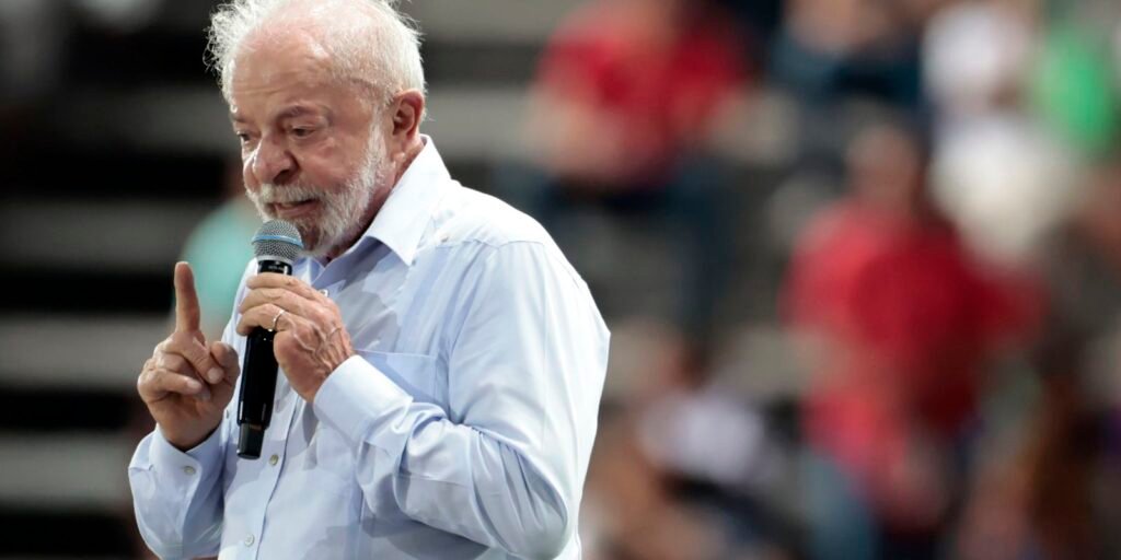 Por que Lula critica a guerra no Irã? Lula critica a guerra no Irã devido aos impactos negativos no preço do petróleo, que encarece o combustível no Brasil, especialmente o óleo diesel. Ele afirma que a guerra é do Trump e não do povo brasileiro. Como a guerra no Irã afeta o preço do diesel no Brasil? A guerra no Irã eleva o preço internacional do petróleo, aumentando o custo do diesel no Brasil, que importa cerca de 30% do que consome. Isso impacta a inflação e o custo de vida. O que o governo brasileiro está fazendo para conter o aumento do diesel? O governo está tomando medidas para evitar a escalada do preço do diesel, incluindo a possível publicação de uma medida provisória que cria um subsídio ao diesel importado. Qual é o papel dos atravessadores no preço do diesel? Mesmo que a Petrobras reduza o preço, os atravessadores podem impedir que essa redução chegue ao consumidor final, mantendo os preços altos. Como a venda da BR Distribuidora impacta o controle de preços? A venda da BR Distribuidora no governo passado dificulta o controle de preços, pois o governo perdeu parte da capacidade de influenciar diretamente o mercado de distribuição. Quais órgãos estão envolvidos na fiscalização dos preços? A Polícia Federal e o Ministério Público são mencionados por Lula como órgãos que ajudam na fiscalização para garantir que o preço do diesel não suba injustificadamente. Por que Lula menciona os membros do Conselho de Segurança da ONU? Lula critica os membros permanentes do Conselho de Segurança da ONU, afirmando que eles deveriam manter a paz, mas estão envolvidos em guerras que afetam o mundo todo. Qual é a proposta de subsídio ao diesel? A proposta prevê um subsídio de R$ 1,20 por litro de diesel importado, com o custo total de R$ 3 bilhões dividido entre a União e os estados. Como a guerra no Irã está relacionada a riscos ambientais? Relatórios apontam que o conflito no Irã, localizado em uma região rica em petróleo, pode causar riscos ambientais e climáticos devido à sua duração e intensidade. Qual é a expectativa para a publicação da medida provisória? Espera-se que a medida provisória seja publicada ainda esta semana, após garantir a adesão de todos os estados, para conter a alta dos combustíveis. Como a alta do diesel afeta o custo de vida no Brasil? O aumento do diesel impacta o preço de produtos básicos como alface, feijão e arroz, elevando o custo de vida e a inflação no país. Qual é a posição de Lula sobre a guerra e a paz mundial? Lula defende que o mundo precisa de paz e não de guerra, criticando as potências militares por não cumprirem seu papel de manter a paz global. Quais são as consequências da guerra para o mercado de petróleo? A guerra no Irã elevou o preço do barril de petróleo em cerca de 50%, afetando o mercado global e aumentando os custos para países importadores como o Brasil. Como a guerra no Irã pode evoluir? A guerra completou um mês sem perspectiva concreta de acordo, com ameaças de invasão por tropas norte-americanas, aumentando a tensão na região. O que Lula espera dos líderes mundiais? Lula espera que os líderes das potências militares ajam com responsabilidade e busquem soluções pacíficas, em vez de perpetuar conflitos que afetam o mundo todo.