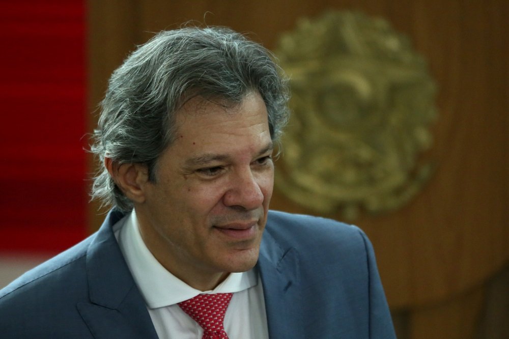 Uma decisão ainda não tomada já está mexendo com o tabuleiro político de São Paulo. Quem vai ocupar a vaga mais disputada dessa composição? A resposta, por enquanto, não está fechada. O que se sabe é que a escolha passará por uma figura central nesse processo, e isso muda o peso de cada movimento feito até aqui. Mas por que essa definição ganhou tanta atenção agora? Porque não se trata apenas de preencher um nome em uma chapa. Trata-se de decidir quem terá espaço em uma corrida estratégica, em um estado onde cada posição carrega impacto direto no desenho eleitoral. E quem está no centro dessa escolha? Segundo Edinho Silva, presidente nacional do PT, caberá a Fernando Haddad decidir entre dois nomes para a disputa ao Senado por São Paulo. De um lado, Márcio França. Do outro, Marina Silva. E é justamente essa disputa interna de espaço que mantém tudo em aberto. Se Haddad vai decidir, isso significa que nada está resolvido? Exatamente. Edinho afirmou que a definição acontecerá por meio de diálogo. Isso indica que a escolha não será automática, nem apenas formal. Há uma construção política em andamento, e esse é o ponto que faz a história avançar sem entregar tudo de uma vez. Mas existe alguma candidatura já definida nesse cenário? Sim, e esse é um detalhe que muita gente deixa passar. Simone Tebet já está definida para concorrer a uma vaga no Senado por São Paulo. Isso significa que a outra candidatura ainda em discussão precisa se encaixar em um arranjo político mais delicado do que parece à primeira vista. Então por que a dúvida continua entre Marina e França? Porque os dois nomes carregam pesos diferentes dentro da articulação. Márcio França tem o futuro político em aberto, e isso amplia a tensão em torno da decisão. Já Marina Silva aparece, internamente, como nome que deve disputar a Casa Alta pelo estado. Só que expectativa interna não é definição oficial, e é aí que a maioria se surpreende. Se há esse entendimento interno sobre Marina, por que França ainda segue no jogo? Porque o cenário não envolve apenas preferência, mas também acomodação política. Articuladores do PT avaliam que seria mais difícil convencer Márcio França a aceitar o posto de vice na chapa de Haddad ao governo paulista. E o que acontece depois muda tudo: se o caminho de vice encontra resistência, o Senado passa a ser uma alternativa ainda mais relevante. Isso quer dizer que França pode acabar no Senado? Há essa expectativa. O próprio noticiário já apontava que essa possibilidade estava no radar. Só que, ao mesmo tempo, dentro do partido existe a leitura de que Marina Silva deve ser a escolhida para essa disputa. E quando duas linhas convivem ao mesmo tempo, a decisão deixa de ser apenas eleitoral e passa a ser também de equilíbrio político. Mas há um ponto ainda mais importante nessa fala de Edinho. O que acontece com quem não for escolhido? Segundo ele, quem não ocupar a vaga ao Senado certamente terá outro papel no processo eleitoral. Parece uma frase simples, mas ela abre uma nova camada de interpretação: ninguém está sendo descartado, apenas reposicionado. E por que isso importa tanto? Porque mostra que a escolha entre Marina Silva e Márcio França não será tratada como derrota de um ou vitória absoluta de outro. O movimento tende a redistribuir funções dentro da campanha, preservando alianças e evitando rupturas desnecessárias. No fim, o que está realmente em jogo? Mais do que um nome para o Senado, está em disputa a forma como Fernando Haddad vai conduzir a montagem política de sua candidatura em São Paulo. Edinho deixou claro que essa decisão estará nas mãos dele. Simone Tebet já está definida. Marina Silva é vista internamente como favorita. Márcio França segue com futuro em aberto. E justamente por isso o ponto principal só aparece agora: a escolha ainda não foi anunciada, mas já revela quem terá o poder de organizar o restante do tabuleiro. Só que há uma última pergunta que continua no ar: quando essa definição vier, ela vai encerrar a disputa ou apenas abrir uma nova fase dessa composição?