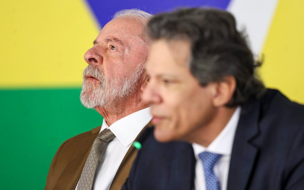 O que é a "taxa das blusinhas" mencionada por Haddad? A "taxa das blusinhas" refere-se a um imposto sobre vestuário que gerou polêmica. Haddad, em um movimento estratégico, decidiu renegar essa taxa, buscando alinhar-se com as expectativas populares e evitar desgaste político. Por que Haddad decidiu cancelar a instrução sobre essa taxa? A decisão de cancelar a instrução foi motivada pela proximidade das eleições. Haddad buscava evitar medidas impopulares que pudessem prejudicar sua imagem e chances de reeleição, mostrando sensibilidade às demandas do eleitorado. Como a população reagiu à proposta inicial da taxa? A proposta inicial da taxa foi recebida com críticas e resistência. Muitos consideraram a medida injusta e prejudicial, especialmente em um momento econômico delicado, aumentando a pressão sobre Haddad para reavaliar sua posição. Qual é o impacto político de renegar a taxa? Renegar a taxa pode melhorar a imagem de Haddad entre os eleitores, mostrando flexibilidade e disposição para ouvir a população. No entanto, também pode ser visto como uma tentativa de ganhar votos sem um compromisso real com mudanças estruturais. Como as eleições influenciam decisões governamentais como essa? Durante as eleições, governantes tendem a adotar medidas populares para garantir apoio. Decisões impopulares são frequentemente adiadas ou canceladas para evitar desgaste, priorizando a manutenção do poder sobre políticas de longo prazo. Quais são as críticas comuns a promessas eleitorais não cumpridas? Críticas a promessas não cumpridas incluem a falta de credibilidade e confiança nos políticos. Eleitores se sentem enganados quando promessas são feitas apenas para ganhar votos, sem intenção real de implementação. Como os eleitores podem avaliar promessas eleitorais? Eleitores devem analisar o histórico e a viabilidade das promessas, considerando o contexto econômico e político. Avaliar a consistência entre discurso e ações passadas ajuda a identificar promessas realistas e aquelas feitas apenas para agradar. Qual é a importância de respeitar a inteligência do eleitor? Respeitar a inteligência do eleitor é crucial para manter a confiança e a legitimidade do processo democrático. Promessas vazias ou medidas superficiais podem alienar eleitores e enfraquecer a relação entre governantes e a população. Quais são as consequências de promessas não cumpridas para a democracia? Promessas não cumpridas podem levar à desilusão e apatia política, enfraquecendo a participação cidadã. A confiança nos processos democráticos é abalada, resultando em menor engajamento e questionamento da eficácia do sistema político. Como os políticos podem reconquistar a confiança dos eleitores? Para reconquistar a confiança, políticos devem ser transparentes, cumprir promessas e demonstrar compromisso com o bem-estar público. Ações concretas e comunicação aberta são essenciais para reconstruir a relação com o eleitorado.