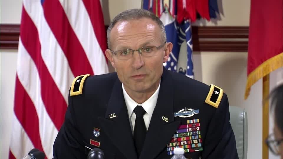 Por que Pete Hegseth pediu a saída de Randy George como Chefe do Estado-Maior do Exército dos EUA? A razão exata para o pedido de saída de Randy George não foi divulgada. Fontes indicam que Hegseth busca reformular o departamento para implementar a agenda de segurança nacional de Trump. Qual é o impacto da saída de Randy George no Exército dos EUA? A remoção de George contribui para a instabilidade na liderança do Pentágono, somando-se a outras demissões recentes de altos oficiais. Quem é Pete Hegseth e qual é seu papel na reformulação do Exército dos EUA? Pete Hegseth, ex-apresentador da Fox News, é o Secretário de Defesa dos EUA. Ele está demitindo altos oficiais para alinhar o Exército à agenda de Trump. Qual foi a trajetória de Randy George antes de se tornar Chefe do Estado-Maior? George serviu como vice-chefe do Exército e assessor militar sênior do então Secretário de Defesa Lloyd Austin, além de ter experiência no Iraque e Afeganistão. Como a demissão de Randy George se relaciona com outras mudanças no Pentágono? A saída de George segue uma série de demissões de altos oficiais, incluindo o ex-presidente do Estado-Maior Conjunto e o chefe de operações navais. Quais são as possíveis consequências para a segurança nacional dos EUA? A instabilidade na liderança pode afetar a implementação de estratégias de defesa e a moral das tropas, impactando a segurança nacional. Como a mídia está cobrindo a saída de Randy George? A informação foi inicialmente reportada pela CBS News e está sendo amplamente coberta por veículos como a Reuters e a CNN Brasil. O que a saída de Randy George revela sobre a política interna do Pentágono? A demissão sugere uma tentativa de alinhar a liderança militar com a agenda política atual, refletindo tensões internas no Pentágono. Qual é a duração típica do mandato de um Chefe do Estado-Maior do Exército dos EUA? O mandato geralmente dura quatro anos, mas a saída de George antes desse período destaca a atual instabilidade. Como a experiência de Randy George no Iraque e Afeganistão influenciou sua liderança? Sua experiência em combate provavelmente moldou suas decisões estratégicas e sua abordagem à liderança militar. O que a falta de comentários do escritório de George indica sobre a situação? A ausência de resposta pode sugerir uma situação delicada ou em desenvolvimento, sem uma posição oficial definida. Quais são as expectativas para o próximo Chefe do Estado-Maior do Exército? Espera-se que o novo líder alinhe-se à agenda de segurança nacional de Trump, trazendo estabilidade à liderança militar. Como a saída de George pode afetar a moral das tropas? Mudanças frequentes na liderança podem gerar incertezas e afetar a confiança dos militares na direção estratégica. Quais são os próximos passos para Pete Hegseth na reformulação do Exército? Hegseth provavelmente continuará a demitir e nomear líderes que apoiem a agenda de Trump, buscando estabilidade e alinhamento estratégico. Como a agenda de segurança nacional de Trump influencia as decisões de Hegseth? A agenda de Trump prioriza uma abordagem mais assertiva e nacionalista, influenciando Hegseth a escolher líderes que compartilhem essa visão.