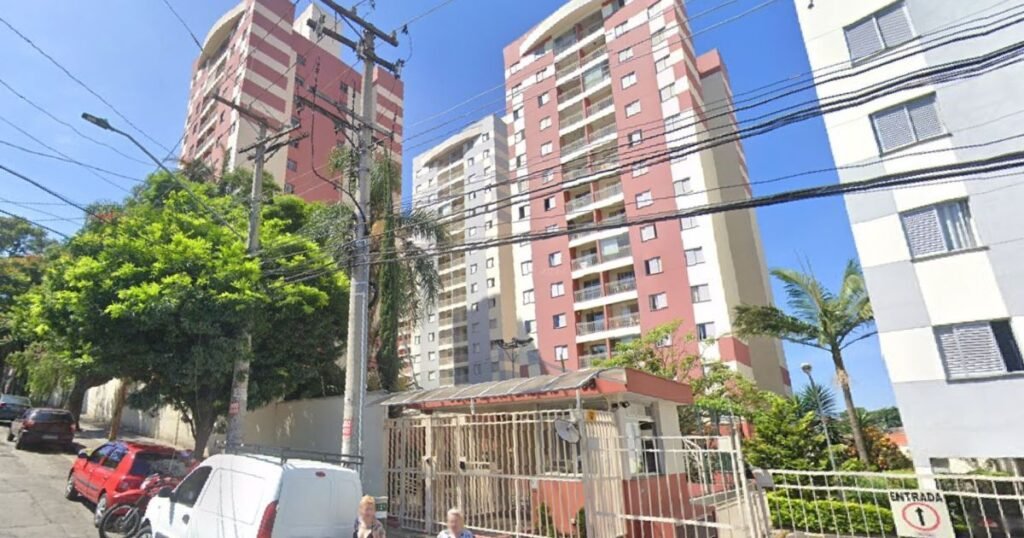 Tudo começou com um **golpe de garrafa na cabeça** — e o que veio antes disso ainda levanta mais perguntas do que respostas. Como uma situação em uma festa termina com um adolescente ferido e uma ocorrência policial? A resposta inicial aponta para um momento de tensão que, em poucos segundos, saiu do controle. Um homem de **38 anos** acabou atingindo um adolescente de **15 anos** com uma garrafa de vidro, causando um corte que precisou de atendimento médico. Mas por que ele chegou a esse ponto? Segundo o relato apresentado à polícia, ele teria entrado no evento ao perceber que uma adolescente estaria passando mal, possivelmente por causa de **consumo de bebida alcoólica**. A intenção, de acordo com essa versão, era questionar os jovens que estavam no local sobre o que estaria acontecendo. Só que é justamente aqui que surge a dúvida que muda tudo: ele tentou intervir ou já entrou em confronto? De acordo com o próprio homem, os adolescentes teriam avançado em sua direção para agredi-lo. E foi nesse instante, ainda segundo essa versão, que ele pegou uma **garrafa de vidro** que estava próxima e atingiu a cabeça de um dos jovens, quebrando o objeto no momento do golpe. Parece uma reação imediata? Talvez. Mas há um detalhe que quase ninguém ignora quando olha para esse caso com atenção: essa não foi a única versão apresentada. O que os adolescentes disseram? E é aqui que a maioria se surpreende. Os jovens ouvidos no local relataram algo bem diferente. Segundo um deles, o homem já teria chegado à festa **“bastante agressivo”**, e isso teria dado início à confusão. Em vez de uma tentativa de conter uma situação, o que aparece nessa narrativa é um comportamento que já carregava tensão desde o começo. Então, qual versão se sustenta? A dúvida aumenta quando surge outro relato. Um dos adolescentes afirmou ainda que o homem teria dado **três cabeçadas** nele e que, para se defender, reagiu com um soco no rosto do agressor. Essa versão não ficou isolada: outra testemunha confirmou esse mesmo relato à polícia. Se isso aconteceu dessa forma, então a agressão com a garrafa não teria sido um ato isolado, mas parte de uma sequência ainda mais grave. E o que aconteceu depois muda toda a leitura do caso. A vítima ferida na cabeça teve um **corte superficial**, mas precisou receber **sete pontos** após atendimento em uma unidade hospitalar — sendo **cinco na testa** e **dois abaixo de um dos olhos**. O ferimento, portanto, não foi ignorado pelas autoridades. A **Polícia Militar** foi acionada e esteve no local. Mas, diante de versões tão diferentes, o que a polícia fez? Em vez de fechar uma conclusão imediata, os policiais registraram a ocorrência e deixaram a apuração para a investigação. O motivo é direto: havia **contradições nos relatos** e também indícios de **influência de álcool** entre os envolvidos. Isso significa que, por enquanto, o caso não foi encerrado com uma verdade única. E esse é o ponto que mantém tudo em aberto. Onde tudo isso aconteceu? Só na metade da história o cenário fica mais claro: a confusão ocorreu durante uma festa em um **condomínio residencial no Jardim Esmeralda**, na região do **Rio Pequeno**, na **zona Oeste de São Paulo**, na noite de sábado. Um ambiente que, em tese, deveria ser controlado, virou palco de uma ocorrência registrada como **lesão corporal**. E quem investiga agora? O caso foi registrado no **14º Distrito Policial, em Pinheiros**, e está sob apuração da **Polícia Civil**. A **CNN Brasil** informou ainda que pediu um posicionamento ao advogado do homem citado, e o espaço segue aberto. Isso resolve a história? Ainda não. Porque, no fim, o que permanece não é apenas a imagem do golpe, mas a disputa entre duas versões que se chocam de frente: de um lado, a alegação de reação diante de uma ameaça; do outro, a acusação de que a agressividade começou antes de qualquer confronto. E é justamente essa diferença que pode definir tudo nos próximos passos da investigação.