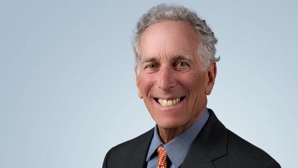 **Como um Terreno Familiar se Tornou o Centro de uma Fraude Imobiliária Avaliada em R$ 8,5 Milhões?** A história do médico **Daniel Kenigsberg** é um exemplo intrigante de como fraudes imobiliárias podem ocorrer de maneira sofisticada e inesperada. Mas como exatamente um terreno familiar se transformou no epicentro de uma construção milionária sem o conhecimento do proprietário? **O que aconteceu com o terreno de Daniel Kenigsberg?** Segundo a publicação do portal Mistérios do Mundo, Daniel Kenigsberg, que vive em Long Island, Nova York, possuía um terreno de aproximadamente 2.000 metros quadrados em Fairfield, Connecticut. Este lote foi comprado por seu pai em 1953 e era parte da propriedade onde Daniel passou sua infância. Durante décadas, ele manteve o terreno intocado, pagando os impostos regularmente, com a intenção de deixá-lo como herança para seus filhos e netos. **Como Daniel descobriu a construção no seu terreno?** Em 2023, Daniel recebeu um telefonema de um amigo de infância que perguntou por que ele estava construindo uma casa de luxo no terreno, já que sabia que Daniel não tinha planos de deixar Long Island. Confuso, Daniel foi até Fairfield e encontrou uma mansão de dois andares, com 370 metros quadrados e quatro quartos, quase finalizada em sua propriedade. A casa estava avaliada em 1,5 milhão de dólares, cerca de 8,5 milhões de reais. **Como a fraude foi realizada?** A investigação revelou que um criminoso se passou por Daniel Kenigsberg, utilizando documentos falsos para vender o terreno. O golpista apresentou uma procuração supostamente assinada em Joanesburgo, na África do Sul, alegando que o proprietário estava fora do país e desejava vender o lote rapidamente. Em outubro de 2022, o terreno foi vendido para a empresa de construção local 51 Sky Top Partners LLC por 350 mil dólares, aproximadamente 2 milhões de reais, um valor abaixo do mercado. **Qual foi a reação de Daniel Kenigsberg?** Daniel processou a empresa de construção e os envolvidos na transação por invasão de propriedade e negligência, exigindo que a casa fosse demolida e que o terreno retornasse ao seu estado original. "É assustador pensar que alguém pode simplesmente roubar sua identidade e vender sua terra", declarou Daniel durante o processo. **Como a construtora reagiu ao processo?** A construtora alegou que também foi vítima do golpe e que não tinha motivos para suspeitar da documentação apresentada pelo falso vendedor. Advogados e especialistas em segurança imobiliária destacaram que fraudes desse tipo, focando em terrenos vazios de proprietários que moram em outros estados, tornaram-se comuns nos Estados Unidos. **Qual foi o desfecho do caso?** Em julho de 2024, as partes chegaram a um acordo judicial, cujos detalhes financeiros foram mantidos em sigilo. O que se tornou público foi que a mansão não foi demolida. A propriedade completa, incluindo a casa nova e o terreno, foi colocada à venda legalmente para resolver as pendências financeiras. A casa foi vendida por 1,45 milhão de dólares, cerca de 8,2 milhões de reais. Daniel recebeu uma compensação financeira significativa pelo transtorno e pela perda do terreno da família. **O que aconteceu com o golpista?** A polícia de Fairfield continuou investigando o rastro do dinheiro enviado para a conta do golpista na África do Sul, mas o autor da falsificação original não foi capturado. Este caso destaca a importância de estar vigilante em relação a propriedades imobiliárias, especialmente aquelas que não são visitadas com frequência. Fraudes imobiliárias podem ocorrer de maneiras inesperadas, e a história de Daniel Kenigsberg serve como um alerta para proprietários de terrenos em todo o mundo.