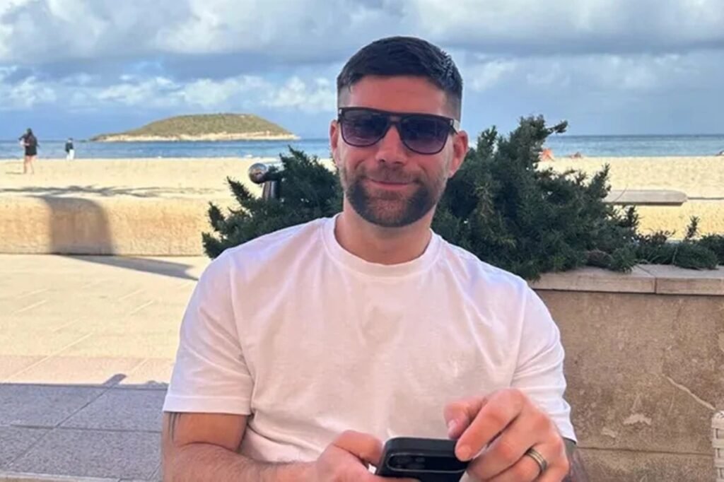 **O Câncer de Próstata: Sintomas, Diagnóstico e Importância da Conscientização** O **câncer de próstata** é um dos tipos de câncer mais comuns entre os homens, e sua detecção precoce é crucial para aumentar as chances de tratamento eficaz. Segundo a publicação do Metrópoles, muitos homens podem não perceber os sinais iniciais da doença, que frequentemente se desenvolve de forma silenciosa. Sintomas urinários são os mais conhecidos, mas, como no caso de Grant Learmont, de 40 anos, os primeiros indícios podem ser bem diferentes. **Quais são os sintomas iniciais do câncer de próstata?** Para Grant, que trabalha na construção civil, a primeira manifestação foi uma rigidez nas costas e nos quadris. Ele acreditou que se tratava de uma fisgada muscular devido ao esforço físico intenso de sua rotina e ao hábito de jogar futebol. No entanto, a dor persistente e sua mudança de localização, tornando-se mais intensa, foram sinais de alerta. Segundo a publicação, a dor se espalhou da região lombar para o ombro e o peito, levando Grant a procurar novamente um médico. **Como é feito o diagnóstico do câncer de próstata?** Após exames de sangue que apresentaram alterações, houve uma suspeita inicial de um coágulo. No entanto, uma tomografia revelou manchas na coluna, pelve e quadril esquerdo, indicando que o câncer de próstata já havia se espalhado para os ossos. Este diagnóstico tardio, em estágio quatro, destacou a importância de estar atento a sintomas incomuns e persistentes. **Quais são os tratamentos disponíveis para o câncer de próstata avançado?** Após a confirmação do câncer, Grant iniciou um tratamento para controlar a progressão da doença. Inicialmente, ele recebeu uma injeção hormonal para bloquear a testosterona, que pode estimular o crescimento do tumor. No entanto, exames posteriores mostraram que o câncer havia se espalhado ainda mais. Diante disso, os médicos optaram por uma **terapia tripla**, que combina bloqueio hormonal, medicamentos hormonais orais e quimioterapia. **Por que é importante estar atento aos sinais do corpo?** Segundo o Instituto Nacional de Câncer (Inca), o câncer é um dos principais problemas de saúde pública no mundo. Identificar a doença precocemente aumenta significativamente as chances de recuperação. Mudanças no corpo, como perda de peso inexplicável, alterações na textura da pele, tosse persistente, modificação de pintas, presença de sangue nas fezes ou urina, e dores sem motivo aparente, são sinais que não devem ser ignorados. **Como a experiência de Grant pode ajudar outras pessoas?** Após seu diagnóstico, Grant decidiu transformar sua experiência em um alerta, especialmente para homens mais jovens que acreditam que o câncer de próstata afeta apenas idosos. No setor de construção civil, onde dores musculares são comuns, ele enfatiza a importância de procurar um médico se a dor for persistente. Grant e sua família participam de eventos beneficentes para arrecadar recursos destinados à pesquisa e combate ao câncer de próstata, ampliando a conscientização sobre a doença. A história de Grant Learmont serve como um lembrete poderoso da importância de prestar atenção aos sinais do corpo e buscar orientação médica quando necessário. A conscientização e a educação sobre o câncer de próstata são fundamentais para melhorar os resultados de saúde dos homens em todo o mundo.