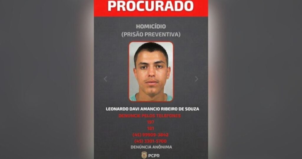 Tudo começou com uma discussão banal, mas o desfecho foi fatal e agora teve um novo capítulo no **Paraná**. Quem foi preso e por que esse caso chamou tanta atenção? A **Polícia Civil do Paraná** prendeu, nesta terça-feira (7), um homem investigado pelo homicídio de **Janaína Teixeira Fogaça**, de **28 anos**, morta em **Cascavel**, no Oeste do estado. Mas o que aconteceu naquela madrugada para uma briga terminar em morte? De acordo com a investigação, o crime ocorreu no último **21 de março** e teria sido motivado por uma discussão envolvendo um **controle remoto** dentro de um estabelecimento. A disputa pelo objeto deu início a um desentendimento no local, abrindo caminho para uma sequência de violência que, pouco depois, terminaria de forma trágica. Quem é o suspeito apontado pela polícia? Segundo as informações da apuração, o homem foi identificado como **Leonardo Davi Amancio Ribeiro de Souza**. Antes do homicídio, ele teria **agredido** e **ameaçado** pessoas no bar. Em seguida, deixou o local. A situação parecia encerrada? Não. Cerca de **15 minutos** depois, ele voltou, e esse retorno mudaria tudo. Como ele retornou e o que aconteceu na sequência? Conforme a investigação, o suspeito voltou **armado** ao estabelecimento e estava acompanhado por **três mulheres**. Foi nesse momento que ele efetuou **disparos de arma de fogo**. Janaína, que trabalhava como **manicure**, foi atingida no **rosto**. Ela chegou a receber **atendimento médico**, mas não resistiu aos ferimentos e morreu. A prisão realizada agora encerra o caso? Ainda não. O que se sabe é que essa captura foi a **quarta prisão** relacionada ao homicídio. Por que quarta? Porque, segundo o delegado **Ian Baptista de Leão**, outras **três mulheres** já haviam sido presas durante o andamento das investigações por suspeita de envolvimento no crime. Essas pessoas tinham alguma ligação anterior com a vítima? Até o momento, a polícia informou que **não foi possível estabelecer uma relação prévia** entre os suspeitos e **Janaína**. Esse ponto permanece sem confirmação nas informações divulgadas até agora, o que mantém parte das circunstâncias do caso ainda sob apuração. E o que aconteceu com o homem preso nesta terça-feira? Após a captura, ele foi encaminhado ao **sistema penitenciário**, onde permanece **à disposição da Justiça**. A prisão representa um avanço importante dentro da investigação, mas os detalhes já confirmados pela polícia seguem concentrados na dinâmica do crime e no envolvimento dos suspeitos. Por que esse caso repercutiu tanto? Porque a motivação apontada pela investigação contrasta de forma brutal com a gravidade do desfecho. Uma discussão por um **controle remoto**, iniciada dentro de um bar, evoluiu para agressões, ameaças, saída do suspeito, retorno com arma de fogo e, por fim, a morte de uma mulher de **28 anos** que foi baleada no rosto. E qual é, afinal, a informação mais importante confirmada até aqui? A **Polícia Civil do Paraná** prendeu, na terça-feira (7), **Leonardo Davi Amancio Ribeiro de Souza**, investigado por matar **Janaína Teixeira Fogaça** após uma discussão motivada por um **controle remoto** em um estabelecimento de **Cascavel**. Segundo a investigação, ele deixou o local após a briga, voltou cerca de **15 minutos depois**, **armado** e acompanhado por **três mulheres**, efetuou disparos, atingiu Janaína no rosto, e ela morreu após receber atendimento médico. Essa foi a **quarta prisão** ligada ao caso, e o suspeito segue no **sistema penitenciário**, à disposição da **Justiça**.
