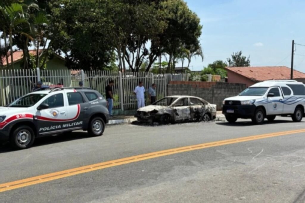 Tudo começou com uma armadilha cruel: o **celular da ex-mulher** teria sido usado para atrair um homem para a morte em **São José dos Campos**, no interior de **São Paulo**. Quem era a vítima? Era **Yuri da Silva Soares**, de **29 anos**, encontrado **carbonizado dentro do próprio carro** no dia **22 de março**, no **Jardim São José**. A descoberta do corpo revelou a brutalidade do caso, mas ainda deixava uma pergunta inevitável: por que ele foi alvo de uma emboscada tão violenta? A resposta começou a surgir a partir da relação de Yuri com uma mulher. O que havia entre eles? Segundo familiares da vítima, Yuri estava se relacionando com ela, mas o relacionamento havia terminado depois que o **ex-marido** dela saiu da cadeia. Esse detalhe, que à primeira vista parecia apenas parte do contexto, logo ganhou outro peso. O que aconteceu depois da saída dele da prisão? De acordo com a investigação, o ex-marido, **João Paulo**, de **21 anos**, descobriu o envolvimento da ex-mulher com Yuri após ser solto recentemente. E por que isso se tornou tão grave? Porque, segundo o delegado **Neimar Camargo**, responsável pelo **Setor de Homicídios e Proteção à Pessoa**, ele teria admitido que mataria tanto a ex quanto o novo companheiro dela. A ameaça, portanto, não era vaga. Ela já apontava diretamente para o desfecho que viria. Mas como a emboscada foi montada? A polícia aponta que João Paulo usou o **celular da ex-mulher** como isca para atrair Yuri. Foi assim que a vítima teria sido levada até a situação em que acabou **baleada e carbonizada**. A sequência do crime, embora cercada pela violência, passou a fazer sentido dentro da linha investigativa: havia motivação, ameaça anterior e um meio para aproximar a vítima sem levantar suspeitas. E a ex-mulher, onde entra nessa história? Em depoimento à **Polícia Civil**, ela afirmou ter sido **espancada** e **ameaçada de morte**. O relato ajuda a entender o ambiente de medo em torno do caso. O que ela fez depois disso? Abandonou a cidade. A decisão reforça a gravidade das ameaças que, segundo seu depoimento, já vinham acontecendo. Como o suspeito foi identificado? Segundo o delegado, o autor do crime foi identificado como **João Paulo**. Ele já tinha **passagens por furto e porte ilegal de arma de fogo**. Esse histórico não explica o crime por si só, mas integra o conjunto de informações reunidas pela investigação. E houve alguma confissão? Sim. Depois do assassinato, João Paulo teria **confessado o crime à ex-sogra**, embora sem detalhar de que forma o cometeu. Quando veio a prisão? O suspeito foi **preso nesta quarta-feira, 8 de abril**, por suspeita de matar o atual namorado da ex-mulher. A prisão ocorreu após o avanço das investigações sobre a morte de Yuri, cujo corpo havia sido encontrado semanas antes, no carro incendiado. O que, afinal, a polícia sustenta até aqui? Que **João Paulo**, recém-solto da cadeia, descobriu a relação da ex-mulher com **Yuri da Silva Soares**, ameaçou matar os dois, teria agredido e ameaçado a mulher, usou o **celular dela** para atrair Yuri e, na emboscada, a vítima foi **baleada e carbonizada**. Depois, ainda segundo as informações do caso, ele teria confessado o assassinato à ex-sogra. Com isso, o nome que aparece no centro da investigação é o de **João Paulo, 21 anos**, preso sob suspeita de matar **Yuri da Silva Soares, 29 anos**, em **São José dos Campos**.